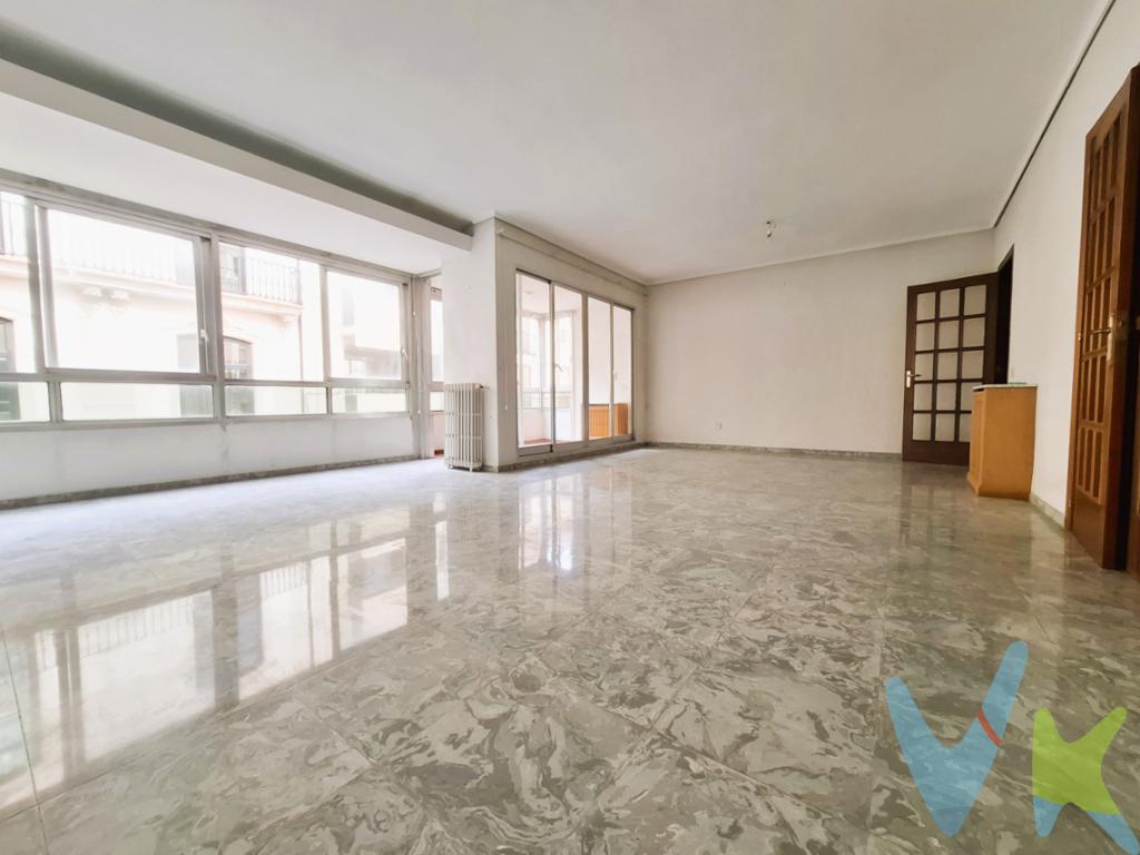 Se ofrece un magnífico piso en venta ubicado en el corazón del casco histórico de Castellón. Esta propiedad, que se sitúa en una primera planta, destaca por su excelente distribución y su generoso espacio. Construida en el año 1967, esta vivienda ha sido diseñada para satisfacer las necesidades de comodidad y confort de sus futuros propietarios.El piso cuenta con una superficie útil de 145 metros cuadrados y un total de 194 metros construidos, lo que garantiza espacios amplios. La estancia central es un salón de 35 metros cuadrados con una terraza de 5 m2, ideal para reuniones familiares o para disfrutar de momentos de relax. Las cinco habitaciones, bien distribuidas, ofrecen múltiples posibilidades de personalización, ya sea para dormitorios, despacho, cuarto de juegos u otras necesidades.El acceso al edificio se ve facilitado por la presencia de un práctico ascensor, lo que agrega valor y comodidad, especialmente para quienes buscan evitar las escaleras. Además, este piso incluye un trastero, proporcionando un espacio extra para almacenamiento, algo siempre necesario y apreciado en una vivienda.Se invita cordialmente a los interesados a conocer más detalles y aclarar cualquier consulta para descubrir todo lo que este maravilloso hogar tiene reservado. Sea testigo de la atmósfera especial y de las magníficas condiciones que le aguardan en este rincón privilegiado del centro de Castellón.Posibilidad de financiación hasta el 100%, pregúntanos y te haremos un estudio gratuito. Agencia Registrada con el número 1.399 en el Registro Obligatorio de Agentes Inmobiliarios de la Comunidad Valenciana. Puede consultar en la web de la GVA.Gastos e impuestos no incluidos en el precio. A título orientativo, en segundas transmisiones, el comprador abonará el Impuesto sobre Transmisiones Patrimoniales (ITP), cuyo tipo general en la Comunidad Valenciana es el 9% (*) sobre la base imponible, que será el mayor valor entre precio de compraventa, tasación o valor de referencia catastral. Gastos de notaría y Registro de la Propiedad: aproximado entre 1.000 y 2.000 euros (aranceles variables según precio, número de copias y complejidad). El comprador escoge libremente notario. El vendedor asume, por ley, los gastos que le correspondan, salvo pacto contrario. Si se precisa hipoteca, tasación, condiciones y costes bancarios según entidad elegida por el comprador; así como los gastos de gestoría y cualesquiera otros inherentes a la formalización de la compraventa. De acuerdo con la ley, no se incluyen en el precio otros gastos o tributos que legalmente correspondan al comprador. Los honorarios de intermediación inmobiliaria al vendedor no incluidos en el precio. Los honorarios de intermediación inmobiliaria al comprador: 2,5% + IVA calculados sobre el precio de venta con un mínimo de 3.000 euros + IVA(*) Consultar condiciones concretas según circunstancias personales o régimen fiscal aplicable. Puedes llamar al 722461985 y te informaremos de tu caso en concreto.El consumidor tiene derecho, conforme a la normativa vigente, a disponer de información y documentación adicional relativa al inmueble y condiciones de la compraventa, accesible en la sede física de la agencia situada en Avenida Rey Don Jaime nº74, 7ºB, Castellón de la Plana. La agencia actúa exclusivamente como intermediaria en la operación. Cualquier compraventa y sus condiciones quedan sujetas en todo caso a la aceptación expresa del vendedor del inmueble y a la posterior formalización del correspondiente contrato. El presente anuncio tiene carácter meramente informativo: la información suministrada se corresponde con la disponible a la fecha de publicación, pudiendo variar en función de las circunstancias o actualizaciones legales, contractuales y fiscales.