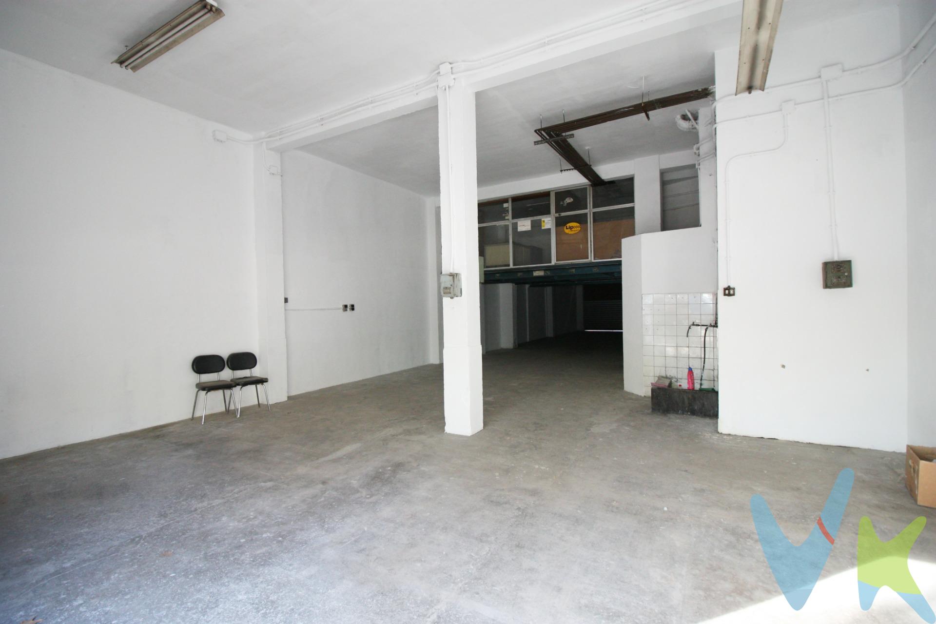 Se vende amplio bajo comercial de 150 m² ubicado en una de las zonas más demandadas de Xirivella, junto a la Avenida Constitución, rodeado de todo tipo de servicios, comercios, transporte público y con gran tránsito peatonal y de vehículos. El local se distribuye en dos plantas:. Planta baja: amplia zona diáfana ideal para área de exposición, atención al público o almacén. Dispone de suelo de hormigón, resistente y de fácil mantenimiento, además de un aseo totalmente funcional. Planta superior: zona habilitada para despachos u oficinas, perfecta para uso administrativo o de gestión. Cuenta con dos puertas principales de persiana metálica que facilitan el acceso y la visibilidad desde la calle, y además dispone de dos accesos traseros, lo que aporta comodidad para carga y descarga o salidas de servicio. Gracias a su ubicación estratégica y su versatilidad, este local es ideal para negocios comerciales, oficinas, talleres, academias o almacenes. 📍 Ubicación: Avenida Constitución, Xirivella.  Superficie: 150 m².  Aseo: 1.  Accesos: 2 principales.  Distribución: 2 plantas (planta baja + altillo/despachos). Una excelente oportunidad de inversión o para establecer tu propio negocio en una de las zonas más consolidadas de Xirivella. 