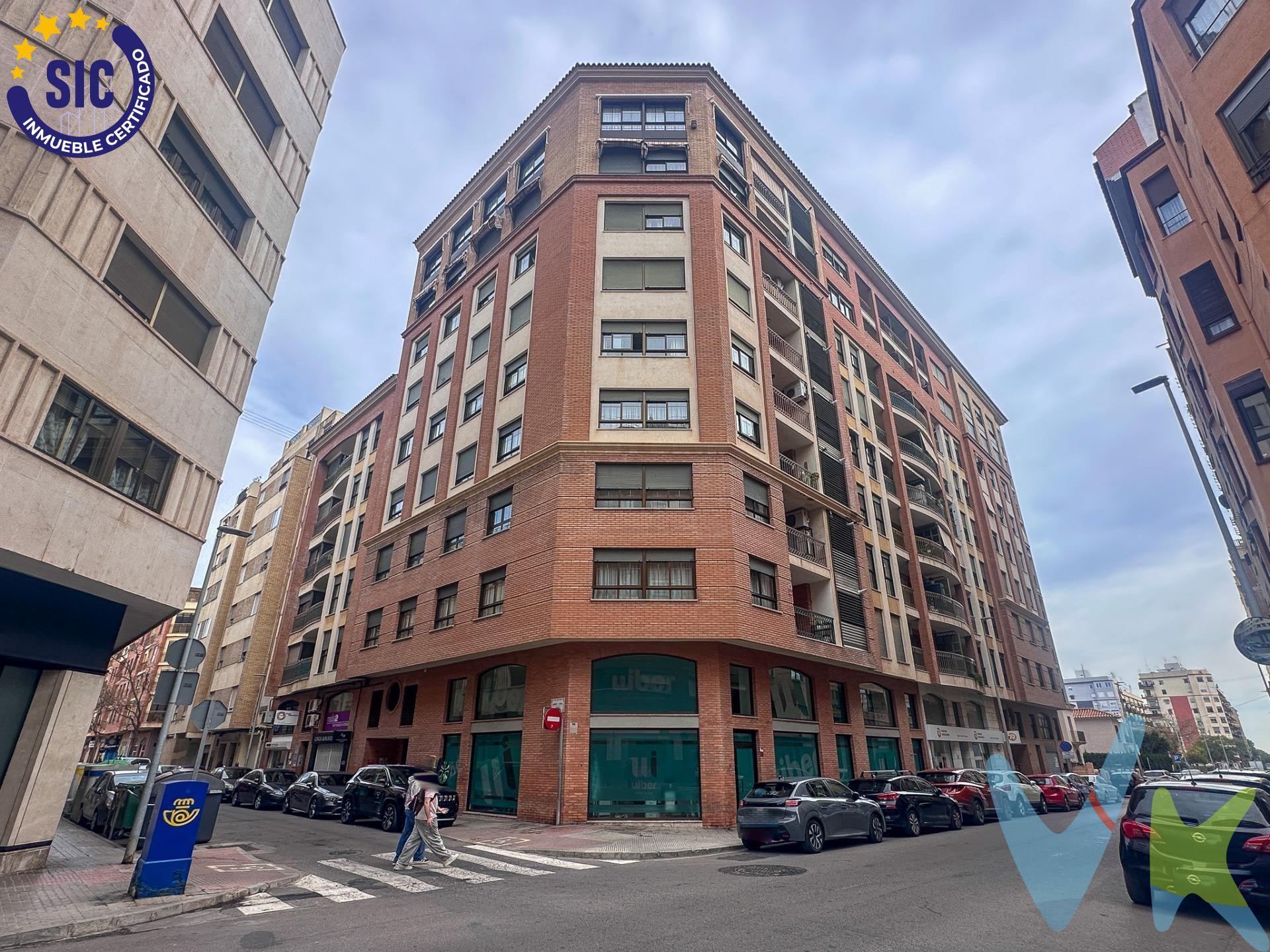 Presentamos esta espectacular vivienda esquinera ubicada en la codiciada zona de Fadrell. Con una distribución eficiente que maximiza el espacio disponible, cuenta con un hall de entrada acogedor que da paso a todas las estancias. La amplia cocina de 15 m² se complementa perfectamente con su galería adyacente para mayor funcionalidad. El luminoso comedor-salón destaca por sus ventanas orientadas a dos calles y acceso directo al balcón privado de 4 m² ideal para disfrutar del aire libre. Esta propiedad alberga tres habitaciones dobles equipadas con armarios empotrados bien distribuidos hacia la calle; además de contar con una habitación principal diseñada como suite matrimonial que incluye vestidor y baño privado completo garantizando comodidad e intimidad. También dispone de otro baño completo adicional así como un pequeño trastero (anteriormente aseo) dentro del hogar destinado al almacenamiento práctico. Destacable es también la inclusión en el precio tanto del garage cómo del trastero situados dentro mismo edificio lo cual agrega valor significativo a esta oferta inmobiliaria. Este inmueble es en exclusiva, con lo que le facilitamos cualquier información sobre la vivienda. Por este motivo, solicitamos no molesten al propietario, ocupantes de la propiedad o vecinos de la comunidad. En todos los casos los precios expuestos son más impuestos y gastos derivados de la transmisión del inmueble. 