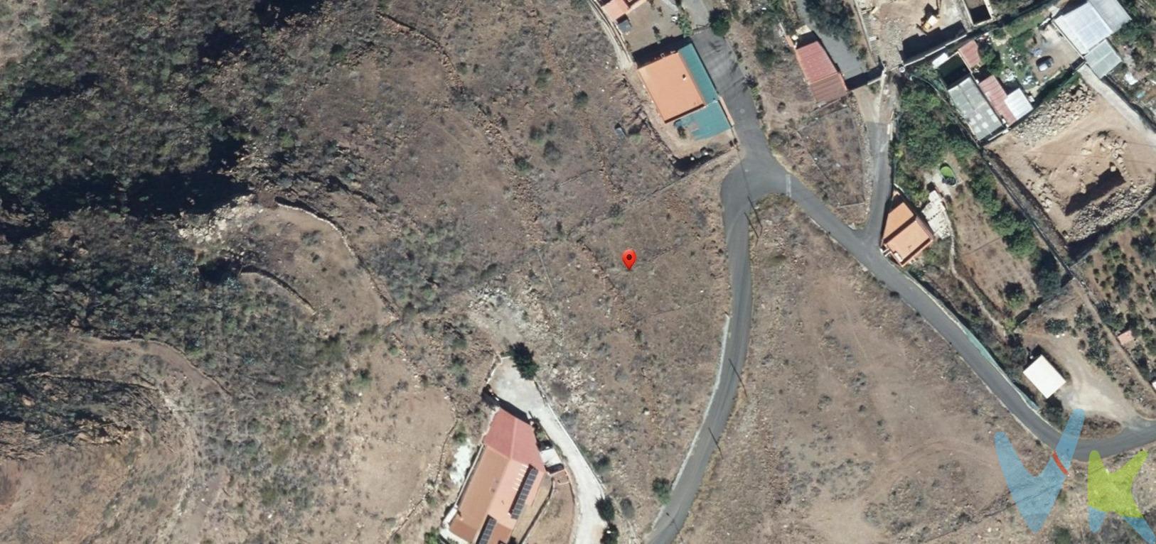 Nuestra agencia ofrece un terreno no urbanizable situado en el barranco de Arguineguin, dirección carretera general de Soria, concretamente en el barrio de las Filipinas y a pocos minutos del pueblo de Cercados de Espino. Terreno próximo a la carretera ideal para cultivos de verduras o frutales. Próximo a la carretera. Dispone de algo más de mil metros cuadrados. Calificado el suelo como uso principal agrario. Posibilidad de contratar el agua de la presa o manantial. . Vistas a las montañas y zonas rurales de la zona. *Visita al inmueble*: Todos aquellos interesados ​​en visitar el inmueble deberán presentar un documento identificativo válido como DNI, NIE o pasaporte antes de la visita. Además, deberá firmar un formulario de visitante al ingresar a la propiedad. MÁS INFORMACIÓN:. - La utilización del inmueble estará siempre sujeta a la legislación aplicable. - El precio de venta no incluye impuestos ni gastos de compraventa tales como el impuesto de transmisiones patrimoniales (6,5% o 1% en la primera transmisión más el IGIC correspondiente en este último caso), registro de la propiedad y honorarios de notaría y corretaje. - La información de la propiedad puede contener errores y cambios involuntarios. . . . . . . 