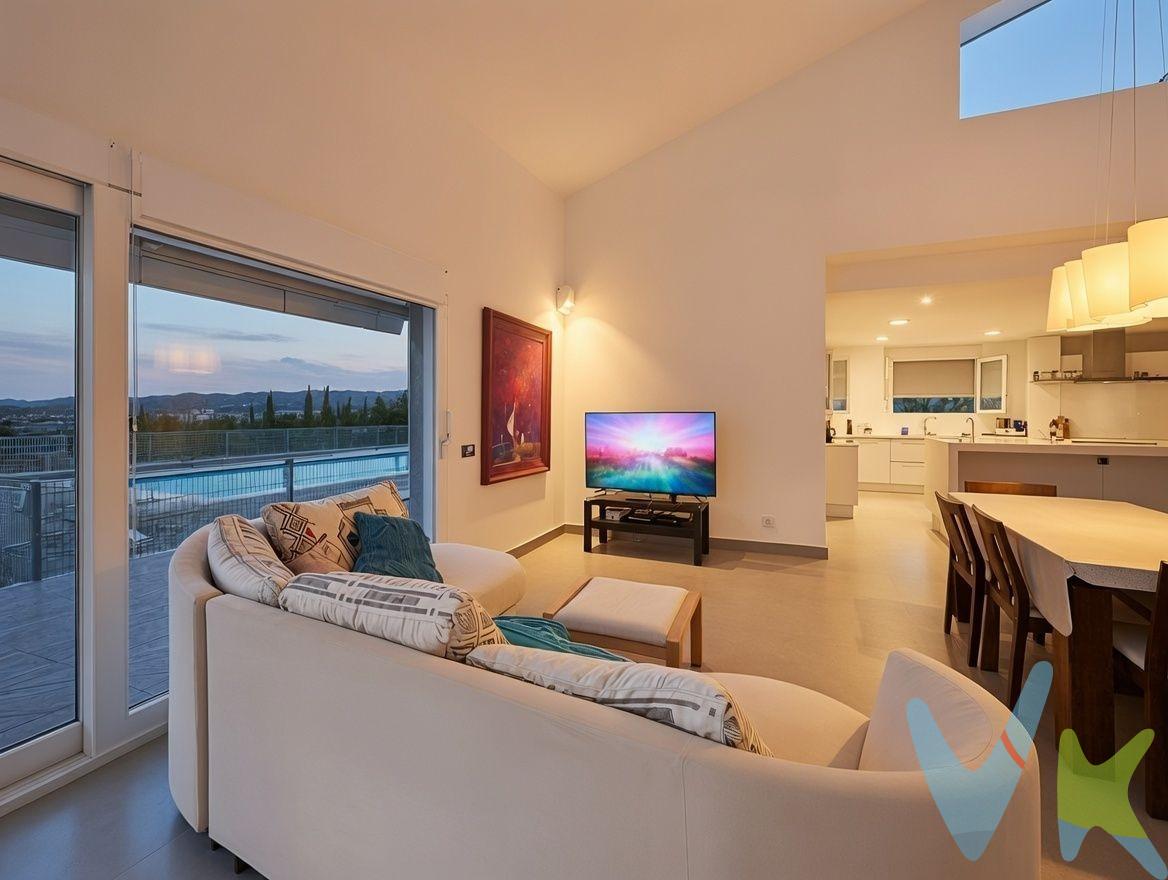 Hay casas que se eligen tanto por la calidad de su construcción como por las sensaciones que transmiten al cruzar la puerta. Esta propiedad lo reúne absolutamente todo. Ubicada en la tranquilidad de la Partida Bolvens, esta villa de 515 m2 construidos está diseñada para ofrecer una vida cómoda, privada y llena de luz, manteniendo colegios, supermercados y todos los servicios de Xàtiva a solo unos minutos. Arquitectura luminosa: Fachada orientada para aprovechar la luz natural de la mañana a la noche, con techos altos y ventanales que integran las vistas despejadas a la sierra en el día a día. Sótano con luz natural: Un espacio polivalente y versátil con hueco para todo. Ideal para montar tu propio gimnasio, zona de ocio, taller creativo, despacho o almacenamiento sin restar espacio a la vivienda. 4 habitaciones dobles y 4 baños completos: Espacios amplios y bien distribuidos que aseguran que cada miembro de la familia disfrute de su propio refugio de descanso. Climatización perfecta: Suelo radiante que te recibe cálido en invierno, combinado con aire acondicionado y calefacción central para mantener la temperatura ideal siempre. El corazón del hogar: Cocina americana abierta al salón, perfecta para compartir el café de la mañana o alargar las sobremesas sin prisa. Paellero/barbacoa cerrado independiente: Diseñado para organizar reuniones familiares y asados los fines de semana en cualquier época del año, haga el tiempo que haga. Piscina privada rodeada de solárium para darte un chapuzón cuando quieras, con total intimidad y sin miradas ajenas. 6.810 m2 de parcela vallada: Un gran espacio exterior con zona de huerto privado para conectar con la naturaleza y cultivar tus propios productos. Mantenimiento sin esfuerzo: Sistema de riego automático instalado para que el jardín se mantenga solo. Eficiencia y seguridad: Placas solares para agua caliente sanitaria, puerta blindada, alarma, doble garaje, trastero y galería. Una vivienda completa, cómoda y eficiente donde de verdad apetece construir tu día a día. ¿Quieres sentir en persona todo lo que ofrece esta casa? Contacta para organizar una visita privada. VENTA:. PVP 680.000€. Gastos e impuestos no incluidos en el precio. La compra conlleva impuestos y gastos de formalización para el comprador. A título orientativo se informa que en segundas transmisiones el ITP con carácter general en Valencia es del 9%, pudiendo existir otros tipos impositivos atendiendo a las circunstancias personales del comprador u otras circunstancias previstas legalmente. Base imponible del impuesto el mayor valor entre el precio de compraventa, la tasación o el valor de referencia catastral. En cuanto a los gastos de notaría y registro, en su caso, suelen oscilar aprox. entre 1,5% y 2,5% (aranceles variables según precio, n.º de copias y complejidad). El comprador elige notario. Si el comprador precisase de hipoteca: tasación, condiciones y costes bancarios serán según entidad elegida por el comprador, así como los gastos de gestoría, y cualesquiera otros gastos inherentes a la formalización de la compraventa que legalmente correspondan a la parte compradora, salvo pacto expreso en contrario con el vendedor. El consumidor tiene, conforme a la normativa vigente, a su disposición información y documentación adicional relativa al inmueble y condiciones de la compraventa, que podrá ser consultada en C/Joaquín Costa 4, bajo 46005 Valencia o urbe2@remax.es. Honorarios de mediación inmobiliaria a cargo del COMPRADOR: (3% del precio final de venta más IVA (21%), salvo otro pacto.); y de VENDEDOR (según acuerdo con el mismo). Se informa al consumidor que la agencia actúa como intermediaria inmobiliaria en la operación, estando cualquier eventual compraventa y sus condiciones sujeta a la aceptación expresa del propietario-vendedor y a la posterior formalización del correspondiente contrato.