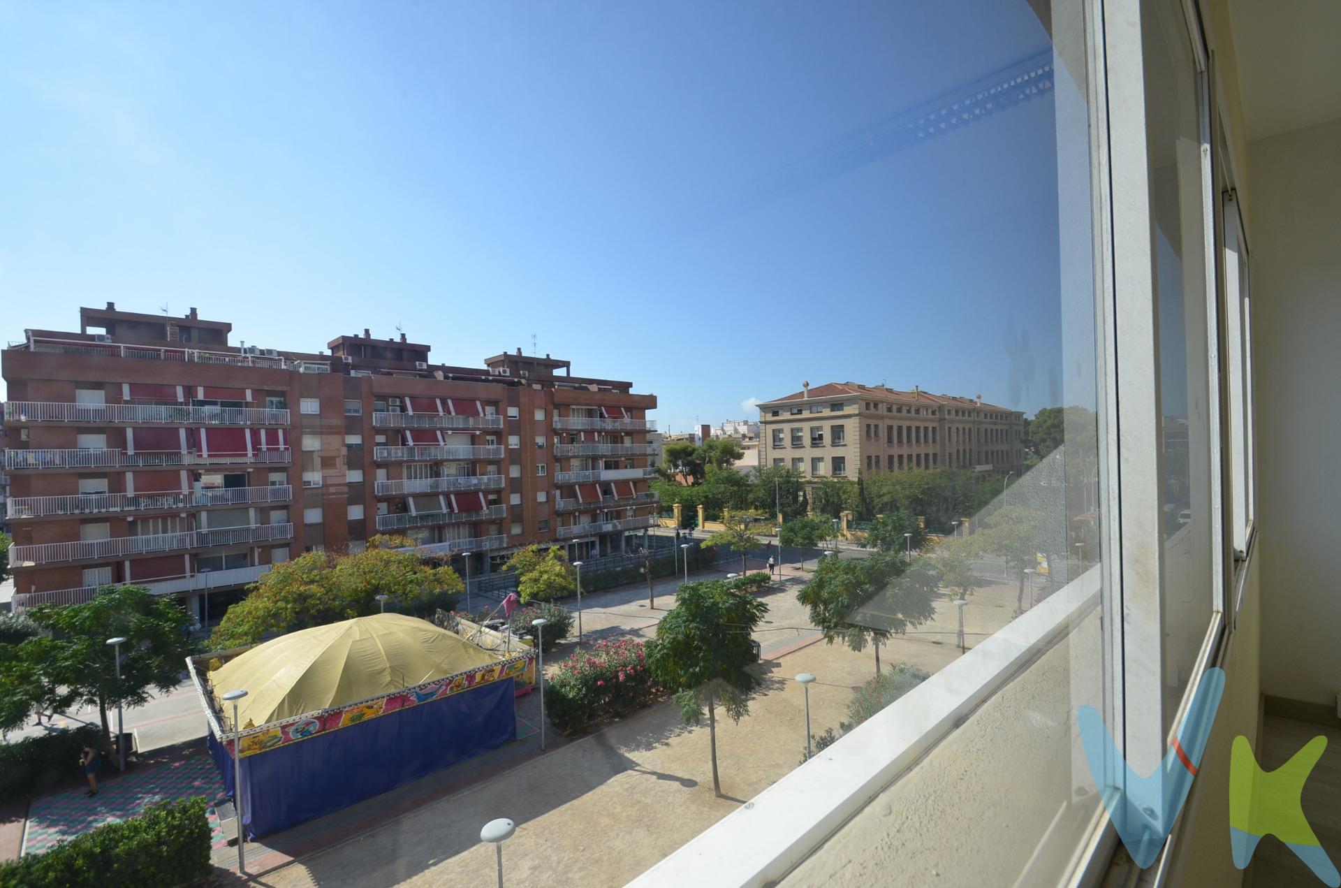 Despacho en venta ideal para oficinas en edificio comercial que dispone de ascensor y zona comunitaria. Situado al lado del Mercat Principal y de la Rambla de Vilanova. Exterior y luminoso, totalmente preparado para entrar. El precio no incluye impuestos (ITP, IVA y AJD), ni los gastos de notario ni los de registro.