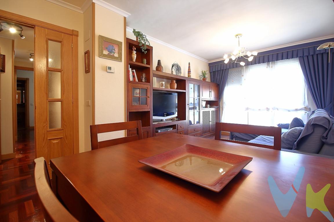 PVENTA DE PISO CON LAZA DE GARAJE INCLUIDA Y OPCION A UNA SEGUNDA PLAZA.Se ofrece en venta un encantador piso situado en la codiciada zona de La Florida, en la ciudad de Oviedo. Esta propiedad representa una oportunidad excepcional para quienes buscan un hogar acogedor y bien situado. Sus características la convierten en una elección ideal tanto para jóvenes profesionales como para familias pequeñas. El piso dispone de plaza de garaje y hay opción a una segunda plaza por 13500 euros.Con una superficie de 60 metros útiles y 68 metros construidos, el piso se localiza en la quinta planta de un edificio que data del año 2004, lo que garantiza materiales modernos y un diseño acorde a las exigencias contemporáneas. Este inmueble conjuga comodidad y practicidad, ofreciendo un entorno de vida ideal en una de las zonas más demandadas de la ciudad.El acceso al edificio es sencillo gracias a su moderno ascensor, facilitando la movilidad diaria y aportando una significativa comodidad. Además, la propiedad incluye una plaza de garaje, proporcionándote la tranquilidad de tener tu vehículo siempre seguro y a la mano. Junto al aparcamiento, un trastero complementa el espacio disponible, brindando una solución perfecta para el almacenaje de objetos que requieran un lugar adicional.La distribución interior del piso ha sido planificada para optimizar cada uno de sus rincones. Dispone de dos habitaciones perfectamente iluminadas, pensadas para ofrecer el máximo confort. Estas salas se adaptan a diversas necesidades, funcionando como dormitorios amplios, oficina o zona de estudio. La calidad de los materiales empleados, junto a las ventanas de buen tamaño, aseguran una atmósfera luminosa y agradable durante todo el día.El diseño del piso busca maximizar la sociabilidad, integrando una sala de estar espaciosa con áreas de comedor, lo que resulta ideal para encuentros con familiares y amigos. Esta área cobra vida gracias a su luminosidad y dimensiones, haciendo que cada experiencia compartida sea memorable y placentera. La cocina, funcional y moderna, está equipada para facilitar todas las labores culinarias, convirtiéndola en el lugar perfecto para los aficionados a la gastronomía.Uno de los aspectos más destacados de esta vivienda es su excelente ubicación en La Florida. Los residentes disfrutarán de un barrio tranquilo, al mismo tiempo que gozan de un fácil acceso a los servicios básicos y al transporte público, con paradas de autobús cercanas que conectan eficazmente con el resto de Oviedo. Esta accesibilidad convierte el piso en una opción ideal para aquellos que valoran una buena comunicación urbana sin renunciar a un entorno residencial sereno.Invitamos a todos los interesados a concertar una visita para descubrir personalmente el encanto de este piso. Cada rincón del inmueble ha sido concebido para brindar una experiencia de vida acogedora y gratificante. No pierdas la oportunidad de conocer un espacio que puede convertirse en tu futuro hogar. Contáctanos para concertar una cita y dar el primer paso hacia una vida plena en La Florida, Oviedo. Las propiedades con estas características y en esta ubicación no suelen estar mucho tiempo en el mercado. ¡Esperamos verte pronto!Contamos con más de 35 años de experiencia acreditada y nuestro objetivo es garantizarle un servicio de compra humano, ético, de calidad, fácil y seguro. Nuestro equipo lo integran agentes con la titulación AIR (Agente Inmobiliario Registrado), somos CRS (Council of Residential Specialist) y API. (Agente de la Propiedad Inmobiliaria Colegiado nº248). Contamos con un seguro de Caución que nos permite garantizar el depósito de las cantidades entregadas por nuestros clientes.Te ayudamos con la financiación con las mejores condiciones hipotecarias hasta el 100%.Consulte en nuestras reseñas de Google lo que opinan los clientes que ya han trabajado con nosotros.El precio no incluye gastos de notaría, registro e impuesto de transmisiones.