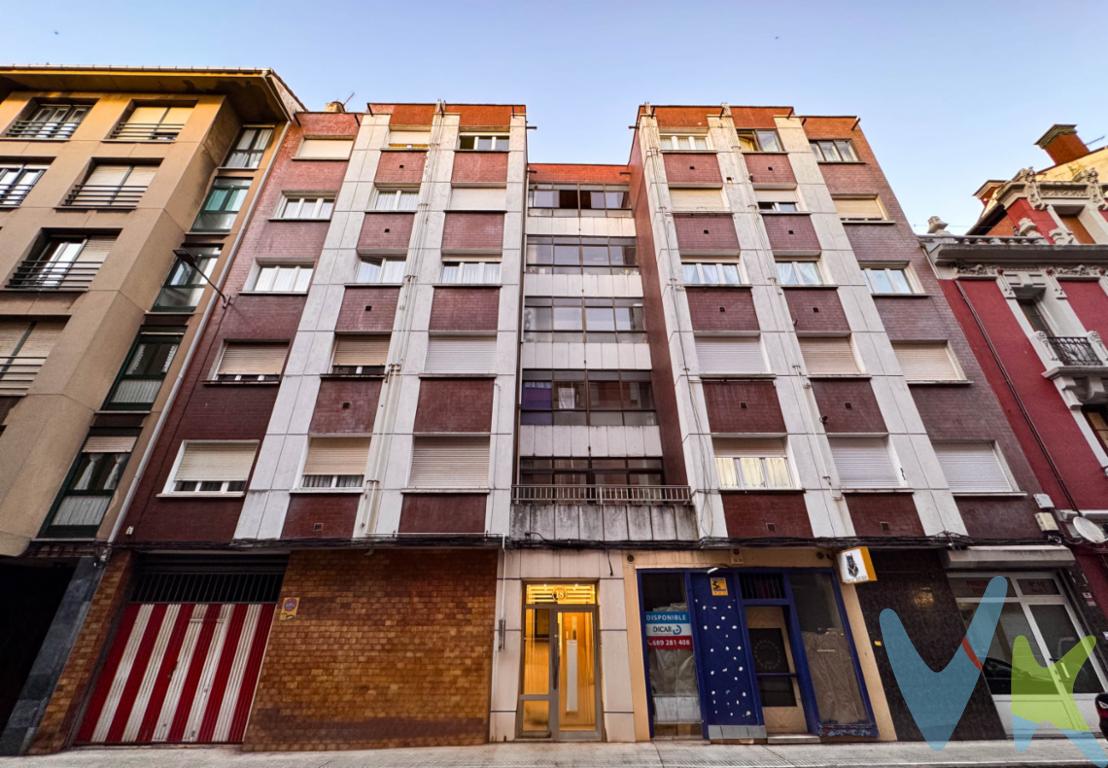 Si buscas una vivienda que tenga un precio razonable y que no haya que gastar en demasiadas reformas para poder vivir, aquí tienes tu opción. A un paso del Parque del cerillero, nos encontramos con una vivienda con el salón y la cocina a la calle, y 3 dormitorios que proyectan sus vistas al patio. La vivienda además dispone de 1 baño y una despensa.Llámanos, estaremos encantados de atenderte, y te invitamos a que vengas a conocerla.