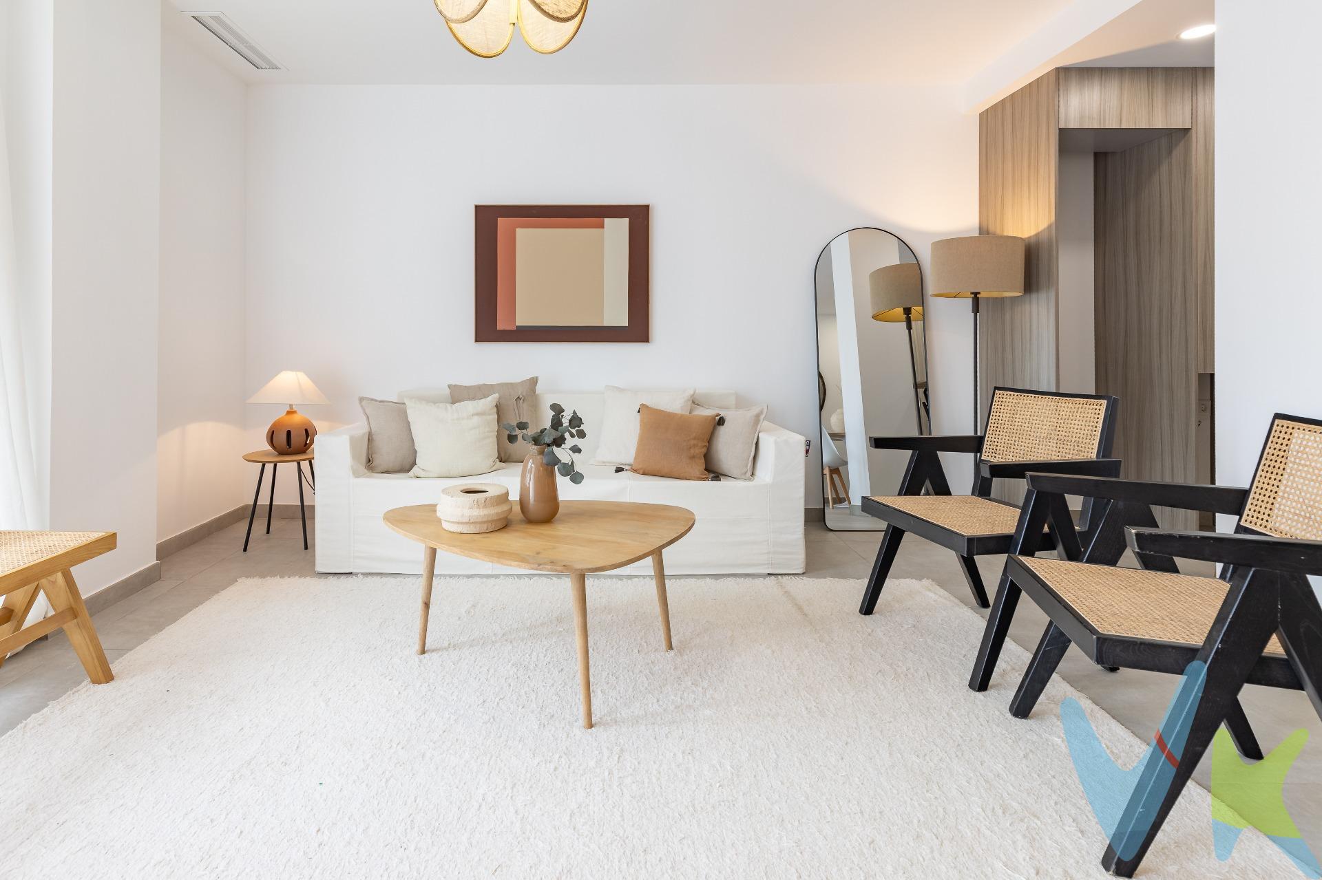 Descubre esta estupenda vivienda de obra nueva, totalmente a estrenar. Ubicada en una de las zonas más valoradas de Manises, en la calle Maestro Bretón. Forma parte de un residencial actual y muy cuidado, pensado para ofrecer comodidad y calidad de vida gracias a sus magníficas instalaciones: piscina comunitaria, área infantil y agradables espacios comunes donde relajarse y disfrutar en familia. La vivienda cuenta con 2 dormitorios, 1 baño completo, distribuidos de manera funcional para aprovechar al máximo cada estancia. El salón-comedor con cocina integrada destaca por su amplitud y por la luminosidad que recibe durante todo el día, creando un espacio acogedor y versátil. Desde el salón se accede a una gran terraza privada de casi 50 m², perfecta para disfrutar del aire libre, crear una zona chill-out o un comedor exterior donde pasar agradables veladas. Los acabados han sido seleccionados para garantizar confort y estilo:. 	•	Carpintería exterior de aluminio con vidrio Climalit, que mejora el aislamiento térmico y acústico. 	•	Puertas interiores lacadas en blanco, que aportan sensación de amplitud y modernidad. 	•	Sistema de aerotermia para el suministro de agua caliente, eficiente y sostenible. 	•	Materiales de diseño que aportan coherencia estética y calidad en todos los ambientes. El edificio dispone de ascensor y ofrece la posibilidad de adquirir plaza de garaje y trastero opcional con acceso directo a la vivienda.  Además, el residencial cuenta con un práctico espacio comunitario cerrado destinado al almacenamiento de bicicletas, proporcionando un extra de comodidad y seguridad. La ubicación es ideal: Manises ofrece todos los servicios imprescindibles —colegios, supermercados, centros de salud, zonas verdes— y excelentes conexiones mediante metro y autobús tanto con Valencia como con el aeropuerto. Un municipio con historia y tradición ceramista que mantiene un ambiente tranquilo y cercano. Una vivienda confortable, luminosa y con excelentes prestaciones, perfecta para quienes buscan estrenar hogar en una promoción moderna en pleno centro de Manises. 