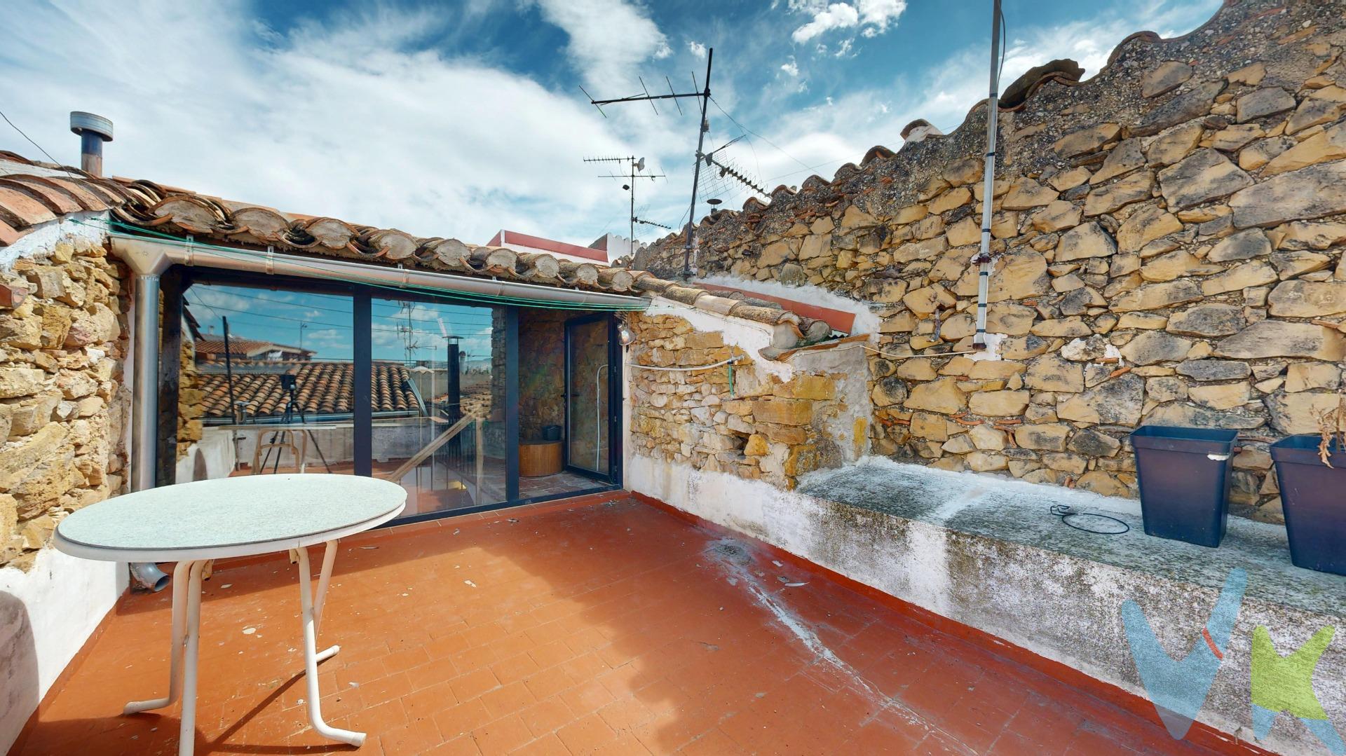  Casa con Encanto y Potencial en Albocàsser . ¿Imaginas vivir en una casa con personalidad, llena de detalles tradicionales y al mismo tiempo con infinitas posibilidades de reforma? Esta propiedad en Albocàsser es mucho más que una vivienda: es una oportunidad única para crear el hogar de tus sueños o una inversión con gran proyección.  Detalles que enamoran:. Cinco habitaciones en total: cuatro dobles y una individual. Balcones en dos estancias, aportando luminosidad y ventilación natural. Elementos originales con carácter: vigas de madera vistas y suelos hidráulicos. Salón-comedor con chimenea y horno de leña, perfecto para disfrutar en invierno y para dar sabor a la vida con recetas tradicionales. Terraza tipo solárium con vistas despejadas, un espacio ideal para un chill-out privado o una zona de relax. .  Gran potencial de reforma:. Actualmente cuenta con un baño, pero su distribución permite añadir fácilmente un segundo baño y diseñar espacios a medida. Además, la buhardilla con muros de piedra ofrece un rincón auténtico con acceso directo a la terraza.  Ubicación privilegiada:. En una zona tranquila del encantador pueblo de Albocàsser, disfrutarás de la calma del entorno rural sin renunciar a la comodidad de tener todos los servicios a mano.  Una casa con alma, lista para transformarse en tu proyecto personal. O para inversores con visión.   Contáctanos y ven a descubrir todo lo que esta propiedad puede ofrecerte. .  Albocàsser: un rincón auténtico del Alt Maestrat. Albocàsser (Albocácer en castellano) es uno de esos pueblos que parecen detenidos en el tiempo, un lugar donde la historia, la tradición y la naturaleza se funden en armonía. Ubicado en la comarca del Alt Maestrat, a unos 60 km de Castellón y a 540 metros de altitud, esta villa de poco más de 1.400 habitantes ofrece un estilo de vida tranquilo, rodeado de paisajes de olivos, almendros y encinas. Mudarse aquí significa descubrir un ritmo distinto de vida, donde la autenticidad rural se combina con un rico patrimonio cultural y la hospitalidad de sus vecinos. . ---.  Ubicación y entorno. Albocàsser está perfectamente conectado por carretera (CV-10 y CV-15), lo que facilita llegar desde Castellón o la costa mediterránea en menos de una hora. El pueblo se asienta sobre una suave colina, desde la que se divisan extensos campos y montañas cubiertas de vegetación mediterránea. El clima mediterráneo de interior ofrece veranos suaves (20-24 °C) e inviernos fríos pero soportables (3-9 °C), lo que lo convierte en un lugar agradable durante todo el año. . ---.  Patrimonio e historia viva. Habitar Albocàsser es convivir con la historia. Desde las pinturas rupestres del Parque Cultural de la Valltorta-Gasulla (Patrimonio de la Humanidad) hasta las huellas de la Orden de Montesa en la Edad Media, cada rincón cuenta una historia. Lugares imprescindibles:. Ermita de los Santos Juanes (s. XIII): gótica, con sepulcro medieval y retablo del XV. Iglesia Parroquial de la Asunción (s. XVII): de estilo barroco con retablos góticos y obras de gran valor. Ermita y hospedería de Sant Pau (s. XV-XVIII): declarada BIC, con murales y vistas encantadoras. Castillo templario y Torre de la Fonteta (s. XVI): restos medievales que evocan batallas y defensas. Palacio Fuster (s. XVIII): elegante construcción civil en la calle Mayor. . Cada paseo por Albocàsser es un viaje en el tiempo: calles estrechas, portales de piedra, fuentes tradicionales y masías dispersas que recuerdan la vida agrícola de siglos pasados. Anímate a descubrirlo!. 