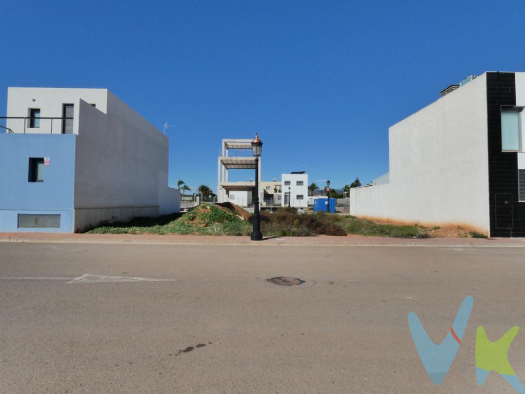 Excelente solar de 240 m2, donde poder construir de tu futura vivienda unifamiliar. El solar cuenta con orientación Sureste-Suroeste a 2 calles, para optimizar la distribución de tu futura vivienda. Edificabilidad de planta baja + 1 altura + buhardilla.Situado junto a la mayor zona verde de Rafelbunyol, al Polideportivo, al colegio y la guardería publica de Rafelbunyol una autentica oportunidad.Normativa: Plan parcial sector IV - Zona de suelo residencial, zona de vivienda agrupada.