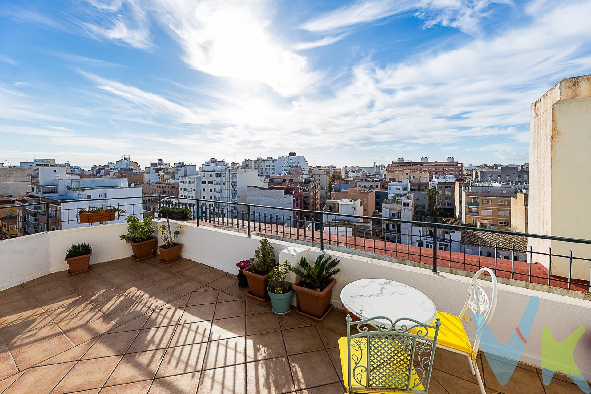 PALMA-CARRER JOAN BAUZÀ.- Luz a raudales, vistas despejadas y poder entrar a vivir sin necesidad de reformar. El sobreático que buscas, ¡se ha puesto a la venta para que lo compres tú! . Te presentamos esta coqueta vivienda de 58 m2 útiles muy bien distribuidos. Con un comedor amplio y funcional, con salida a una terraza privada de 20 m2 con unas magníficas vistas a la ciudad de Palma. . La zona de noche cuenta con 2 habitaciones exteriores (1 doble y 1 sencilla). Desde la habitación de matrimonio accedemos a la segunda zona de terraza de 25m2 (12,5m2 acristalados y 12,5m2 de terraza exterior). La vivienda se encuentra en la séptima planta con ascensor de un edificio con una comunidad tranquila con una cuota muy cómoda de 60€ con agua incluida. La vivienda está completamente renovada, contando con instalaciones de electricidad y fontanería nuevas. . ¡No dudes en llamarnos y solicitar una visita!