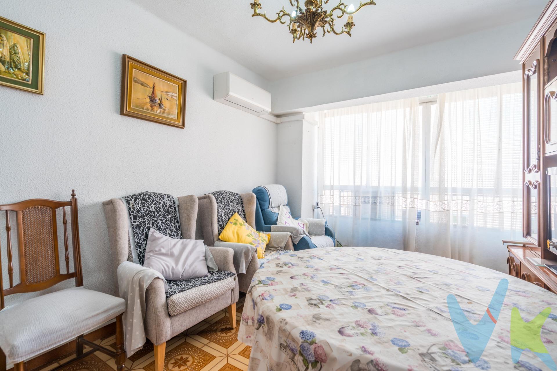 Luminoso piso con ascensor y 3 habitaciones, en una zona perfectamente conectada con Valencia. Ubicado en el barrio de Orriols, esta vivienda lista para entrar a vivir representa una excelente oportunidad tanto para familias como para quienes buscan amplitud, comodidad y una ubicación estratégica a pocos minutos del centro de Valencia. La vivienda dispone de aire acondicionado en comedor, cocina independiente, tres habitaciones ,dos dobles y una individual con armario empotrado de tres puertas, ascensor y una distribución cómoda y funcional, ideal para el día a día. Su estado permite entrar a vivir desde el primer momento. Uno de los grandes atractivos de la zona es su excelente conexión mediante tranvía, autobuses y rápidas salidas hacia cualquier punto de la ciudad, además de contar con todos los servicios alrededor: supermercados, colegios, comercios, centros deportivos y zonas verdes. Muy cerca encontrarás Parque Orriols, una amplia zona ajardinada junto al estadio Ciutat de València con espacios deportivos, piscina, pistas de pádel, tenis y zonas infantiles. La zona dispone además de excelentes servicios de proximidad como Mercadona, Lidl, Supercor y conexión cercana con tranvía mediante Orriols. Orriols destaca por su vida de barrio, su comodidad y su cercanía inmediata a Valencia capital, convirtiéndose en una opción cada vez más buscada por quienes quieren vivir cerca del centro con todos los servicios al alcance. Una vivienda práctica, bien ubicada y con muchísimo potencial en una de las zonas mejor conectadas de Valencia. Este inmueble se comercializa en exclusiva por expreso encargo de la propiedad, garantizando así una gestión profesional, una información clara y un proceso de compra seguro y transparente para todas las partes.