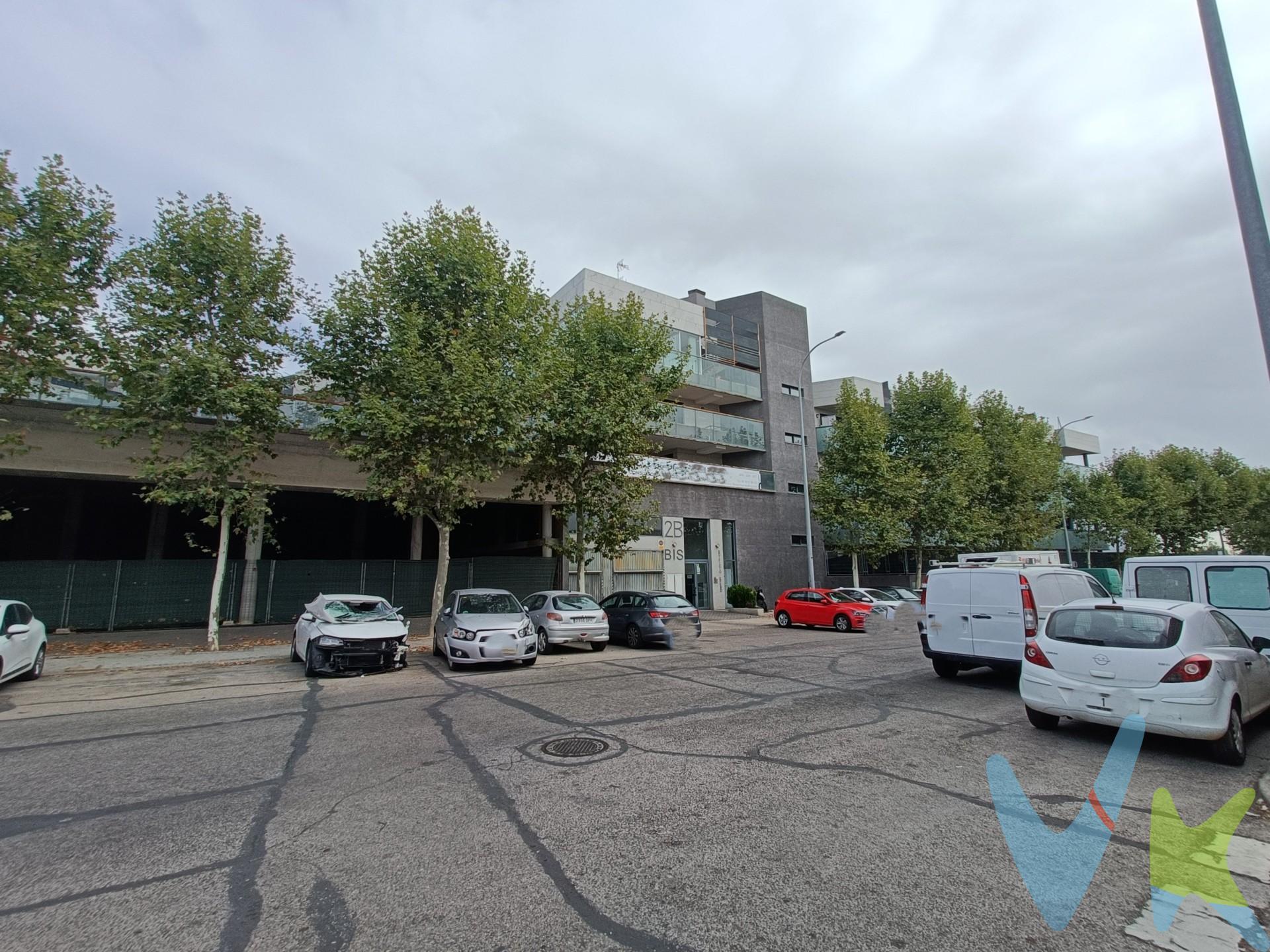 Nuevo milenio te ofrece estos DOS DESPACHOS PROFESIONALES UNIDOS, con posibilidad de un tercero, en el polígono industrial de VENTORRO DEL CANO, con fácil acceso desde la  M40 y M50, próximo a universidades, Hospital Quirón, Ciudad de la Imagen y al Centro financiero del Banco Santander. Metro ligero a corta distancia. 

Cuenta con varios espacios de trabajo, zona de cocina (sin montar pero con instalaciones), baño y terraza de 14 m2. Actualmente se encuentra unido a otros dos despachos más, pudiendo ser adquirido de forma individual o todo en su conjunto.

Dispone de DOS PLAZAS DE GARAJE Y DOS TRASTEROS. Posibilidad de adquirir una tercera plaza de garaje por 12.000 € adicionales. 

Contáctanos para más información.

Gastos e impuestos no incluidos en el precio publicitado. La agencia actúa en representación y por mandato del vendedor. Las condiciones de la venta establecen que el comprador deberá abonar un importe adicional fijo del 1,5%, más 21% de IVA, sobre el precio publicitado. La reserva del inmueble sólo se producirá después de que una propuesta de compra haya sido expresamente aceptada por el vendedor.

A título orientativo se informa que en segundas transmisiones el ITP con carácter general en Madrid es del 6%, pudiendo existir otros tipos impositivos atendiendo a las circunstancias personales del comprador u otras circunstancias previstas legalmente. Base imponible del impuesto el mayor valor entre el precio de compraventa, la tasación o el valor de referencia catastral. En cuanto a los gastos de notaría y registro de la propiedad, en su caso, son variables, dependen de aranceles según precio y complejidad, oscilando aprox. entre un 0,2% y un 2%. Si el comprador precisase de hipoteca: tasación, condiciones y costes bancarios serán según entidad elegida por el comprador, así como los gastos de gestoría y cualesquiera otros gastos inherentes a la compraventa que legalmente correspondan a la parte compradora, salvo pacto expreso en contrario con el vendedor. El consumidor tiene, conforme a la normativa vigente, a su disposición información y documentación adicional relativa al inmueble y condiciones de la compraventa, que podrá ser consultada en la sede física de la agencia.