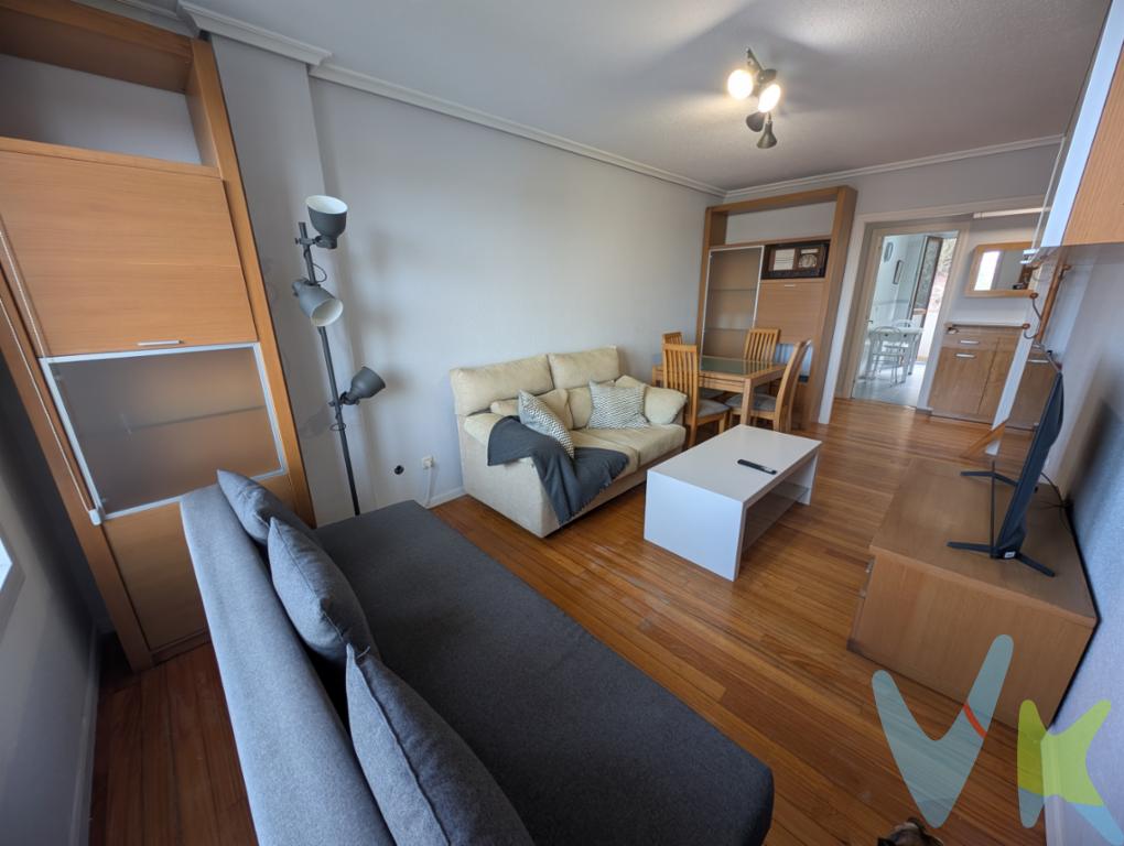  Se vende piso en Suances, situado en Calle Comillas, en una zona tranquila y bien comunicada, con todos los servicios cerca.La vivienda se encuentra en tercera planta y cuenta con 68 m² construidos, distribuidos en dos habitaciones, baño completo, cocina independiente con tendedero y salón. Todas las estancias son exteriores, lo que aporta mucha luz natural durante todo el día.Desde la vivienda se disfrutan vistas a la zona común con dos piscinas y al entorno, lo que la convierte en un lugar ideal para relajarse y disfrutar del verano.Incluye además:La vivienda se encuentra lista para entrar a vivir, sin necesidad de reformas.Una opción ideal tanto como primera vivienda, segunda residencia cerca del mar o inversión en una de las localidades más demandadas de Cantabria.Honorarios a cargo del comprador: 1%, IVA no incluido. Impuestos, gastos notariales y registrales no incluidos.Dos piscinas comunitariasTrastero en bajocubierta con ventana VeluxGaraje dobleZona de aparcamiento privado