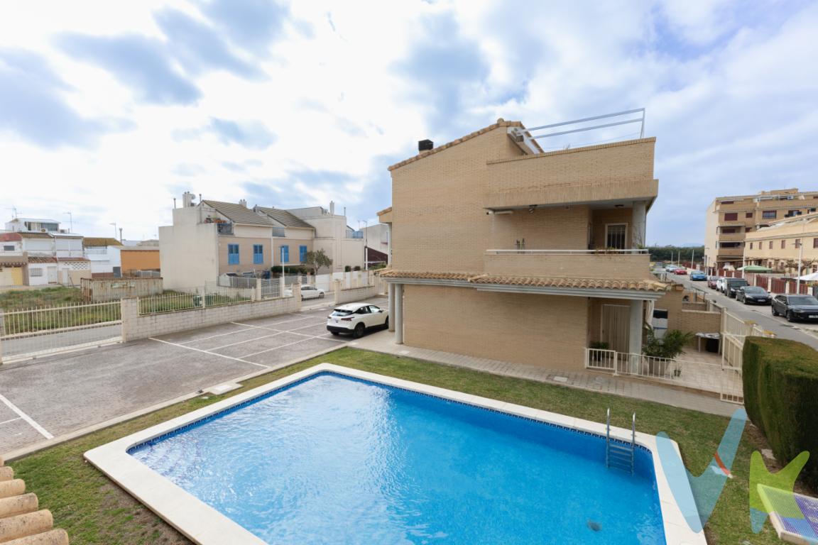 Descubre este magnífico dúplex en Almenara, Casablanca (Castellón), situado a tan solo 300 metros de la playa, en un entorno tranquilo y privilegiado que combina la cercanía al mar y a la montaña, ideal para quienes desean vivir cerca de Valencia y Castellón.Construido en 2008 y con una superficie construida aproximadamente de  171  m², esta vivienda moderna y luminosa destaca por su excelente distribución y acabados de alta calidad. En la planta baja se accede a una amplia zona de entrada que conduce a un espacioso dormitorio equipado con un armario empotrado triple, aire acondicionado y ventanas climalit con mosquiteras, garantizando confort y eficiencia energética. Además, en este nivel se encuentra un baño completo con ducha, reformado en 2022, una cocina de muebles de alta calidad con instalación de ósmosis y un amplio luminoso salón-comedor, también climatizado, que se abre a una terraza exterior de 11,16 m², perfecta para disfrutar del clima mediterráneo.Subiendo al nivel superior (ático) se accede a un hall que da lugar a dos amplios dormitorios con armarios empotrados, complementados por un segundo baño completo con ducha. La joya de este nivel es su espectacular terraza de 21,51 m², que ofrece un espacio ideal para relajarse y contemplar las vistas, fusionando el interior con el exterior en un ambiente único.La propiedad cuenta, además, con una plaza de aparcamiento de 10 m², lo que aporta comodidad y practicidad en el día a día.El complejo residencial dispone de piscina y se encuentra rodeado de zonas verdes, lo que refuerza la sensación de paz y bienestar. Cada detalle ha sido pensado para proporcionar un estilo de vida cómodo y moderno: desde la instalación de ósmosis en la cocina hasta las mosquiteras en todas las ventanas y el aire acondicionado en las áreas de mayor uso.Las medidas y planos adjuntos, evidencian el excelente aprovechamiento de los espacios, haciendo de este dúplex una oportunidad inigualable para quienes buscan calidad, diseño y una ubicación privilegiada. Además, dispones de un tour virtual para conocer cada rincón de la propiedad sin moverte de casa: https://protourvirtual360.es/TOURS/AmbarGroup/Casablanca/index.htmPara más información y para conocer otras propiedades, también puedes visitar nuestra web www.ambargroup.es.No dejes escapar la oportunidad de vivir en un entorno donde la comodidad, la modernidad y la naturaleza se combinan para ofrecerte una calidad de vida excepcional. ¡Contáctanos y descubre tu nuevo hogar en Almenara!Por mandato expreso del propietario, comercializamos este inmueble en exclusiva, garantizando un servicio de calidad y un trato sencillo, sin la intervención de terceros. Por ello, se solicita amablemente no perturbar al propietario, a los ocupantes o vecinos agradeciendo su comprensión.La oferta está sujeta a cambios de precio o retirada del mercado sin previo aviso. Este anuncio, que incluye textos, fotos, imágenes u otros contenidos, se ofrece únicamente a título informativo y no es vinculante, ya que la información proviene de terceros y puede contener errores.El inmueble se vende en cuerpo cierto, y las medidas indicadas son aproximadas.Agencia registrada con el n.º 2658 en el Registro Obligatorio de Agentes Inmobiliarios de la Comunidad Valenciana. Puede consultarse en la web de la GVA