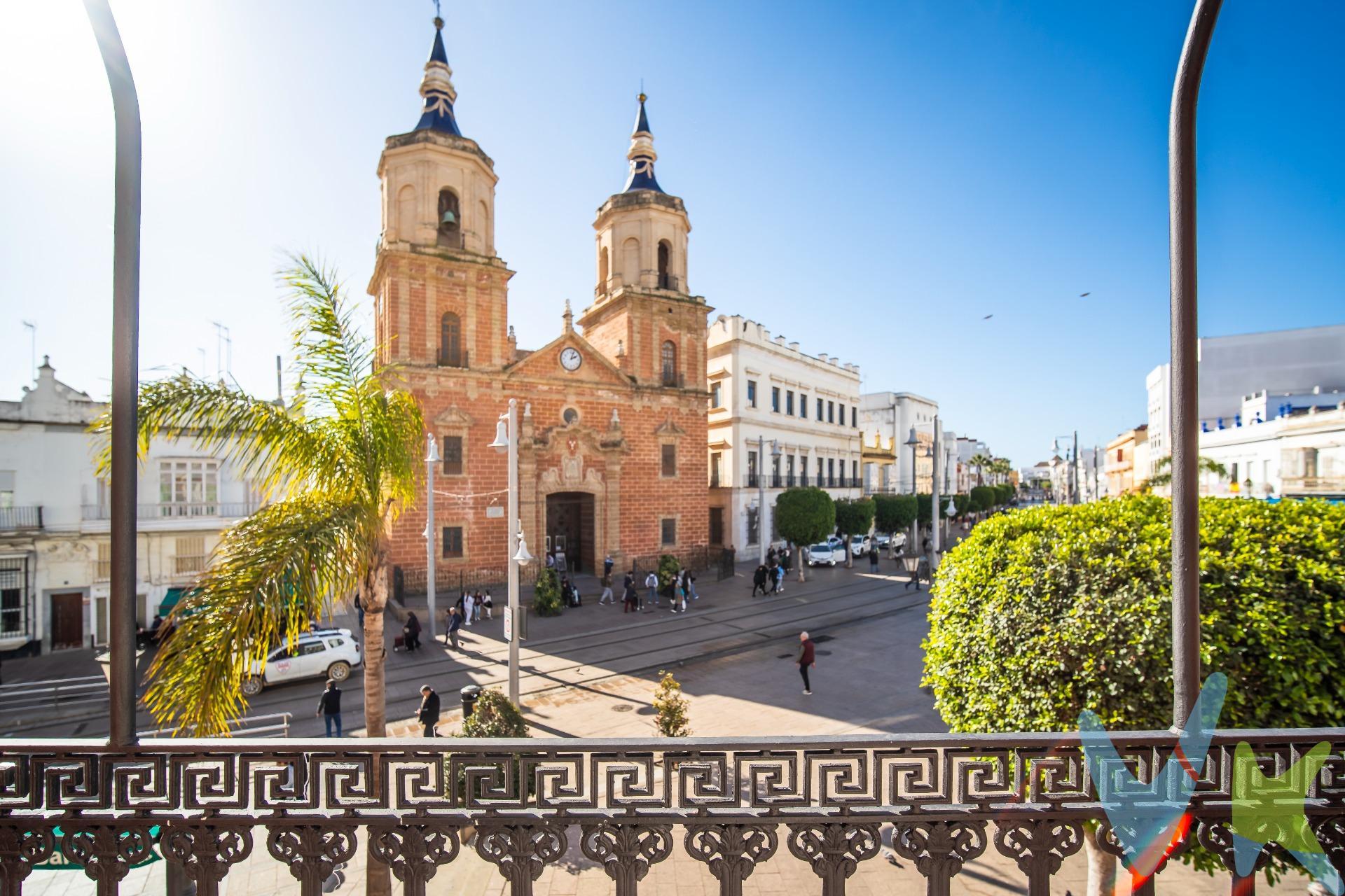 Descubre esta espectacular propiedad ubicada en la emblemática Calle Real, en pleno centro histórico de San Fernando. Con una superficie generosa de 376 m², este encantador inmueble ofrece un diseño funcional y luminoso que incluye cuatro amplios dormitorios (tres dobles y uno sencillo) y tres baños completos, siendo uno de ellos en suite. La vivienda destaca por sus techos altos que aportan amplitud al espacio; además cuenta con aire acondicionado central para su confort durante todo el año. Disfruta del sol a través de los ventanales orientados hacia la calle real y relájate en cualquiera de los tres patios privados disponibles o bien comparte momentos inolvidables entre los dos salones acogedores que se encuentran dentro del inmueble. Esta casa está equipada con cocina moderna e integral así como armarios empotrados estratégicamente ubicados para maximizar almacenamiento sin sacrificar estilo ni comodidad. El edificio posee ascensor directo a la primera planta facilitando accesibilidad total desde cualquier rincón urbano cercano: centros médicos, colegios , supermercados e incluso transporte público mediante tranvía autobuses . ¡Una oportunidad única! No pierdas tiempo visitando tu nuevo hogar ideal. . Comercializamos este inmueble en exclusiva, lo que le garantiza el acceso a toda la información y un servicio de calidad único y personalizado. En cumplimiento del Decreto de la Junta de Andalucía 218/2005 del 11 de Octubre, se informa al cliente que los gastos notariales, registrales, ITP y otros gastos inherentes a la compraventa no están incluidos en el precio.