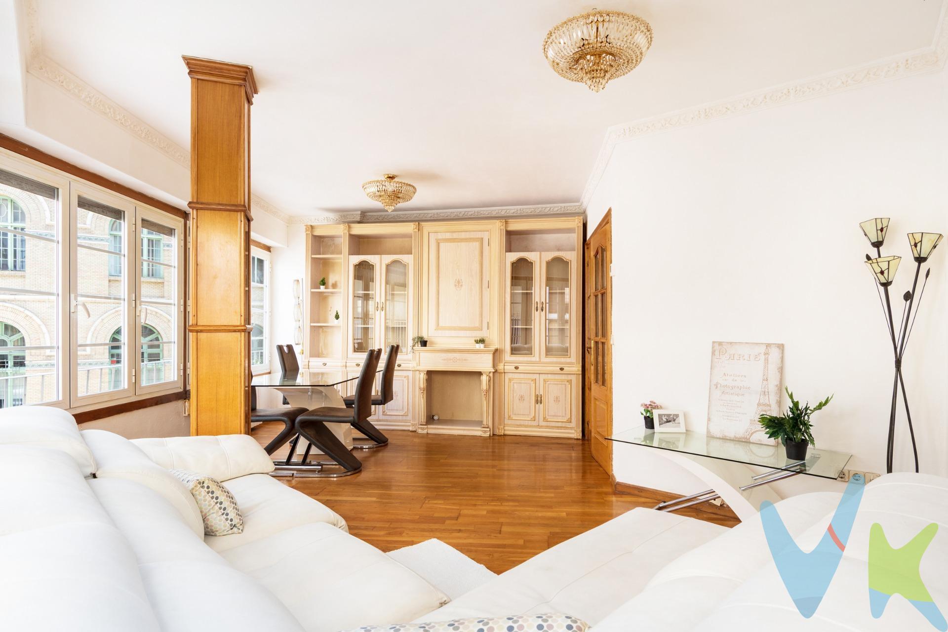Piso junto a la parada del tranvía de 3 dormitorios y trastero. Al comienzo de la Av. Conde Aranda, encontramos esta vivienda completamente exterior de 3 dormitorios (1 doble y 2 simples). Baño con bañera, doble lavabo y ventana. Cocina independiente equipada con electrodomésticos. Salón con grandes ventanales exteriores que llenan la vivienda de luz natural. Gracias a su distribución, tiene la opción de poder hacer el dormitorio principal con vestidor, uniendo uno de los dormitorios simples. Las ventanas son de aluminio con Climalit y los suelos son de tarima. Dispone de split de aire acondicionado en el salón y calefacción individual a gas. La finca cuenta con pequeño un ascensor para una .  persona. Dispone de un trastero, ideal para tener almacenaje extra.  Existe un balcón comunitario que permite ver parte de la basílica del Pilar. Gastos de comunidad: 118 €/mes. Situado en una de las zonas más céntricas de la ciudad de Zaragoza, a escasos metros de la parada de tranvía, Puerta del Carmen, Plaza de España, Plaza del Pilar.. Con la ribera del río Ebro a un solo paso para respirar tranquilidad y naturaleza. ¡Llámanos y lo visitamos!. Gastos e impuestos no incluidos. A título orientativo, en segundas transmisiones, el comprador abonará: Impuesto sobre Transmisiones Patrimoniales (ITP), tipo general en Aragón al 8% (*). Base de cálculo: mayor valor entre precio de compraventa o valor de referencia catastral. Gastos de Notaría y Registro: Aranceles variables según precio, número de copias y complejidad; cálculo según tarifas normativas. Si se precisa hipoteca: Tasación, condiciones y costes bancarios según entidad elegida por el comprador; así como gastos de gestoría y cualesquiera otros inherentes a la compraventa. No se incluyen otros gastos o tributos que puedan por Ley corresponder al comprador. Operación sujeta a doble mediación. Existen honorarios a cargo del comprador, salvo pacto en contrario, no incluidos en PVP. El consumidor conforme a la normativa vigente podrá solicitar información y documentación adicional relativa al inmueble, sus características, condiciones de la operación y del servicio de mediación en la oficina y/o a través de nuestro teléfono de contacto o mail. La agencia actúa exclusivamente como intermediaria en la compraventa, cuyas condiciones, en todo caso, estarán sujetas a la aceptación expresa del vendedor del inmueble y posterior formalización del contrato. La información suministrada se corresponde con la disponible a la fecha de publicación, pudiendo variar en función de las circunstancias o actualizaciones legales, contractuales y fiscales. Anuncio de carácter meramente informativo. Para una información exhaustiva sobre el funcionamiento, tipos impositivos y bonificaciones del ITP en Aragón, puede consultar el portal oficial de la Agencia Tributaria Autonómica. Tarifas notariales y registrales reguladas en el Anexo I del Real Decreto 1426/1989 y Anexo I del Real Decreto 1427/1989, respectivamente. Anuncio no vinculante, puede contener errores.