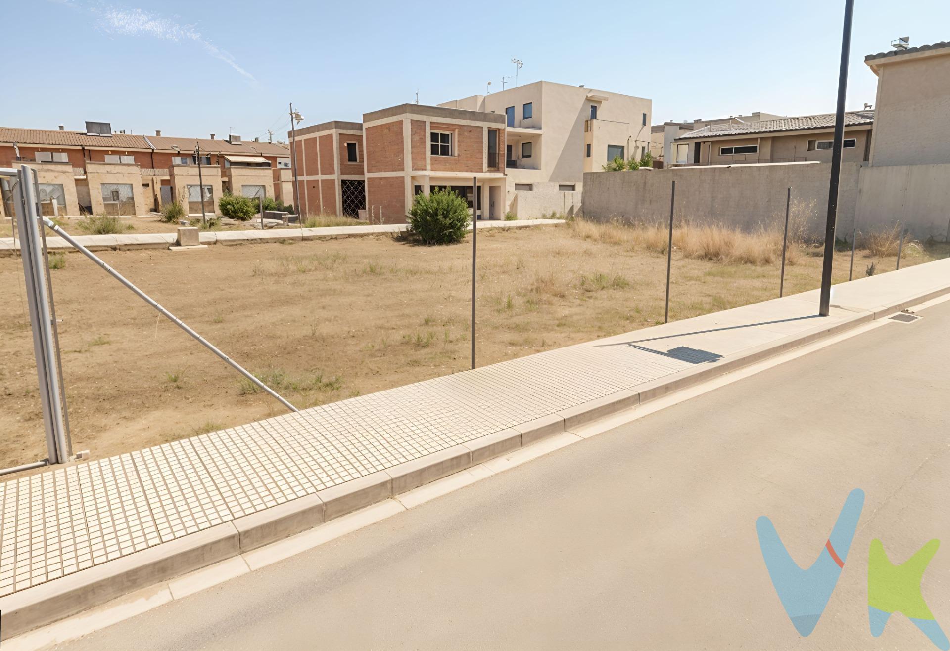 Se vende parcela urbana ubicada en la calle Antonio Machado, en La Pobla Llarga (Valencia), en una zona tranquila y bien comunicada. El terreno cuenta con una fachada de 6 metros y una profundidad de 21 metros, ofreciendo múltiples posibilidades para la construcción de vivienda unifamiliar o inversión. La parcela destaca por dar a dos calles, con acceso tanto por la parte delantera como por la trasera, lo que aporta una gran versatilidad a la hora de diseñar la vivienda, facilitar accesos independientes o incluso plantear diferentes usos. Uno de sus principales atractivos es su excelente ubicación, ya que dispone de un parque justo enfrente, lo que proporciona vistas despejadas, mayor sensación de amplitud y un entorno agradable y familiar. Ideal para quienes buscan construir su hogar en un entorno residencial con espacios abiertos, o para inversores que valoran la buena ubicación y el potencial urbanístico de la zona. VENTA:. PVP 65.000€. Gastos e impuestos no incluidos en el precio. La compra conlleva impuestos y gastos de formalización para el comprador. A título orientativo se informa que en segundas transmisiones el ITP con carácter general en Valencia es del 10%, pudiendo existir otros tipos impositivos atendiendo a las circunstancias personales del comprador u otras circunstancias previstas legalmente. Base imponible del impuesto el mayor valor entre el precio de compraventa, la tasación o el valor de referencia catastral. En cuanto a los gastos de notaría y registro, en su caso, suelen oscilar aprox. entre 1,5% y 2,5% (aranceles variables según precio, n.º de copias y complejidad). El comprador elige notario. Si el comprador precisase de hipoteca: tasación, condiciones y costes bancarios serán según entidad elegida por el comprador, así como los gastos de gestoría, y cualesquiera otros gastos inherentes a la formalización de la compraventa que legalmente correspondan a la parte compradora, salvo pacto expreso en contrario con el vendedor. El consumidor tiene, conforme a la normativa vigente, a su disposición información y documentación adicional relativa al inmueble y condiciones de la compraventa, que podrá ser consultada en C/Joaquín Costa 4, bajo 46005 Valencia o urbe2@remax.es. Honorarios de mediación inmobiliaria a cargo del COMPRADOR: (3% del precio final de venta más IVA (21%), salvo otro pacto.); y de VENDEDOR (según acuerdo con el mismo). Se informa al consumidor que la agencia actúa como intermediaria inmobiliaria en la operación, estando cualquier eventual compraventa y sus condiciones sujeta a la aceptación expresa del propietario-vendedor y a la posterior formalización del correspondiente contrato.