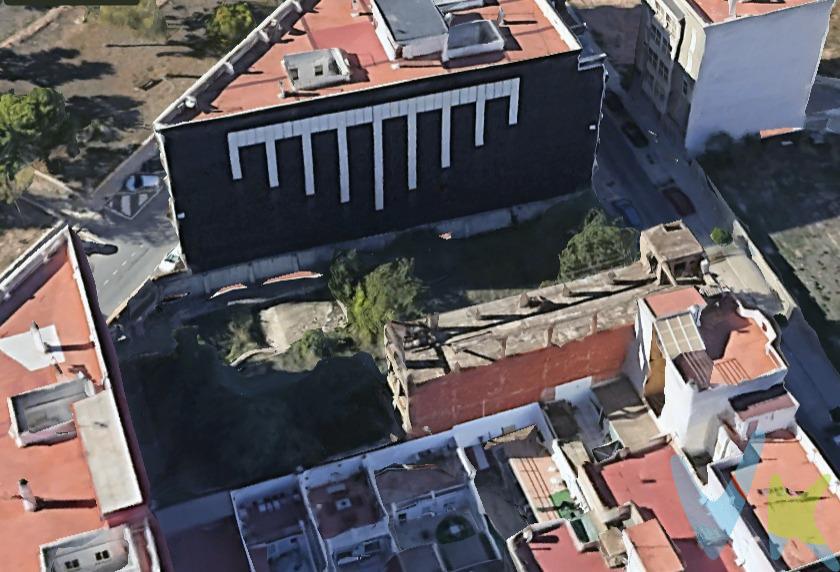 Se vende parcela conjunta en una de las zonas con mayor proyección urbanística de Moncada. Una oportunidad única para desarrollar un proyecto residencial de alto valor, en un municipio en pleno crecimiento y con una demanda de vivienda en constante aumento. Datos clave del activo:. Superficie total de la parcela: 1.312 m². Parcela edificable: 599 m². Superficie techo edificable: 2.995 m² (PB + 4 alturas). Zonas libres: 713 m² (perfectas para piscina, zonas comunes y áreas verdes). Vivienda promedio estimada: 100 m² útiles. Número aproximado de viviendas: 30 unidades. La parcela ofrece además más de 700 m² de zonas libres, un valor añadido perfecto para incorporar piscina, zonas verdes, espacios de ocio y áreas comunes, elementos cada vez más demandados por compradores y arrendatarios. El resultado: un producto altamente competitivo que destaca en el mercado desde el primer momento. Moncada es hoy uno de los municipios más atractivos para invertir. Su cercanía a Valencia,a tan solo 15 minutos, sus excelentes conexiones en metro y autobús, y una oferta completa de servicios convierten esta localidad en un enclave privilegiado. A ello se suma la presencia del CEU Cardenal Herrera, una universidad que atrae cada año a miles de estudiantes, docentes y profesionales, generando una demanda constante y estable de vivienda tanto en compra como en alquiler. Esta parcela conjunta representa una oportunidad excepcional para promotoras que buscan un proyecto sólido, rentable y con una excelente salida comercial. Un entorno en crecimiento, un producto con un potencial extraordinario y una ubicación estratégica hacen de esta inversión una apuesta segura y de gran valor en el presente y futuro del mercado inmobiliario.