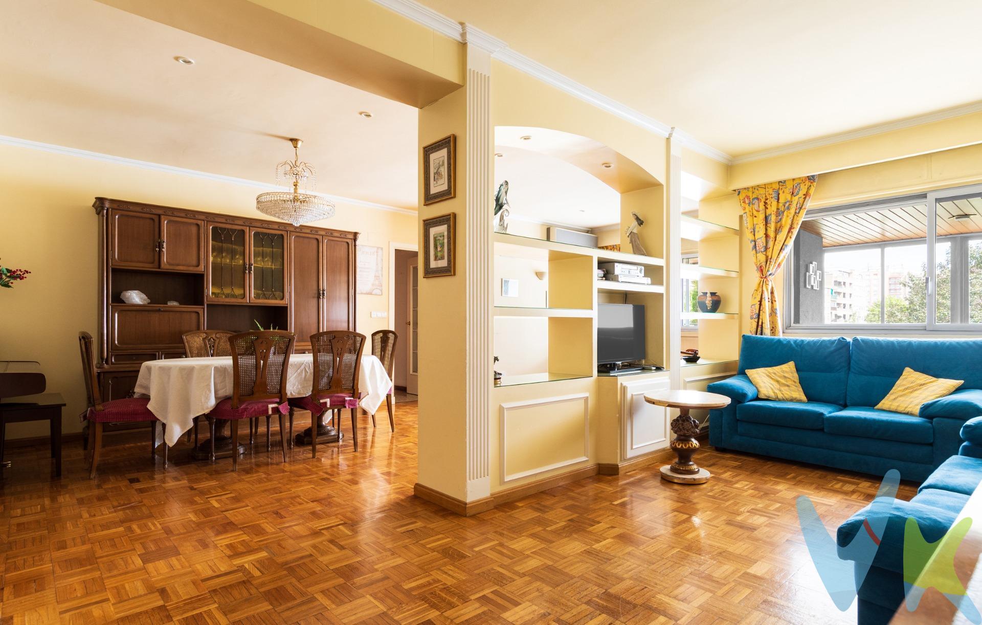 Piso en Urb. Parque Roma de 5 dormitorios, 2 baños con opción de un tercero, terraza, garaje y trastero. En esta prestigiosa urbanización encontramos esta gran vivienda de 158 m2 construidos, de las viviendas más grandes de toda urbanización. Cuenta con dos puertas de acceso, una de servicio y otra de entrada principal. Por la de servicio se accede una cocina reformada equipada con electrodomésticos ,  con una zona de comedor para poder ubicar una mesa con varias sillas, galería para poder tender  y una habitación que se puede utilizar como dormitorio, despacho, zona de lavandería, .. Originalmente también había un tercer baño como se aprecia en el plano, el cual  se podría volver a ubicar ya que en la actualidad se encuentra un armario empotrado. Desde la otra puerta accedemos a un pequeño recibidor con armario empotrado que nos hace pasar a un  impresionante salón-comedor de 42 m² dividido en dos zonas. Cuenta con un con acceso directo a una amplia terraza cuadrada de aproximadamente 13 m2, con orientación este. Tiene parte abierta y parte cerrada para poder disfrutarla durante todo el año. Se puede ubicar una mesa con 6 sillas. La zona de descanso principal alberga cuatro dormitorios más, ( 3 dobles y uno simple) todos exteriores, luminosos y bien proporcionados. El dormitorio principal cuenta con armario empotrado y baño completo en suite con bañera. Junto a los demás dormitorios se ubica otro baño con plato de ducha. La vivienda destaca por su amplitud y distribución funcional al no tener apenas pasillo los metros están muy bien aprovechados. Respecto a materiales, los suelos son de terrazo y parquet. Las ventanas son de aluminio con contraventanas y la CALEFACCION es central con contador individual. La vivienda incluye plaza de GARAJE para coche grande y TRASTERO en la misma finca, con acceso directo mediante dos ASCENSORES. Además, el edificio dispone de portero físico, lo que añade un plus de seguridad y comodidad. Gastos de comunidad: 178 €/mes. Situada en una zona con excelente dotación de servicios y pequeño comercio, supermercados, colegios, centros médicos y transporte público, esta propiedad combina amplitud, funcionalidad y una localización privilegiada. Una oportunidad única para quienes buscan una vivienda con verdadero espacio en una ubicación excelente. Llámanos y lo vemos!. *El precio indicado no incluye impuestos, gastos de notaría, registro y honorarios de intermediación.