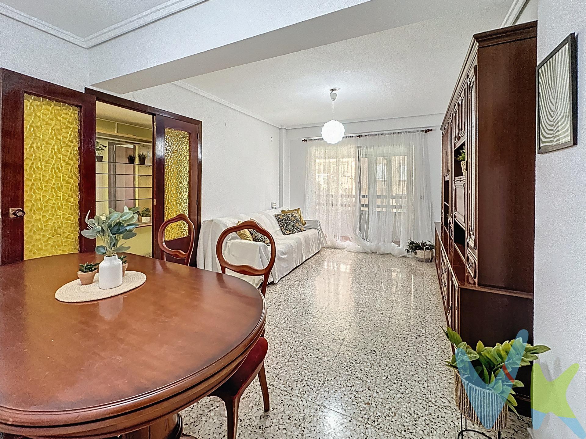 Amplio piso con terraza y ascensor en el corazón de Benimaclet. Se vende esta vivienda de 115 m² construidos (107 m² de vivienda + 8 m² de elementos comunes) situada en un edificio con ascensor de 1975, en el consolidado y siempre demandado barrio de Benimaclet. La distribución es muy cómoda y funcional:. ●	Salón-comedor con acceso a un balcón acristalado y vistas a la calle. ●	Cocina independiente con gran galería y salida a un patio interior. ●	4 dormitorios, dos de ellos dobles. ●	Baño completo y aseo. ●	Una magnífica terraza posterior de más de 12 m², orientada a un amplio y tranquilo patio de manzana. El estado de la vivienda es de origen, lo que ofrece la oportunidad perfecta para realizar una reforma integral a tu gusto, adaptando los espacios y acabados a tus necesidades. Ubicación inmejorable: Benimaclet es uno de los barrios más atractivos de Valencia, conocido por su ambiente dinámico, su cercanía a la huerta y a la playa, y por contar con excelentes conexiones de transporte público con el centro de la ciudad. Una vivienda con gran potencial tanto para residencia habitual como para inversión en una de las zonas más solicitadas de Valencia. ----------------. El Próximo viernes 19 de septiembre abrimos sus puertas en un Open House, donde podrás visitarlo sin prisa e imaginar cómo podría convertirse en tu nuevo hogar. Se recomienda reservar cita previa. -------. La descripción del presente inmueble e imágenes tienen mero carácter informativo y en ningún caso carácter contractual, pudiendo ser modificados por la inmobiliaria comercializadora sin que ello implique responsabilidad alguna frente a terceros. En el precio de venta a público, esta propiedad NO incluye los gastos de adquisición (Notario, registro, gestión, honorarios, etc…).