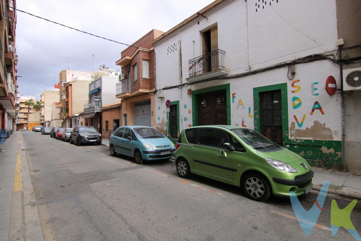 ¿Eres promotor y quieres construir en  Torrent? Tenemos a la venta una solar urbano situado en la calle Virgen de las Angustias nº 8 de Torrent para construir cuatro plantas. Adjuntamos ficha urbanística. La parcela tiene una superficie de 197 m2 según registro de la propiedad. Actualmente según catastro es considerado como almacén, pero como puede verse en las fotos anteriormente fue utilizado como local fallero, y actualmente necesita reforma, y esta focalizada la venta para un promotor principalmente. Si realmente estas interesado en construir una pequeña promoción en Torrent, esta es una magnifica oportunidad, por su precio, por su tamaño, por su ubicación, a escasos metros de La Ermita y no demasiado lejos de Avenida al Vedat de Torrent.Por mandato expreso del propietario, comercializamos este inmueble en exclusiva, lo que le garantiza un servicio de calidad, un trato fácil, sencillo y sin interferencias de terceros. Por este motivo, se ruega no molestar al propietario, a los ocupantes de la propiedad, a los vecinos si los hubiera. Muchas gracias por su comprensión. Si Usted es agencia inmobiliaria y tiene un cliente para este inmueble, llámenos, estaremos encantados de colaborar en esta y otras operaciones. La oferta está sujeta a cambios de precio o retirada del mercado sin previo aviso. Este anuncio en su conjunto, incluyendo textos, fotos, imágenes o cualquier otro contenido del mismo, no es vinculante dado que la información es ofrecida por terceros y puede contener errores. Se muestra a título informativo y no contractual. \'El precio NO INCLUYE los gastos de corretaje inmobiliario, impuestos (IVA, ITP, AJD), plusvalía, notaría y registro\'