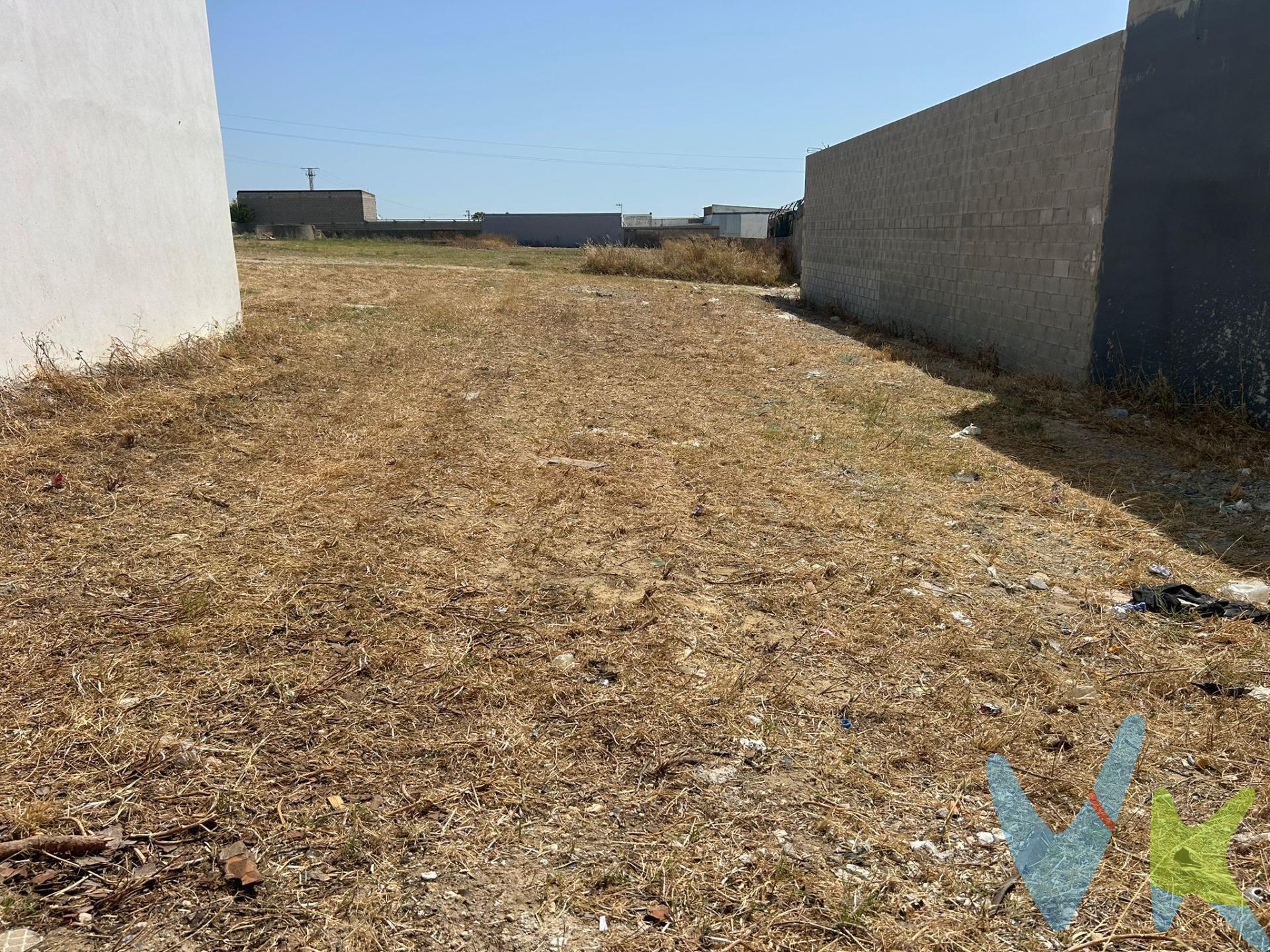 Parcela en Chiclana de 270 m2 situada en la zona de Barriada Las Frutas, con fácil acceso a la autovía, rodeada de todo tipo de comercios, colegios, transporte público.. Son 2 fincas segregadas, la parte con fachada a C/ Limón es urbana. (Gastos de notaría, registro, impuestos y honorarios de la agencia, no incluidos en el precio).