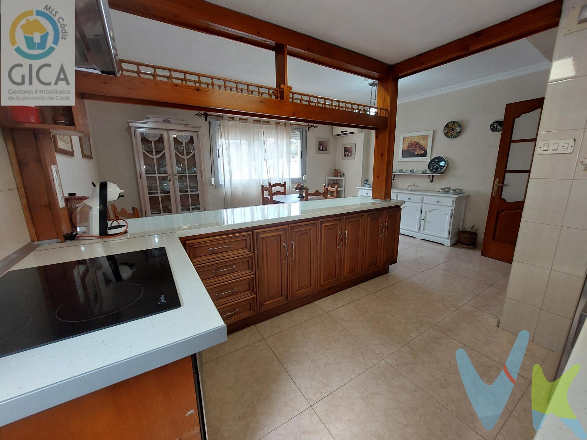¡Descubre tu nuevo hogar! 🏡 Este amplio y luminoso piso ubicado en la codiciada zona de Virgen de la Palma, Algeciras, es una oportunidad que no puedes dejar pasar. Con un generoso espacio construido de 132 m² y útil de 126 m², podrás disfrutar del confort que siempre soñaste. 🌟 La propiedad cuenta con cuatro habitaciones (una doble) perfectas para adaptarse a tus necesidades familiares o como oficina personal. Además, dispone de dos baños totalmente equipados 🚿. Imagina relajarte después del día en su fantástica terraza con vistas despejadas 🍃🌅; ¡es el lugar ideal para desconectar!. Este edificio se encuentra dentro de una urbanización privada segura y tranquila 🔒 además ofrece plaza parking incluida 🚗. Ten presente que este encantador piso está situado sin ascensor 😌 lo cual añade un toque especial al ejercicio diario. Su ubicación estratégica te brinda acceso fácil a centros comerciales 🛍️ , colegios 👩‍🏫 e instalaciones deportivas 🎾; todo lo necesario al alcance sin complicaciones. Aunque requiere reformas parciales ✨ podrías crear el hogar perfecto según tus gustos personales. --------------------------------------------------. Informamos a nuestros clientes que los gastos de notaría, registro, gestoría, impuestos y los honorarios de la agencia  NO están incluidos en el precio. A su vez, disponemos del documento informativo abreviado de la propiedad (según decreto 218/2005, del 11 de octubre) y de seguro de caución, para la protección del dinero entregado como señal para la reserva de una vivienda. Por mandato expreso del propietario, comercializamos este inmueble en exclusiva, lo que le garantiza el acceso a toda la información, a un servicio de calidad, un trato fácil, sencillo y sin interferencias de terceros. Por este motivo, se ruega no molestar al propietario, a los ocupantes de la propiedad o a los vecinos. Muchas gracias por su comprensión.