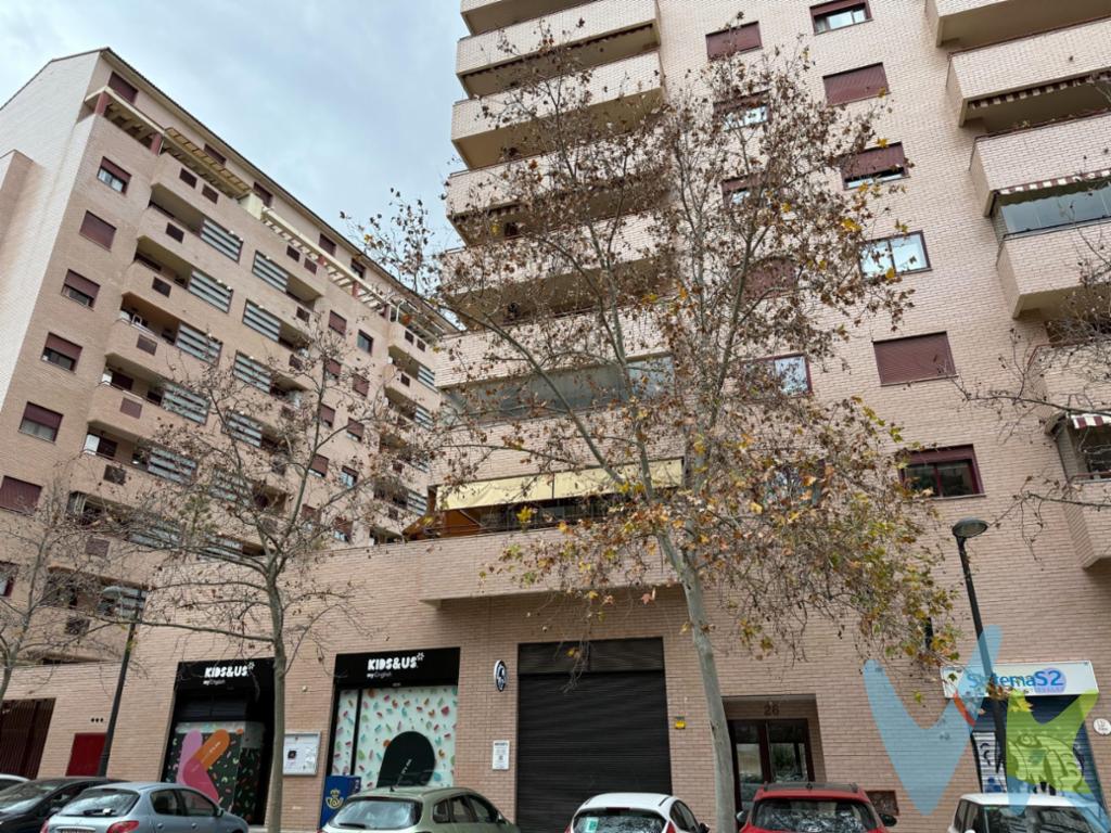 Si estás viendo este anuncio, ¡enhorabuena! Eres de los pocos que van a poder tener la ocasión de ver este bombón en un residencial de Benimaclet, en la calle Torreta de Miramar. ¡Sí, sí, en el 46020!. Ventajas de este piso que enamoran:. Espacios amplios: Actualmente cuenta con 2 dormitorios dobles y 2 baños, pero originalmente tenía 3 dormitorios. El tercer dormitorio se incorporó a la cocina, y con solo levantar un tabique y abrir una puerta se puede recuperar fácilmente, ideal si en el futuro se necesita más espacio. Luz y aire por todos lados: El piso es totalmente cuadrado, sin pasillos interminables, lo que lo hace muy cómodo y bien aprovechado. Además, tiene doble orientación; sur hacia la fachada principal, aportando mucha luz natural y norte hacia el residencial, perfecto para mantener una temperatura agradable. Dos zonas exteriores: Amplios balcones corridos tanto en la cocina como en el salón. Ambos polivalentes, ideales para relajarse, leer o simplemente desconectar. Tranquilidad y entorno privilegiado: El piso da tanto a la calle como al interior del residencial, donde reina la calma. Aquí se respira tranquilidad, luz y bienestar. Residencial completo para disfrutar: El complejo cuenta con piscina, zonas verdes, pista de squash y zona de picnic, un lujo perfecto para el día a día y para disfrutar en familia. Plaza de garaje cómoda: Incluye plaza de garaje amplia, bien situada entre pilares, fácil de maniobrar. Pensado para el futuro: Es un piso ideal para parejas con proyecto de futuro familiar, con espacio, opciones de redistribución y un entorno perfecto para crecer. Vivienda con personalidad: El piso ha sido personalizado, lo que le da carácter propio. Es posible que requiera algún arreglo, una oportunidad perfecta para adaptarlo completamente a tu gusto. No lo dudes y ven a visitarlo!. ***. Agencia Registrada con el Nº 5343 en el Registro Obligatorio de Agentes Inmobiliarios de la Comunitat Valenciana, según el DECRETO 98/2022, de 29 de julio, del Consell, por el que se regula el Registro de Agentes de Intermediación Inmobiliaria de la Comunitat Valenciana. La documentación del inmueble ha sido revisada y estimamos que reúne todos los requisitos necesarios para ser comercializado. El precio ofertado no incluye impuestos, gastos de compraventa ni honorarios de la agencia inmobiliaria. Las medidas aquí expuestas han sido obtenidas del Catastro. El anuncio no es vinculante, puede contener errores. ¿Tienes alguna duda? Consúltanos. ***. Los vendedores han confiado en este equipo para gestionar la venta del inmueble de forma exclusiva. Como no puede ser de otra forma, garantizamos un servicio de calidad, actuando en todo momento de forma transparente, ética y profesional. Así pues, se ruega la no interferencia de terceros y, sobre todo, no molestar a los propietarios, a los ocupantes del inmueble o a los vecinos. Muchas gracias por tu comprensión. 