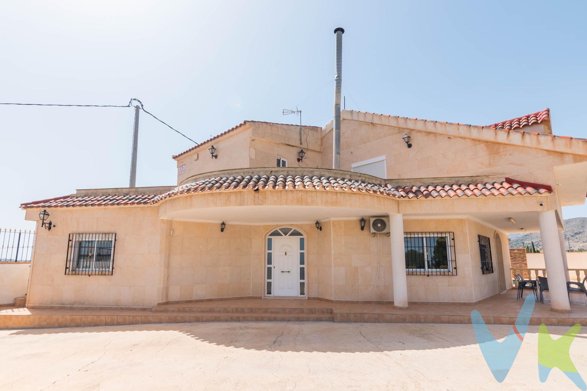 Crea el hogar que siempre has soñado en este encantador chalet ubicado en urbanización El reloj de Fortuna en un entorno tranquilo, con excelentes conexiones y todas las comodidades. La vivienda se distingue por su diseño que maximiza la luz natural y sus vistas despejadas al entorno rural.Su ubicación es privilegiada, la vivienda cuenta con dos alturas y  ocho amplios dormitorios dobles y dos baños completos. Dispone de una cocina con vistas a la piscina y un gran salón-comedor muy luminoso, con una gran chimenea. En el exterior, podrás disfrutar de una zona natural con piscina privada, un baño, bárbacoa, 3000 metros de parcela con árboles frutales  y un acogedor porche, ideal para relajarse,  y compartir momentos especiales. La propiedad se encuentra muy bien comunicada por autovía, ya que a sólo 5minutos en coche llegamos a la salida Santomera-Abanilla de la A-7, desde dónde podemos conectar al aeropuerto de Alicante o Corvera en 30minutos. a tan solo 10 minutos de Murcia capital y varios centros comerciales, y a 30 minutos de las playas y aeropuertos de la región, con fácil acceso a las principales vías de comunicación. Cuando te pongas en contacto con nosotros te informaremos de los gastos que no están incluidos en el precio, gastos de compraventa y honorarios de agencia y te ayudaremos para que tu proceso de compra con nosotros se convierta en un. Calma: Estado ideal de tranquilidad que tendrás al comprar tu casa con nosotros. Por último, te vamos a contar una cosa: Los propietarios han confiado en nosotros y nos han contratado en exclusiva para que les ayudemos a vender uno de sus bienes más preciados, su casa, su hogar. Esto para ti, como comprador, será una garantía ya que tendrás acceso a un servicio de calidad, un trato fácil, sencillo y sin interferencias de terceros. Por eso, te vamos a pedir un favor, habla con nosotros, no los molestes, te vamos a ayudar en caso de interés en todo el proceso y te vamos a facilitar toda la documentación e información que precises. Como ya te habíamos dicho, ¡Un servicio de calidad!.