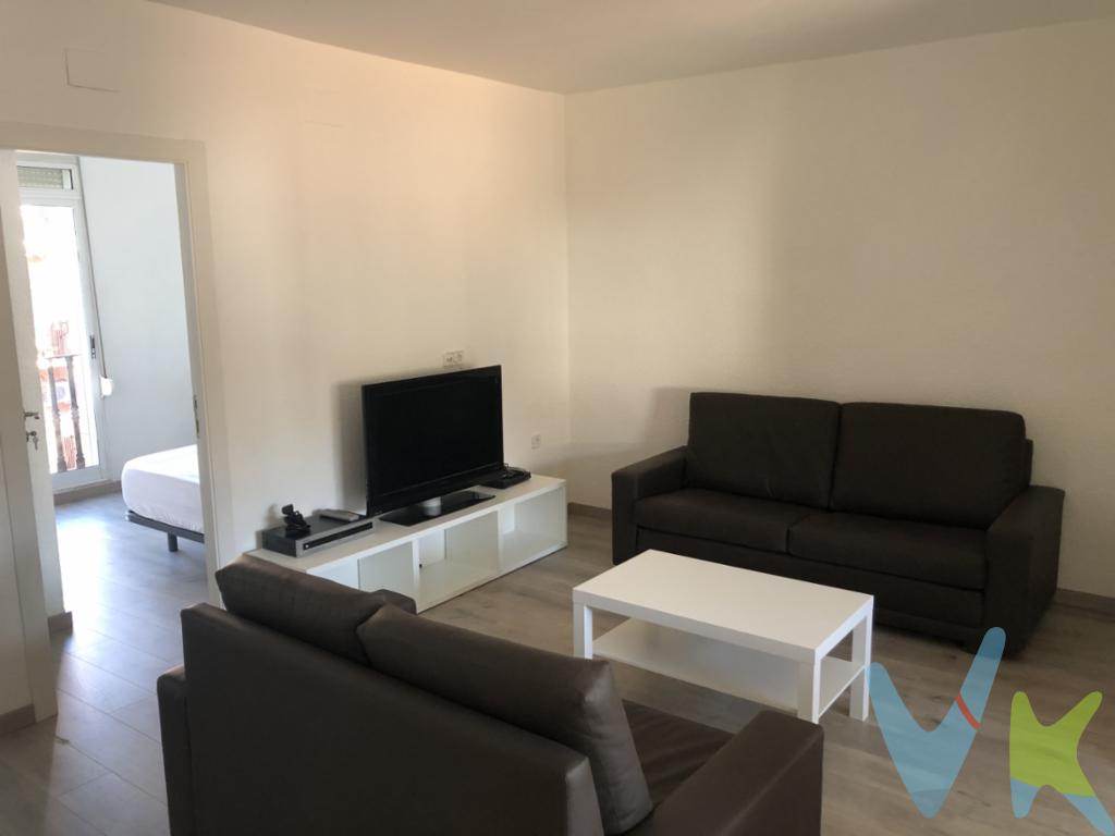  Se presenta una excepcional oportunidad de adquirir un magnífico piso en venta, ubicado en el consolidado barrio de Benicalap, en Valencia. Este espacioso hogar, ideal para inversión o aquellos que valoran un amplio espacio, se encuentra en la segunda planta de un edificio histórico construido en 1940 y que cuenta con un práctico ascensor. La vivienda se ofrece completamente amueblada y equipada con electrodomésticos, lista para entrar a vivir y disfrutar de una experiencia residencial sin complicaciones.Su superficie útil de 114 metros cuadrados ofrece un ambiente holgado y agradable para el disfrute de sus habitantes. El departamento posee una excelente distribución que incluye cuatro habitaciones bien iluminadas, proporcionando todo el espacio necesario para atender las necesidades individuales de cada miembro de la familia o para ser aprovechadas como oficinas o zonas de estudio. Las áreas comunes de este piso están diseñadas para maximizar el confort y la funcionalidad, lo que las convierte en el lugar ideal para compartir momentos con familiares y amigos.Este acogedor hogar está situado en una tranquila calle de un barrio que combina lo mejor de la vida urbana con la tranquilidad de una comunidad bien asentada. Benicalap destaca por su excelente infraestructura, con todos los servicios necesarios al alcance de la mano. La cercanía a diversas opciones de transporte público, como tren, metro y autobuses, garantiza una óptima comunicación con el resto de la ciudad, facilitando así los desplazamientos y haciendo de este lugar una localización privilegiada para quienes necesitan moverse con facilidad por Valencia.El edificio, de características clásicas y construido en 1940, ha sido cuidadosamente mantenido para asegurar un entorno agradable y seguro. Esta propiedad no solo ofrece un amplio espacio habitable, sino que también refleja el encanto y la historia arquitectónica de su época.Por su parte, la vecindad se caracteriza por ofrecer una gran variedad de servicios y comercios locales, desde supermercados y tiendas hasta restaurantes y cafeterías. Asimismo, la proximidad a colegios, parques y centros de salud fortalece el perfil de este inmueble como una opción ideal para quienes buscan establecerse en una comunidad vibrante y bien conectada.Cada rincón del piso ha sido acondicionado con un gusto esmerado para garantizar un ambiente acogedor y funcional, donde cada detalle ha sido cuidado para ofrecer confort. Cocina equipada con electrodomésticos modernos, provista de un diseño que optimiza el espacio y facilita las tareas diarias. El salón, iluminado por las ventanas que permiten el paso de abundante luz natural, se presenta como el escenario perfecto para reuniones familiares o momentos de relax.Invitamos cordialmente a los interesados a visitar este espléndido piso, convencidos de que superará todas sus expectativas. Esta propiedad representa una combinación única de historia, comodidad y ubicación privilegiada en uno de los barrios más atractivos de Valencia. No deje pasar la oportunidad de conocer este extraordinario hogar que, sin duda, hará realidad sus sueños de vivir en un espacio lleno de historia y modernidad. ___________________________   Por encargo directo del propietario, gestionamos la venta de este inmueble en exclusiva, lo que le garantiza un servicio de calidad, información transparente y un proceso ágil, sin intermediaciones innecesarias. Por respeto a la privacidad del propietario, los ocupantes y los vecinos, solicitamos no contactarles directamente. Agradecemos su comprensión.    Si usted es un profesional inmobiliario y tiene un cliente interesado en esta propiedad, no dude en llamarnos. Estaremos encantados de colaborar. 