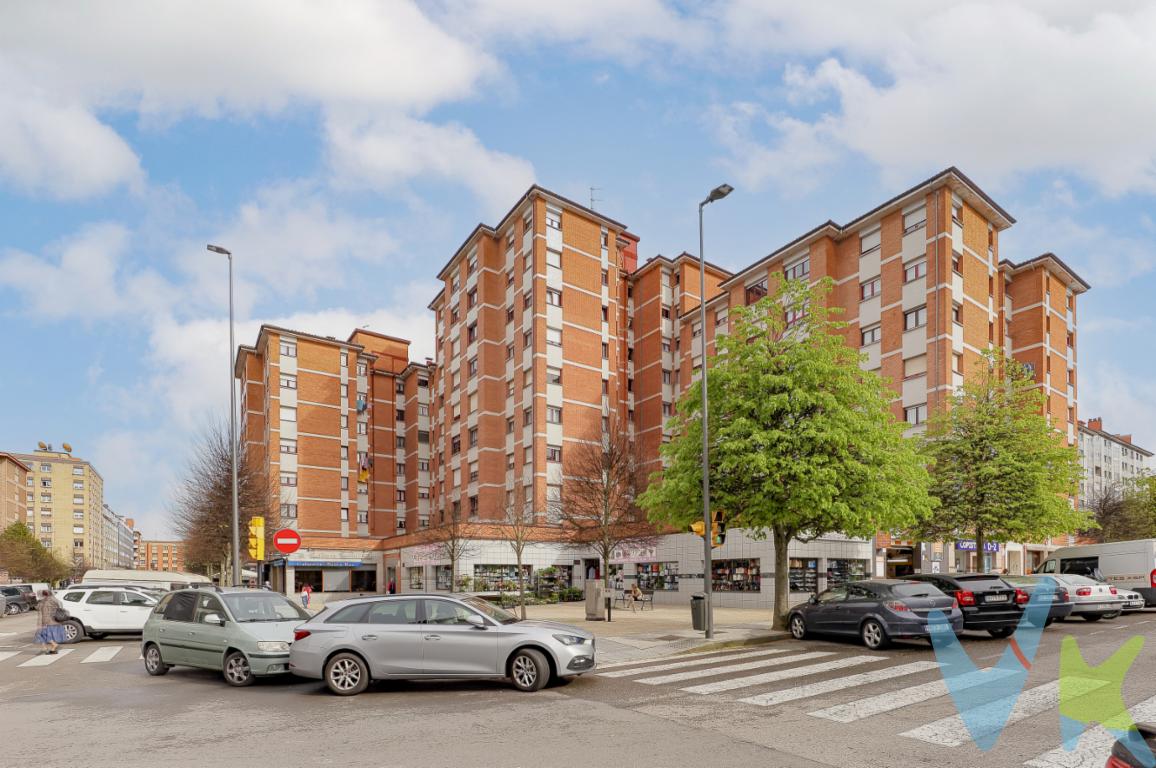  ¡Bienvenido al hogar de tus sueños en el corazón de Gijón! Presentamos un magnífico piso en venta que no solo ofrece comodidad, sino también una calidad de vida excepcional. Ubicado en la segunda planta del edificio, este espacioso inmueble garantiza tanto confort como funcionalidad.Desde su entrada, el piso da la bienvenida a sus visitantes con una distribución perfectamente diseñada para maximizar el espacio y la luz natural. Gran salón comedor con gran ventanal, cocina amueblada ,tres habitaciones amplias ,baño y aseo con posibilidad de hacer dos baños, ya que se puede unir la despensa. todo ello proporcionan el espacio necesario para convertirlo en el hogar de tus sueños .Uno de los atractivos principales de este piso es su destacado acceso con portal grande y reformado , sin barredas arquitectónicas .Dos ascensores y descansillos muy amplios. Este detalle añade un toque de modernidad y accesibilidad que hace de este inmueble una opción atractiva para todos.Situado en una zona que goza de excelente comunicación, cuenta con paradas de autobús cercanas que aseguran una conexión directa con el resto de la ciudad, facilitando los desplazamientos diarios y permitiendo disfrutar de todo lo que Gijón tiene para ofrecer. La comodidad de tener transporte público a la puerta de casa no tiene precio.La zona es conocida por su ambiente tranquilo y familiar, una característica que aporta una gran calidad de vida, combinando la cercanía al bullicio del centro con la serenidad necesaria para vivir plácidamente. Además, la proximidad a tiendas, colegios, y servicios básicos hará que tu día a día sea más sencillo y eficiente, liberándote tiempo para disfrutar de aquello que más te gusta.La decisión de invertir en este espectacular piso no es solo una operación inmobiliaria, sino una oportunidad para mejorar tu estilo de vida,los espacios amplios y luminosos de la vivienda están pensados para adaptarse a tus necesidades personales y proporcionar un bienestar insuperable. Si buscas un piso donde puedas entrar a vivir sin preocupaciones, no busques más.¿Estás preparado para dar el siguiente paso? Solicita más información y agenda tu visita ahora mismo. Este piso en Gijón es más que una propiedad,es el lugar donde tus sueños se encontrarán con la realidad. ¡Esperamos verte pronto!El precio NO incluye: Impuestos, gastos de Notaría, registro y honorarios de los servicios contratados por los compradores a la Agencia Inmobiliaria.A título orientativo, en segundas transmisiones, el comprador abonará el Impuesto sobre Transmisiones Patrimoniales (ITP). Para consultar los porcentajes del ITP en Asturias puede hacerlo a través de la web oficial de servicios tributarios del Principado de Asturias https://sede.tributasenasturias.es/sites/sede/default/es_ES/Que-quieres-hacer/Transmisiones-Patrimoniales-y-AJD. La base imponible será el mayor valor entre precio de compraventa, tasación o valor de referencia catastral. Gastos de notaría y registro según aranceles variables según precio, número de copias y complejidad.El comprador escoge libremente notario. El vendedor asume la plusvalía y el resto de gastos son del comprador. Si se precisa hipoteca: Tasación, condiciones y costes bancarios según entidad elegida por el comprador; así como los gastos de gestoría y cualesquiera otros inherentes a la formalización de la compraventa. De acuerdo con la ley, no se incluyen en el precio otros gastos o tributos que legalmente correspondan al comprador. El consumidor tiene derecho, conforme a la normativa vigente, a disponer de información y documentación adicional relativa al inmueble y condiciones de la compraventa, accesible en la sede física de la Agencia Eurocasa Gijón, en Santa Doradía, nº 14-Bajo, en Gijón, o a través del correo electrónico info@eurocasagijon.com. La agencia actúa exclusivamente como intermediaria en la operación. Cualquier compraventa y sus condiciones quedan sujetas en todo caso a la aceptación expresa del vendedor del inmueble y a la posterior formalización del correspondiente contrato. El presente anuncio tiene carácter meramente informativo; la información suministrada se corresponde con la disponible a la fecha de publicación, pudiendo variar en función de las circunstancias o actualizaciones legales, contractuales y fiscales.  