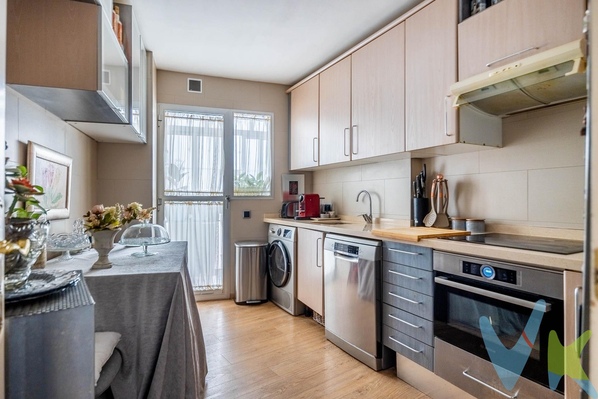 Magnífico piso en plena Avenida de las Ciencias con PLAZA DE GARAJE!!. Con una inmejorable situación, ponemos a la venta este bonito piso listo para entrar a vivir. Amplio, acogedor y muy luminoso, tiene 83.50m2 útiles distribuidos en amplio salón independiente con gran ventanal que le aporta muchísima luz natural. Amplia cocina independiente con práctico lavadero, amueblada y equipada con electrodomésticos. Cuatro estupendos dormitorios, el principal y dos secundarios con armario empotrado. Dos baños completos reformados con placa de ducha, uno de ellos exterior en suite. Y para completarlo, cuenta con PLAZA DE GARAJE en planta sótano. Solería de tarima, ventanas de aluminio, puertas lacadas en blanco, tres armarios empotrados y climatización central. Situado en la planta primera de un edificio con ascensor. Orientación este. Póngase en contacto con nosotros y encantados le acompañamos a visitarlo!!. Informamos a nuestros clientes que el precio de venta no incluye lo siguiente: Honorarios de la agencia inmobiliaria, Impuestos (I.T.P., I.V.A. o A.J.D., en su caso) ni otros gastos de la compraventa (gastos de Registro de la Propiedad, Notaría, Gestoría ni de posible Financiación). Documento F.I.S. a disposición del consumidor según Decreto 218/2005 Junta de Andalucía. 
