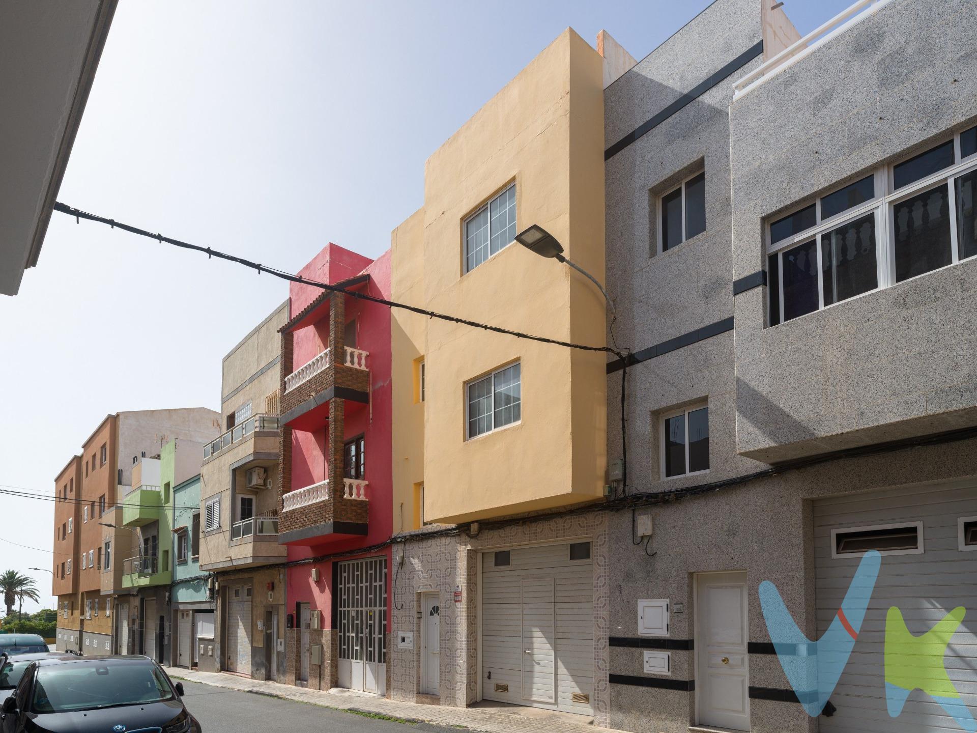 Se vende edificio adosado unifamiliar de tres plantas más azotea transitable en la zona de Vecindario, una ubicación muy demandada por su comodidad y cercanía a todos los servicios. La propiedad se encuentra a pocos minutos del Centro Comercial Atlántico, con supermercados, colegios, institutos, zonas deportivas, farmacias y transporte público en el entorno inmediato. Además, cuenta con fácil acceso a la GC-1, lo que permite una excelente conexión con otras zonas de la isla. Una ubicación ideal tanto para vivir como para invertir. Este inmueble destaca por su amplitud y versatilidad, ofreciendo múltiples posibilidades tanto como vivienda unifamiliar amplia como para proyecto de inversión con opción de dividir en varias unidades independientes. En la planta baja cuenta con un amplio garaje, cocina, baño y un patio interior que aporta ventilación y luz natural. La primera planta alberga la vivienda principal, con tres dormitorios, salón, comedor, cocina independiente, un baño completo y un segundo patio interior que mejora la luminosidad de los espacios. La última planta dispone de dos dormitorios adicionales, cocina y zona de salón, ideal como vivienda independiente, apartamento para alquiler o espacio adicional para la familia. En la azotea transitable encontramos zona de lavandería, dos cuartos de apero y espacio abierto perfecto para disfrutar del aire libre y crear un huerto urbano, por ejemplo. Una propiedad con gran potencial y versatilidad para quienes buscan una vivienda amplia con posibilidad de independizar espacios o dividir en varias unidades como inversión. . Ubicada en una zona consolidada, bien comunicada y con todos los servicios cercanos. Imágenes de decoración creadas con IA-. Precio de Venta al Público (PVP) – No incluye gastos. Impuestos y demás gastos legalmente correspondan al comprador. Inmueble sujeto a ITP del 6,5% con carácter general; existen excepciones según normativa aplicable. Base imponible el mayor valor entre: 1) precio de venta: 2) tasación; 3) valor referencia catastral. Gastos Notaria y Registro entre 0,3% - 0,8% aprox. según aranceles. Financiación: gastos de hipoteca, tasación y gastos bancarios a cargo del comprador y según su necesidad y elección. Honorarios inmobiliaria a cargo del vendedor. Operación y condiciones de compraventa sujeta a aceptación expresa del vendedor. Para acceder a información y documentación legalmente exigible por el consumidor puede contactarnos. Anuncio sujeto a errores, cambios de precio, omisión y/o retirada del mercado sin aviso previo