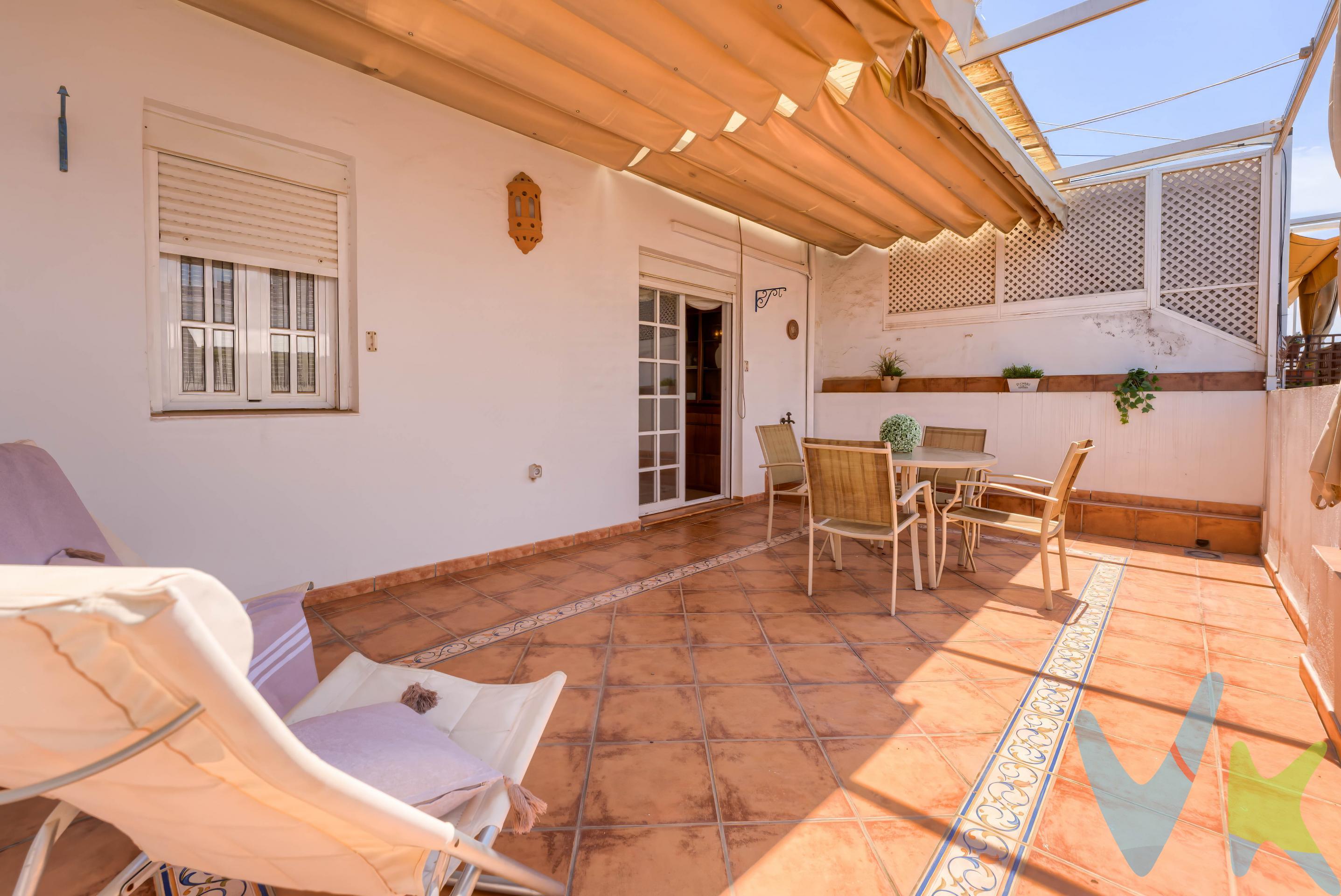 PRECIO DE VENTA: 680.000€ + GASTOS. Esta vivienda destaca desde el primer momento por su gran amplitud, su excelente distribución y una luz natural excepcional que inunda cada estancia. Es uno de esos pisos de los que ya cuesta encontrar, diseñado para ofrecer comodidad y espacio en el día a día. La propiedad cuenta con 5 amplias habitaciones, perfectas para familias numerosas, para habilitar un cómodo despacho de teletrabajo o una sala de juegos. Dispone además de 2 baños completos, un trastero integrado que resulta ideal como zona de desahogo y almacenamiento, y una estupenda terraza privada perfecta para relajarse y disfrutar del clima sevillano. Su ubicación es un auténtico privilegio. Situado en un entorno residencial cotizado, cuenta con todos los servicios a mano: colegios, comercios, ocio y transporte. Además, se encuentra a tan solo 7 minutos andando de la portada de la Feria de Abril, lo que te permitirá disfrutar de las fiestas y volver a casa dando un tranquilo paseo, sin preocuparte por el coche ni el transporte público. Una oportunidad única de ganar en calidad de vida. Si estás pensando en publicarlo y necesitas que se ajuste a un número concreto de caracteres o quieres añadir algún detalle específico (como la planta, si tiene ascensor o garaje), dime y lo perfilamos. En cumplimiento de la Ley 10/2025, de 28 de diciembre, de servicios de atención a la clientela y transparencia, el precio no incluye gastos e impuestos inherentes a la adquisición:. ITP: 7% (47.600€) s/ tipo general en Andalucía (o reducidos de 3,5%, 1,2% o 1% s/ comprador/inmueble), devengado sobre Valor de Referencia de Catastro o precio de venta (el mayor). Notaría y Registro: Según aranceles oficiales (RD 1426/1989 y RD 1427/1989). Gestoría: 545,00€ aprox. (IVA inc.) por tramitación e inscripción. Honorarios Agencia Vendedor: Incluidos. Honorarios Agencia Comprador: Si se contrata encargo de compra, existen honorarios por servicios de información, asesoramiento y acompañamiento (previstos en Encargo y D.I.A.). Servicios adicionales se informarán previamente por escrito. NO VINCULADOS AL PRECIO DE COMPRA. Para información sobre el ITP, consulte el portal de la Agencia Tributaria de la Junta de Andalucía. Documento D.I.A. disponible según Decreto 218/2005 Junta de Andalucía.