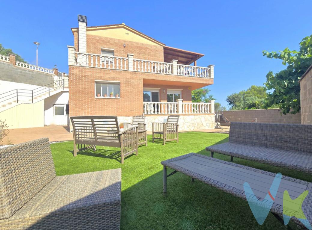 ESPECTACULAR CHALET CON UNA FANTÁSTICA ZONA EXTERIOR PRIVADA -Els Pallaresos-. Con prácticamente 200m² construidos en una prestigiosa parcela de 500m², nos encontramos con esta espectacular casa con una polivalente distribución en 2 plantas, que consigue que sea una vivienda compacta o si lo desean que ambas plantas sean independientes entre si y con dos accesos privados al fantástico jardín. El inmueble está equipado y distribuido en:. - 4 habitaciones, una de ellas tipo suite y todas ellas exteriores. - 2 salones muy luminosos. - Una equipada cocina con vistas al jardín. - 2 baños completos con ventanas que permiten una ideal iluminación y ventilación natural. - Una fantástica terraza con porche de madera y con unas vistas completamente despejadas. En ella se deleitarán de espléndidas cenas veraniegas gozando de nuestro envidiable clima mediterráneo. - Un garaje privado con ventana, actualmente se utiliza como zona de almacenaje y se le puede dar los usos que ustedes quieran o precisen; zona de fitness, amplio despacho, otro dormitorio más o volver a utilizarlo como garaje. - Una genial pérgola en la entrada de la vivienda con puerta corredera, que se utiliza como una cómoda zona de parking privada, con enchufe para coche eléctrico. - Placas solares. - Aires acondicionados  independientes (frío/calor) distribuidos en las diferentes estancias de la casa. - Suelos de gres y parquet. - Exteriores de aluminio climalit. - Aislamiento térmico que permite una excelente eficiencia energética al chalet. - y un jardín privado ¡ESPECTACULAR!, con unos espacios inmejorables quedando distribuidas diferentes zonas en él:.    . Zona de juego infantil con cama elástica, canasta, columpios..    . Zona merendero aprovechando la sombra de las moreras.    . Zona "Chil out" con césped artificial, ideal para tomar el sol, disfrutar de una buena lectura, para reuniones tipo "brunch" con sus amigos y familiares y espacio suficiente en ella  para instalar una piscina, si lo desean.    . Y 2 zonas más exteriores que no les hemos mostrado en el reportaje fotográfico; una zona vallada de madera, ideal para su futuro huerto o mascotas y una zona cubierta, pensada para convertirse en su futura sala/barbacoa o taller de bricolaje, para verlas, tendrán que contactarnos y seguidamente agendaremos una visita con ustedes con mucho gusto. LA CASA DE SUS SUEÑOS A SU ALCANCE EN ELS PALLARESOS (Tarragona / Costa Dorada) SITUADA EN LA ZONA RESIDENCIAL DE "ELS HOSTALETS", con todos los servicios a su alcance, con toda la comodidad de vivir en una polivalente y luminosa casa con un precioso y versátil jardín ¡SU FUTURO HOGAR!. El inmueble está inscrito en el Registro de la Propiedad, dispone de Cédula de Habitabilidad -CHT00160813001- y dispone de Certificado energético. Aicat: 2381 y Api: 633. . 