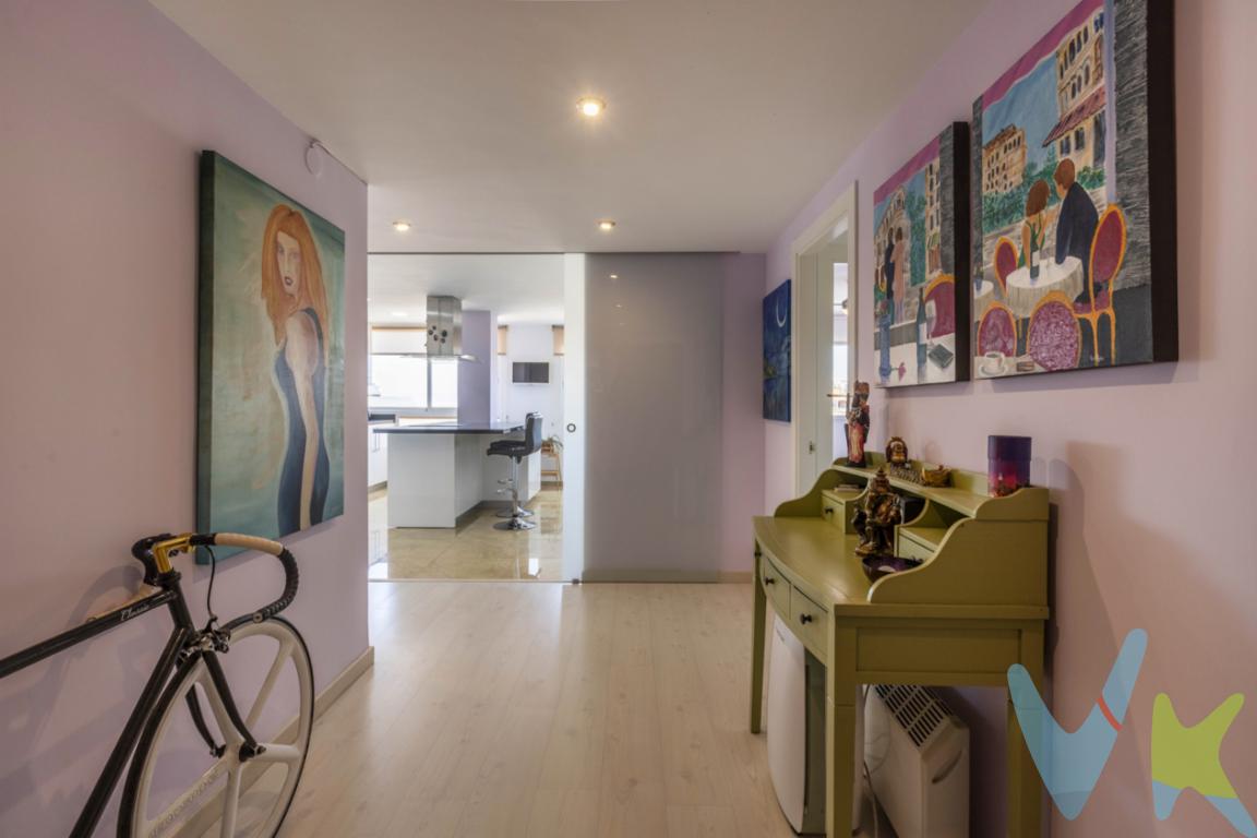 Ubicada en una de las grandes avenidas de Valencia, la Avenida Blasco Ibáñez, te presentamos esta vivienda completamente reformada, donde el diseño y la funcionalidad se han unido para crear un espacio cómodo, elegante y listo para entrar a vivir.La reforma ha sabido aprovechar al máximo su excelente distribución, ampliando estancias y potenciando la sensación de amplitud. La vivienda cuenta con dos amplios dormitorios dobles y dos baños completos, pensados para ofrecer comodidad en el día a día y privacidad en cada espacio. El salón-comedor, generoso en dimensiones, se convierte en el verdadero corazón de la casa, un lugar donde disfrutar, compartir y vivir con total confort.La cocina, amplia, cuadrada y muy funcional, está equipada con electrodomésticos integrados de Bosch, cuidando cada detalle estético sin renunciar a la practicidad que exige el día a día.Situada en una altura 15, la vivienda goza de una luminosidad excepcional durante todo el día, con varias orientaciones que permiten disfrutar de una ventilación cruzada y de unas vistas abiertas que simplemente impresionan. Una sensación de altura, luz y libertad difícil de encontrar en la ciudad.El edificio, perfectamente mantenido, ha sido recientemente actualizado con la reforma del zaguán y la renovación de sus dos ascensores, lo que garantiza tranquilidad y ausencia de derramas a corto plazo, un valor añadido clave para cualquier comprador.Vivir en la Avenida Blasco Ibáñez es apostar por una ubicación estratégica y consolidada. Una zona vibrante, conectada con toda la ciudad, rodeada de servicios, comercios, colegios y universidades, y a escasos minutos de los Jardines del Turia y del paseo marítimo. Una ubicación que combina perfectamente vida urbana, espacios verdes y cercanía al mar, convirtiéndola en una de las más demandadas de Valencia tanto para vivir como para invertir.Si buscas una vivienda luminosa, reformada con gusto y ubicada en un enclave privilegiado, esta puede ser tu próxima casa. Contáctanos y ven a descubrirla en persona.Agencia Registrada con el Nº 89 en el Registro Obligatorio de Agentes Inmobiliarios de la Comunitat Valenciana. Puede consultar en la web de la GVA:https://habitatge.gva.es/es/registres-en-materia-habitatgeLa oferta está sujeta a cambios de precio o retirada del mercado sin previo aviso. Este anuncio en su conjunto, incluyendo textos, fotos, imágenes o cualquier otro contenido de este, no es vinculante dado que la información es ofrecida por terceros y puede contener errores. Se muestra a título informativo y no contractual.Gastos de la compraventa a cargo de la parte compradora no incluidos en el precio del inmueble a tener en cuenta:- ITP con carácter general en Valencia es del 10%, pudiendo corresponderle otro tipo impositivo atendiendo a sus circunstancias personales (por edad, renta o situación familiar primera vivienda habitual, etc ) previstas legalmente.*Base imponible del impuesto el mayor valor entre el precio de compraventa, la tasación o el valor de referencia catastral.- Gastos de notaría y registro, en su caso, suelen oscilar aprox; entre 1,5% y 2,5% (aranceles variables según valor de compraventa, n.º de copias, etc ).- Si tramita la inscripción una gestoría, deberá abonar sus honorarios más IVA ( en este caso suele oscilar entre los 250EUR y los 400EUR + IVA).- Honorarios de mediación inmobiliaria a cargo del comprador del 3% del precio final de venta más IVA (21%), salvo otro pacto.Por mandato expreso del propietario, comercializamos este inmueble en exclusiva, lo que le garantiza el acceso a toda la información, a un servicio de calidad, un trato fácil, sencillo y sin interferencias de terceros. Por este motivo, se ruega no molestar al propietario, a los ocupantes de la propiedad o a los vecinos. Muchas gracias por su comprensión. Si usted es agente inmobiliario y tiene un cliente para este inmueble, llámenos: estaremos encantados de colaborar.Se informa al consumidor que la agencia actúa como intermediaria inmobiliaria en la operación, estando cualquier eventual compraventa y sus condiciones sujeta a la aceptación expresa del propietario-vendedor y a la posterior formalización del correspondiente contrato. 