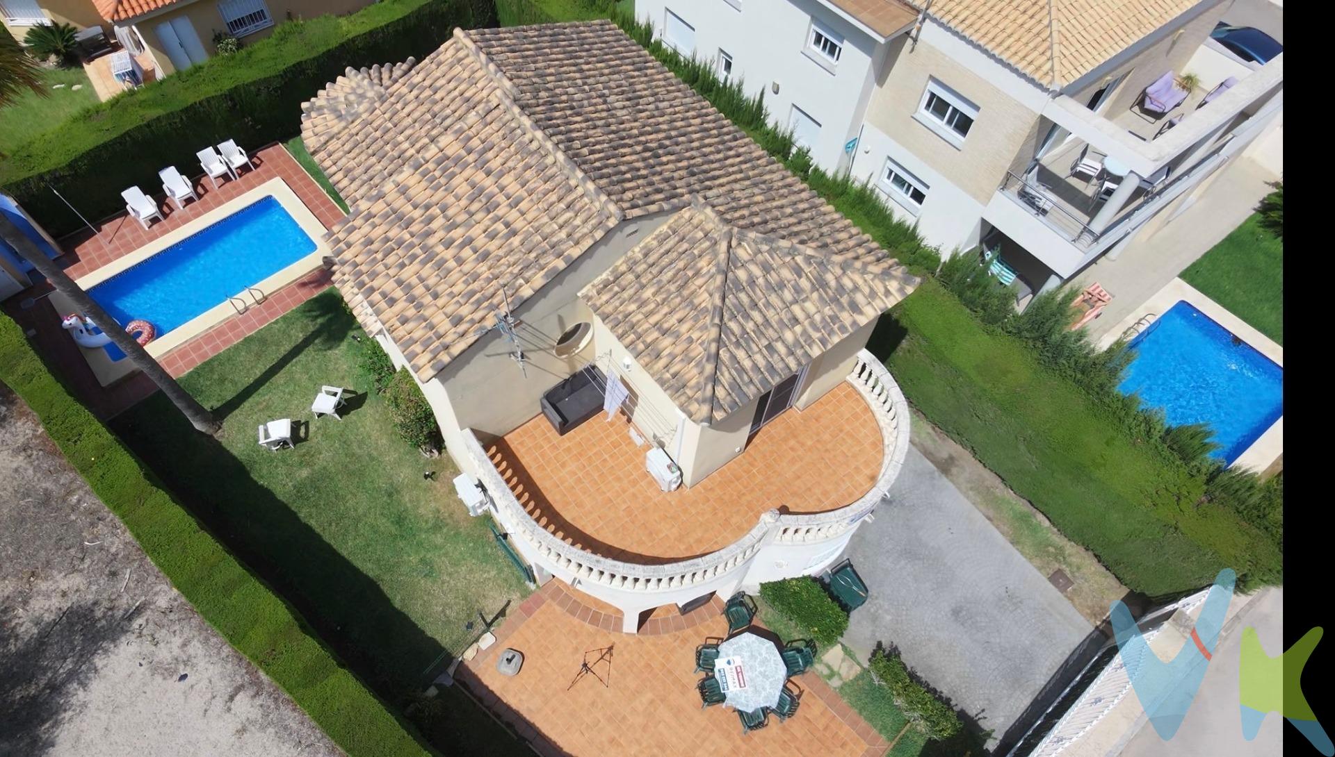 REMAX presenta en exclusiva este precioso chalet en Oliva Nova Beach [amp;] Golf Club, una magnífica oportunidad para disfrutar de una vivienda única en una urbanización exclusiva, con vigilancia las 24 horas y donde reina la tranquilidad absoluta. La propiedad se asienta sobre una parcela de 400 m² y cuenta con 150 m² construidos, distribuidos de manera óptima en dos alturas para separar los ambientes de día y de noche:. Planta Baja (Zona de día): Un espacio diseñado para disfrutar, donde la luz natural es la gran protagonista. Cuenta con un amplio salón-comedor, una cocina funcional, una habitación (ideal para invitados o como despacho) y un cuarto de baño completo. Desde esta planta se accede directamente a la fantástica piscina privada, el lugar perfecto para relajarse. Planta Superior (Zona de noche): Dispone de dos amplias habitaciones dobles. Una de ellas tiene acceso directo a una enorme terraza, un rincón mágico donde es imposible levantarse de mal humor. Esta planta se completa con un moderno cuarto de baño recién reformado, equipado con plato de ducha. Un entorno y estilo de vida inigualables. Vivir aquí es mucho más que disfrutar de una gran casa; es tener a tu alcance servicios de lujo y naturaleza:. Golf de élite: A escasos metros de la vivienda se encuentra el campo de golf de 18 hoyos. No es un campo cualquiera: fue diseñado por la leyenda Severiano Ballesteros, con un trazado espectacular que se funde perfectamente con el paisaje. Hípica internacional: El entorno se engrandece con el Centro Ecuestre Oliva Nova. Sus instalaciones, con capacidad para albergar competiciones oficiales nacionales e internacionales de doma clásica y salto, lo sitúan a la altura de los mejores del circuito mundial, atrayendo a jinetes de los 5 continentes. Servicios premium y playa: A todo esto se suman unas magníficas instalaciones a tu alcance, como un centro deportivo de alto rendimiento, un hotel de 5 estrellas y, como broche de oro, la cercanía a espectaculares playas de arena fina. No dejes pasar esta oportunidad de invertir en calidad de vida. ¡Contáctanos para concertar una visita!. VENTA:. PVP 465.000€. Gastos e impuestos no incluidos en el precio. La compra conlleva impuestos y gastos de formalización para el comprador. A título orientativo se informa que en segundas transmisiones el ITP con carácter general en Valencia es del 9%, pudiendo existir otros tipos impositivos atendiendo a las circunstancias personales del comprador u otras circunstancias previstas legalmente. Base imponible del impuesto el mayor valor entre el precio de compraventa, la tasación o el valor de referencia catastral. En cuanto a los gastos de notaría y registro, en su caso, suelen oscilar aprox. entre 1,5% y 2,5% (aranceles variables según precio, n.º de copias y complejidad). El comprador elige notario. Si el comprador precisase de hipoteca: tasación, condiciones y costes bancarios serán según entidad elegida por el comprador, así como los gastos de gestoría, y cualesquiera otros gastos inherentes a la formalización de la compraventa que legalmente correspondan a la parte compradora, salvo pacto expreso en contrario con el vendedor. El consumidor tiene, conforme a la normativa vigente, a su disposición información y documentación adicional relativa al inmueble y condiciones de la compraventa, que podrá ser consultada en C/Joaquín Costa 4, bajo 46005 Valencia o urbe2@remax.es. Honorarios de mediación inmobiliaria a cargo del COMPRADOR: (3% del precio final de venta más IVA (21%), salvo otro pacto.); y de VENDEDOR (según acuerdo con el mismo). Se informa al consumidor que la agencia actúa como intermediaria inmobiliaria en la operación, estando cualquier eventual compraventa y sus condiciones sujeta a la aceptación expresa del propietario-vendedor y a la posterior formalización del correspondiente contrato.