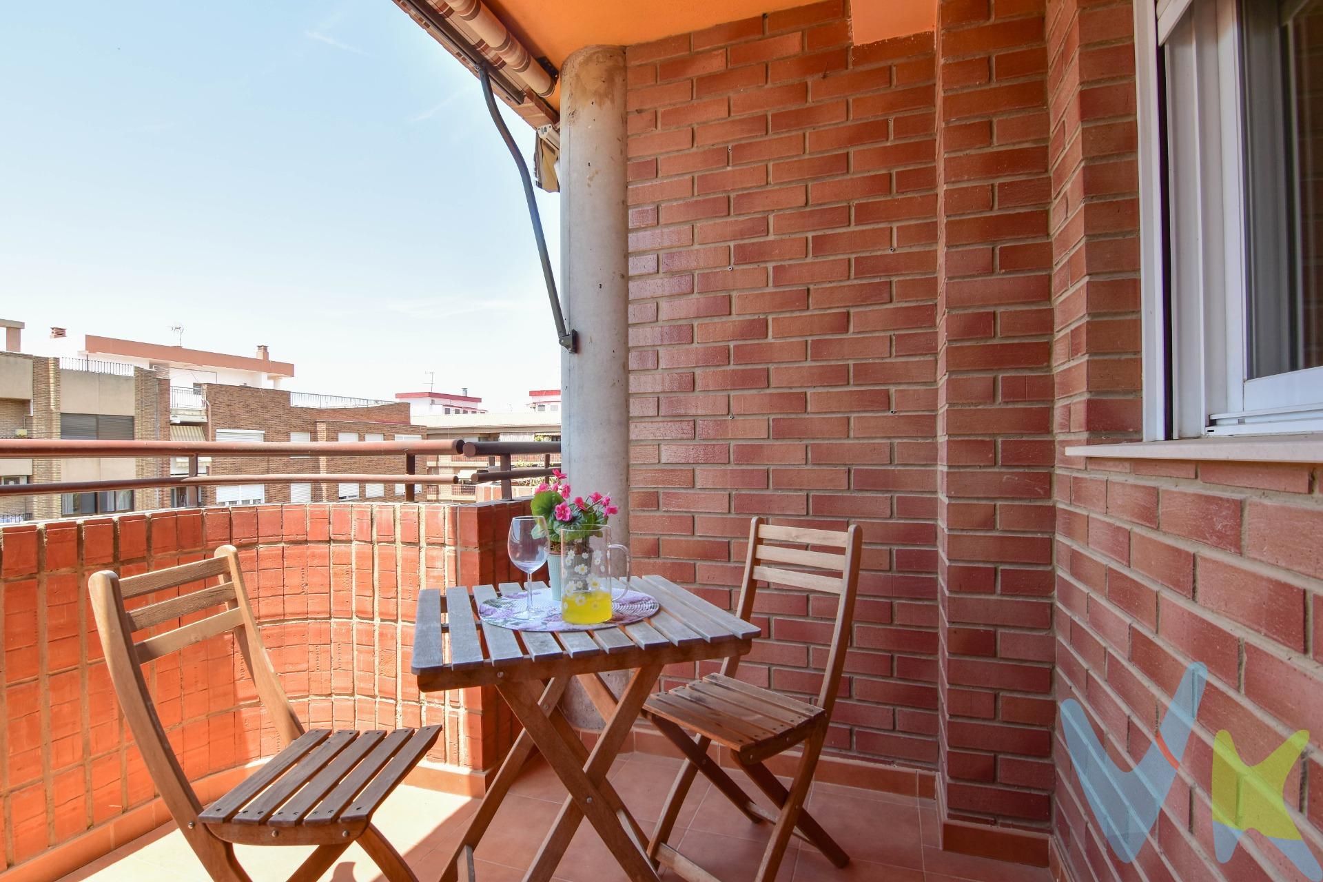 Si buscas una vivienda con una ubicación privilegiada, amplitud y todas las comodidades, este piso es una oportunidad que no puedes dejar escapar. Situado en una de las zonas más demandadas de Paiporta, a pocos minutos de la parada de metro y rodeado de todos los servicios necesarios para el día a día: colegios, supermercados, comercios, centros de salud, parques y zonas de ocio, este inmueble ofrece la comodidad de tenerlo todo al alcance de la mano. La vivienda cuenta con 3 amplios dormitorios, 2 baños completos, una distribución funcional y estancias muy luminosas gracias a su excelente orientación y ventilación cruzada. Destaca su balcón con agradables vistas despejadas hacia la zona del barranco, un espacio perfecto para disfrutar del aire libre y la tranquilidad. Además, dispone de una segunda terraza con acceso desde las habitaciones, aportando aún más luminosidad, ventilación y un espacio exterior adicional para toda la familia. Como valor añadido, la vivienda incluye plaza de garaje y trastero, ofreciendo un extra de comodidad y espacio de almacenamiento. Una vivienda ideal tanto para familias como para quienes buscan calidad de vida en una excelente ubicación, con espacios exteriores, mucha luz natural y todos los servicios a su alrededor. *¡No dejes pasar esta oportunidad y ven a visitarla!*. Nota: Agencia Registrada con el Nº 1395 en el Registro Obligatorio de Agentes Inmobiliarios de la Comunitat Valenciana, consultable en la web de la Generalitat Valenciana. La oferta está sujeta a cambios de precio o retirada del mercado sin previo aviso. La información contenida en el presente anuncio se facilita a título meramente informativo y no contractual, los datos, descripciones, superficies, imágenes y cualquier otro contenido del mismo pueden estar sujetos a errores u omisiones al ser facilitados por terceros. El precio de venta publicado no incluye los honorarios de intermediación inmobiliaria, ni los impuestos legalmente aplicables (IVA o ITP), ni los gastos derivados de la compraventa, tales como notaría, registro y gestoría, ni aquellos derivados de la financiación, en caso de existir. Por mandato expreso del propietario, este inmueble se comercializa en régimen de exclusiva, garantizando al interesado un acceso completo a la información y una gestión profesional, transparente y sin interferencias de terceros. Se ruega no molestar al propietario, a los ocupantes del inmueble ni a los vecinos. Agentes inmobiliarios con cliente interesado pueden contactar con la agencia para colaborar. Nuestro departamento financiero puede conseguir tu financiación. ¡Consúltanos!