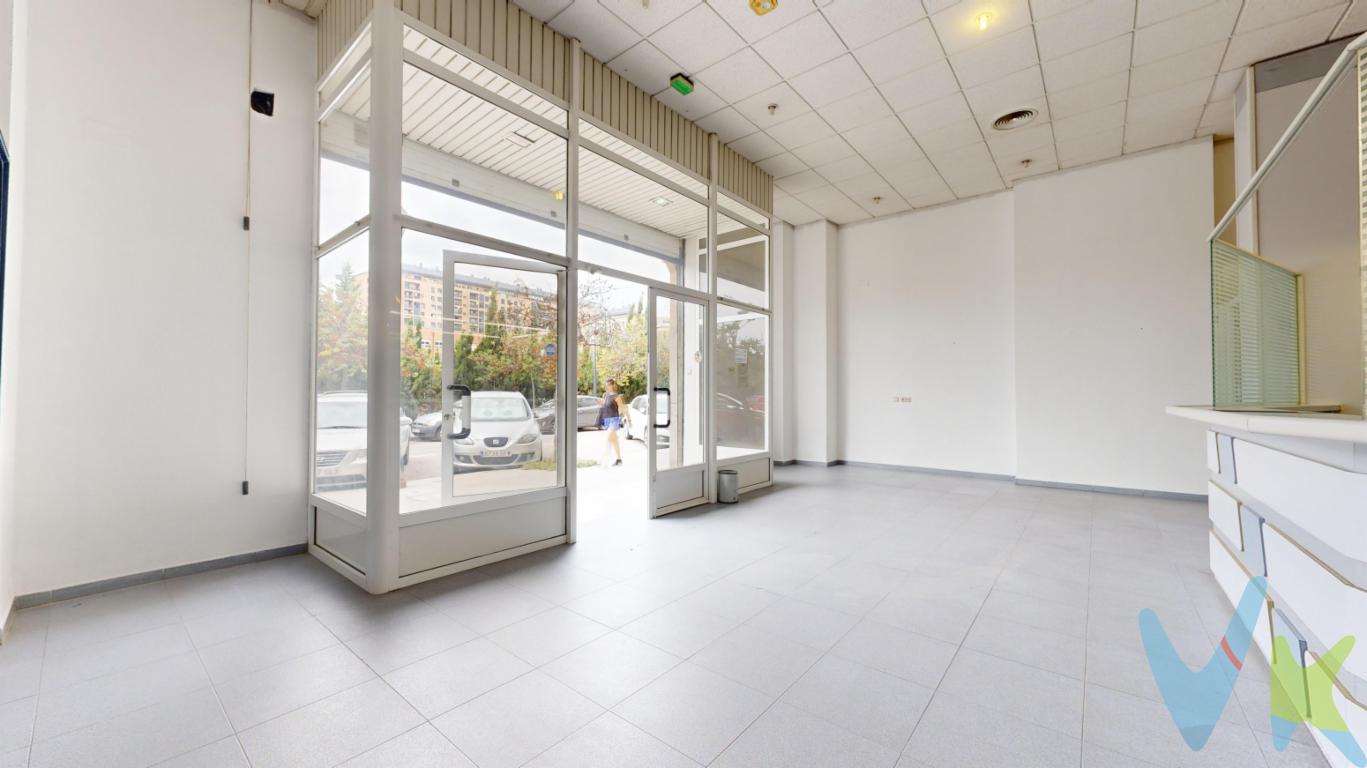 Bajo comercial junto Avda. Francia y CC.Aqua en Valencia de 553m²  Bajo comercial de 553m². Se vende bajo comercial en la zona de avenida de Francia, cerca del centro comercial Aqua. El local tiene una superficie de planta de 317m² y un altillo de 236m². Se encuentra compartimentado en más de 13 estancias de despachos y salas y 5 baños/aseos. El local es muy versátil por su dimensión. 5 metros de fachada. Listo para continuar con negocio. No dejes que otro se aproveche de esta oportunidad!!  Agencia Registrada con el nº00516 en el Registro Obligatorio de Agentes Inmobiliarios de la Comunidad Valenciana    Por mandato expreso del propietario, COMERCIALIZAMOS ESTE INMUEBLE EN EXCLUSIVA, lo que le garantiza el acceso a toda la información, a un servicio de calidad, un trato fácil, sencillo y sin interferencias de terceros. Por este motivo, se ruega NO MOLESTAR AL PROPIETARIO, a los ocupantes de la propiedad o a los vecinos. Muchas gracias por su comprensión.   La oferta está sujeta a cambios de precio o retirada del mercado sin previo aviso. Este anuncio en su conjunto, incluyendo textos, fotos, imágenes o cualquier otro contenido de este, no es vinculante dado que la información es ofrecida por terceros y puede contener errores. Se muestra a título informativo y no contractual.  El precio anunciado NO INCLUYE los impuestos, ni los gastos como, Notario, Registro de la Propiedad, ni los honorarios de la agencia inmobiliaria.  Esta propiedad se pone a la venta con toda la documentación comprobada y en regla, por lo que ofrecemos GARANTIAS a los compradores.  Si tienes que vender antes tu vivienda, llámanos y te asesoramos cómo hacerlo para además tener los mínimos gastos posibles y todas las garantías.