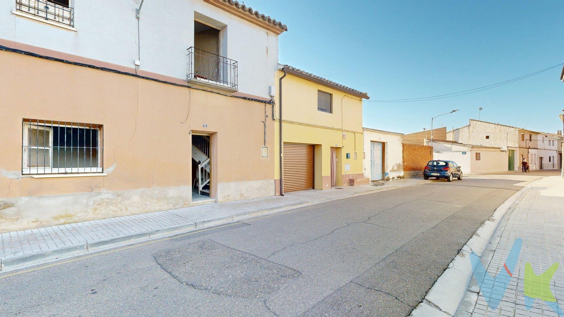 Si siempre has querido una vivienda que puedas transformar a tu gusto, esta propiedad es justo lo que estás buscando. Ubicada en la calle Castellar de un pueblo tranquilo como es Torres de Berrellén , esta amplia casa de 150 m² construidos (110 m² útiles) ofrece un sinfín de opciones para crear el hogar que siempre has imaginado. Parcela de suelo  urbano de 167 metros. Dispone de cuatro habitaciones, estar, cocina , baño , y  además de varias estancias adicionales actualmente usadas como almacén y despensa, perfectas para ampliar espacios o redistribuir según tus necesidades. El inmueble cuenta con un gran patio/jardín de más de 80 metros, un espacio lleno de potencial donde podrás diseñar tu propio oasis exterior: una zona chill out con barbacoa, huerto urbano o incluso una pequeña piscina. Requiere reforma integral, pero precisamente ahí reside su mayor atractivo: la libertad de crear un hogar único, adaptado a tu estilo y ritmo de vida. Su orientación noreste aporta una agradable luminosidad por las mañanas, llenando la casa de calidez y posibilidades. Una oportunidad excepcional para quienes buscan un proyecto con alma, donde cada reforma se convierta en una inversión en bienestar y futuro. ✨ Convierte esta casa con historia en la vivienda de tus sueños.