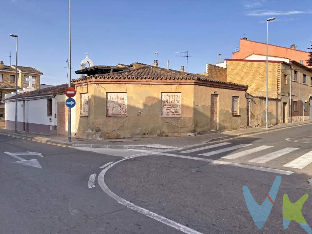 ¡Construye la casa de tus sueños a tu medida en Tudela! Se vende inmueble ubicado en la Calle Roncal nº 1, en una zona residencial consolidada, tranquila y con excelente conectividad en Tudela (Navarra). ?? INFORMACIÓN IMPORTANTE. Estado actual: El inmueble precisa de la realización de un proyecto de derribo y la posterior ejecución de una obra de nueva construcción. Visitas: La vivienda no es visitable en su interior por motivos de seguridad y por su estado de conservación. Proyección visual (IA): Adjuntamos recreaciones renderizadas por Inteligencia Artificial para mostrar el increíble potencial que ofrece la parcela y el tipo de vivienda moderna, funcional y luminosa que se podría construir en esta ubicación. ? UBICACIÓN INMEJORABLE Y SERVICIOS A UN PASO. Uno de los puntos más fuertes de esta propiedad es su localización en un entorno idóneo para familias o para quien busque comodidad en el día a día: ? Guardería y Escuelas Infantiles a escasos minutos. ? Colegio e Instituto cercanos, garantizando comodidad escolar completa sin largos desplazamientos. ? Centro de Salud muy próximo para cubrir cualquier necesidad médica. ? Zona rodeada de comercios, servicios locales, zonas verdes de ocio y esparcimiento y con una excelente comunicación hacia las principales vías de entrada y salida de la ciudad. ? OPORTUNIDADES QUE OFRECE: Diseñar tu vivienda unifamiliar desde cero: distribución, número de habitaciones, garaje, terrazas y acabados a tu gusto. Un proyecto ideal tanto para particulares que deseen construir su hogar personalizado como para inversores/promotores que busquen una parcela bien ubicada en Tudela. ? ¿Interesado/a? Contacta con nosotros para más detalles sobre la parcela y condiciones de venta. 