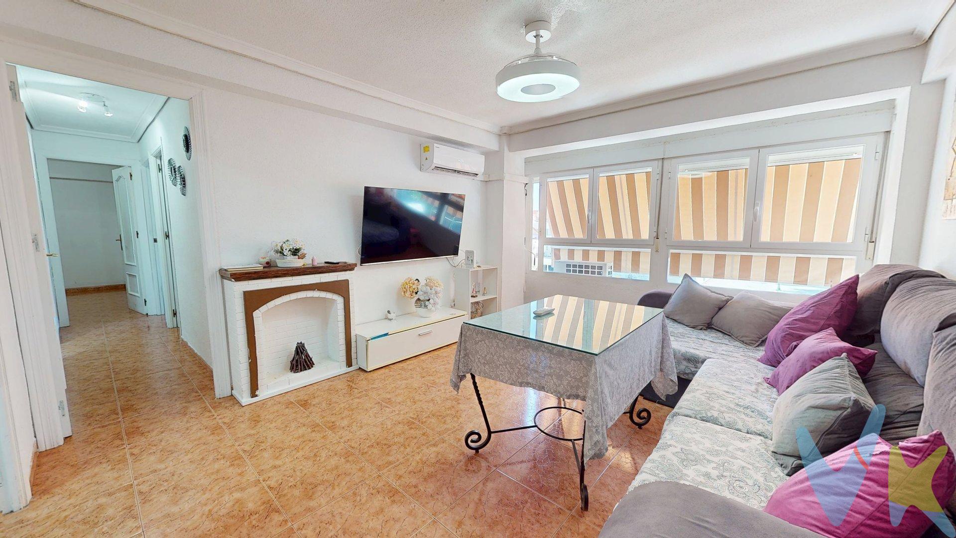 Presentamos una magnífica vivienda situada en la Avenida de Carlos III, en la consolidada zona de Levante, una ubicación con excelentes comunicaciones, fácil acceso y rodeada de todo tipo de servicios, como comercios, centros educativos, transporte público, zonas verdes y todo lo necesario para el día a día. La vivienda se encuentra ubicada en una segunda planta con ascensor y disfruta de vistas despejadas, lo que aporta una gran luminosidad y una agradable sensación de amplitud. Su distribución ha sido diseñada para aprovechar al máximo cada metro cuadrado. Al acceder a la vivienda nos recibe un acogedor hall de entrada que da paso a un amplio y luminoso salón, auténtico corazón de la vivienda. Desde el salón se accede a una espaciosa cocina completamente equipada y, a través de un pasillo distribuidor, a la zona de descanso. La zona de noche se compone de tres amplios dormitorios y un baño completo con placa de ducha. El dormitorio principal cuenta con armario empotrado, aportando un excelente espacio de almacenamiento. Además, todas las habitaciones disponen de split de aire acondicionado, garantizando un mayor confort durante todo el año. Si buscas una vivienda lista para entrar a vivir, bien ubicada, luminosa y con una distribución funcional, esta es una oportunidad que no puedes dejar escapar. Solicita más información y ven a visitarla. Cláusula de Transparencia y Desglose de Gastos (Ley 10/2025). en cumplimiento de las obligaciones de información previstas en la Ley 10/2025, de 28 de diciembre, de servicios de atención a la clientela y transparencia, así como en la normativa sectorial vigente, el precio indicado no incluye los gastos e impuestos inherentes a la adquisición, los cuales se desglosan estimados o con posibilidad de calcularlos a continuación; los gastos más ajustados serán dados en el D.I.A. en la visita a inmuebles, o antes. *Gastos de Notaría: La Minuta se calculará según al arancel notarial oficial: Anexo I, del Real Decreto 1426/1989, de 17 de noviembre. Enlace: https://notariared.com/calculadora-gastos-compra-vivienda/. *Gastos de Registro de la Propiedad: La inscripción se facturará según el arancel oficial: ANEXO I, del Real Decreto 1427/1989, de 17 de noviembre. Igual enlace anterior . *Gastos de Gestión (Gestoría): Los honorarios por la tramitación administrativa, liquidación de impuestos e inscripción registral ascienden de forma estimativa a [363 € aprox.] (IVA incluido), aunque depende de cada caso, y su dificultad. *Honorarios Agencia del Vendedor: incluidos en el PVP. *Honorarios Agencia del comprador: La agencia prestará los servicios de información, asesoramiento y acompañamiento previstos en el Encargo de Servicios y en el D.I.A. Si solicita servicios adicionales o personalizados, sus honorarios serán informados previamente, de forma individualizada y por escrito, conforme a la libertad de pactos y a la normativa vigente. siendo el conste ara este inmueble de 3.500 € mas el 21 % de IVA. *Si necesita Financiación, su banco le informará. *Impuesto sobre Transmisiones Patrimoniales (ITP): Se aplicará el tipo impositivo vigente en Andalucía (generalmente el 7%, sin perjuicio de tipos reducidos del 6%. 3,5%,  etc,  aplicables según las circunstancias personales del comprador o las características del inmueble). El impuesto se devenga sobre el superior entre: 1.- Valor de Referencia de Catastro; y  2.- Precio de venta. Puede calcular su situación personal en el portal oficial de la A.T. de Andalucia. enlace: https://www.juntadeandalucia.es/organismos/economiahaciendayfondoseuropeos/areas/tributos-juego/tributos/paginas/impuestos-cedidos-transmisiones.html; 