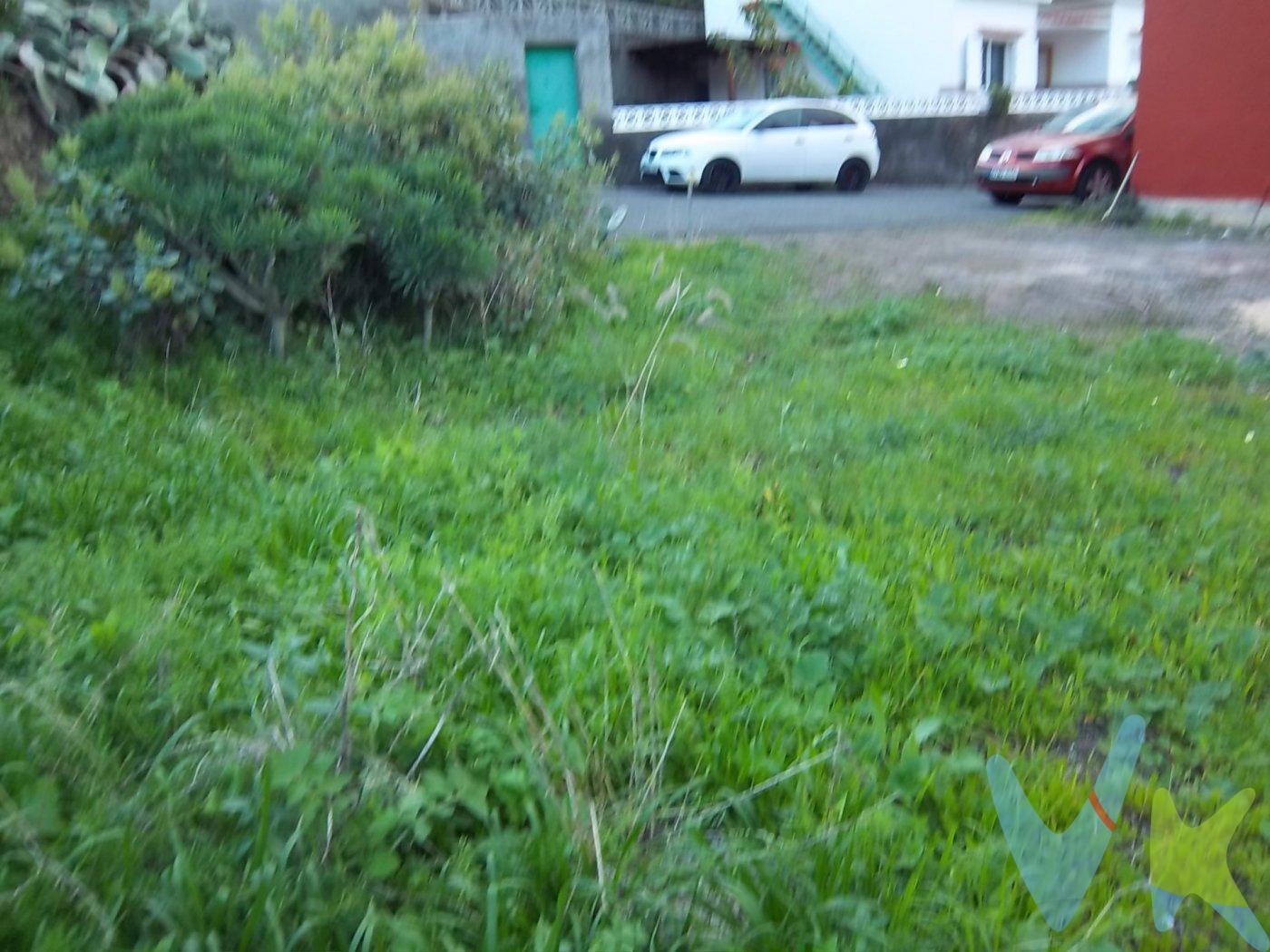 SOLAR urbano situado en Hornos del Rey, Telde ;  tiene  una superficie de 164 m2  y con acceso por 2 calles.  Ideal para construir una vivienda unifamiliar con Jardín o terraza. La zona permite construir 2 plantas y ático.  Zona muy tranquila para vivir, con los equipamientos básicos en la zona, farmacia, colegios, tiendas, etc.. .  Información: Los gastos inherentes a la compraventa de la propiedad: Notaría,  impuestos,  registro , no se encuentran incluidos en el precio.  Los datos expuestos son meramente orientativos y se encuentran sujetos a errores u omisiones involuntarias.