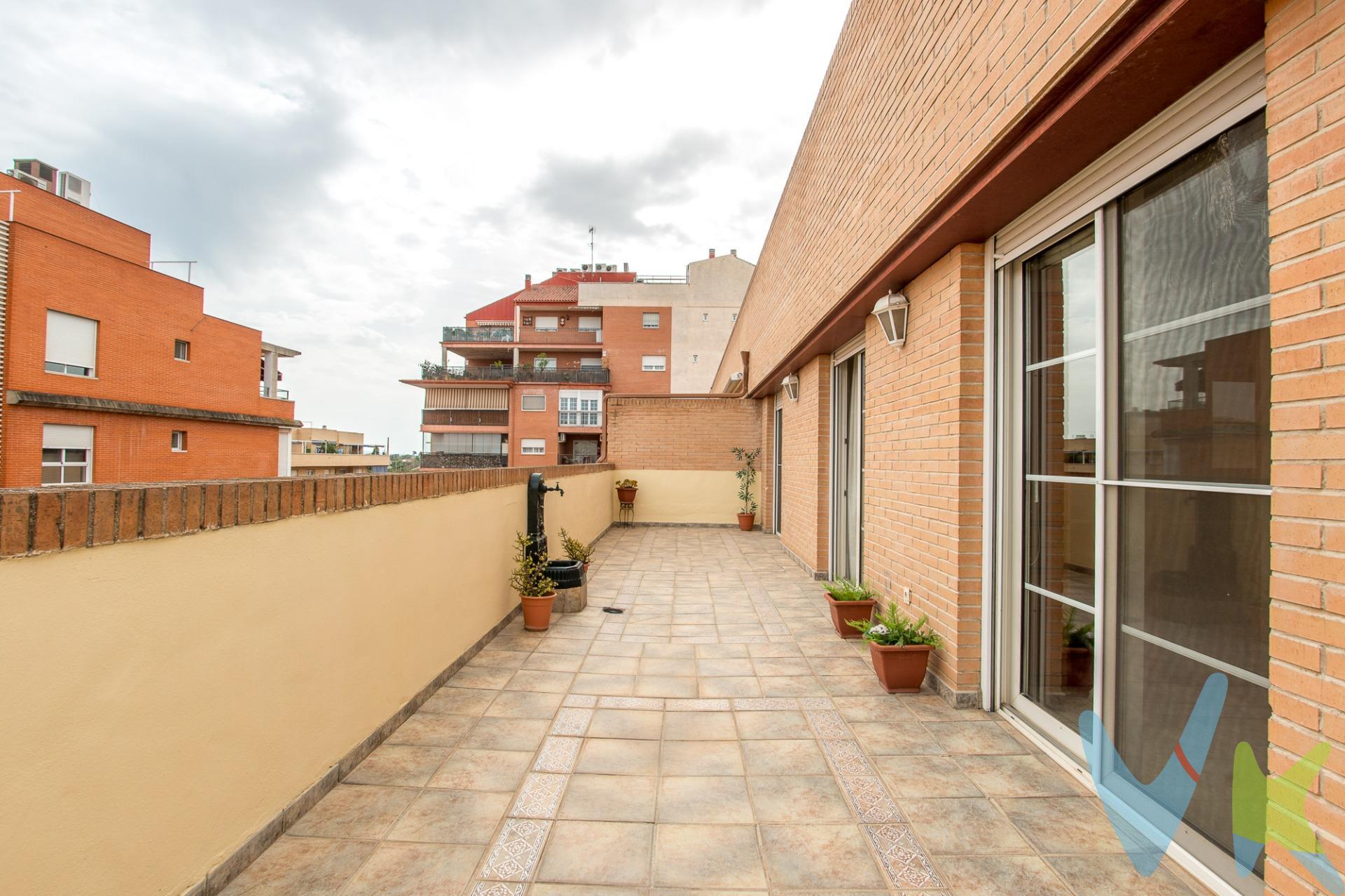 Crea el hogar que siempre has soñado en esta vivienda única, frente a la Residencia San Basilio y a 15 minutos del centro de Murcia. Si te gusta disfrutar de una gran terraza en planta en la que organizar cenas con los amigos, tomar el sol…, esta puede ser tu casa. La luz natural que invade su amplio salón desde la terraza, inunda la casa hasta la espaciosa cocina que cuenta con el necesario desahogo de su camuflada galería. Su suelo de mármol marfil, nos conduce desde el baño de cortesía hasta los tres dormitorios, apostillado el de matrimonio por su buena armariada y baño en suite. Podría seguir contándote que tiene aire acondicionado, climalit, armarios vestidos en todas las estancias, gran plaza de garaje, trastero y hasta una segunda plaza opcional, pero no lo haré porque hay casas que es imprescindible ver y no perdérselas. 🔑 Comercialización en multidifusión. Por mandato expreso del propietario, este inmueble se comercializa en multiexclusiva, lo que garantiza un acceso completo a la información, un servicio profesional y una gestión ordenada, sin interferencias de terceros. Si eres agente inmobiliario y tienes un cliente interesado, estaremos encantados de colaborar. Contáctanos sin compromiso. 🤝 Una compra tranquila y bien acompañada. Al contactar directamente con nosotros, evitarás molestias innecesarias a la propiedad. Nos encargamos de toda la intermediación, facilitándote la documentación, la información necesaria y un trato cercano, claro y sin complicaciones. Te informaremos con total transparencia de todos los aspectos de la compra, incluidos gastos y honorarios de agencia para que tomes decisiones con calma y seguridad. Nuestra forma de trabajar se basa en algo muy sencillo:. Calma → la tranquilidad de comprar tu vivienda con acompañamiento profesional en todo el proceso con nosotros. ℹ️ Información legal. La descripción del inmueble y las imágenes publicadas tienen carácter meramente informativo y no contractual. El precio ha sido fijado por la propiedad y podría sufrir variaciones hasta su formalización en contrato de compraventa. 💰 Gastos de la compra. ●	Impuestos (ITP). o	Con bonificación: 3 %. o	Sin bonificación: 7,75 %. ●	Notaría y Registro: aprox. 1.000 €. ●	Honorarios de agencia: 3 % + IVA, con un mínimo de 3.000 € + IVA. (No incluidos en el precio de venta). ¡Oye, agente inmobiliario! Si estás leyendo este texto y te gusta, te desafiamos a ser creativo y sorprendernos con una adaptación original. ¡Nada de copiar y pegar, queremos ver tu ingenio en acción!. 
