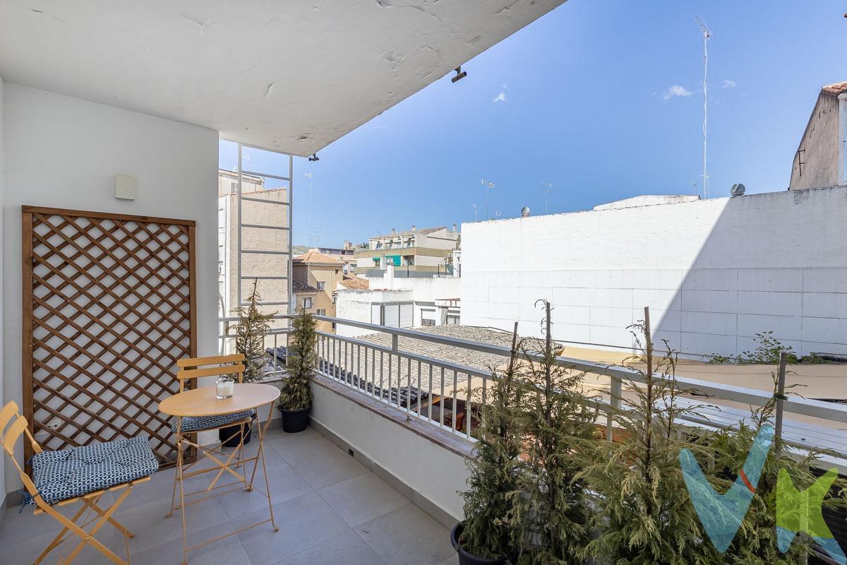 Descubre este espectacular ático de 130 m² construidos ubicado en una de las zonas más codiciadas de Granada: calle Tejeiro, a un paso de Recogidas y Alhamar. La vivienda, completamente reformada, combina elegancia, amplitud y confort. Dispone de 3 dormitorios, 2 baños completos, y una terraza privada con vistas despejadas que llena cada rincón de luz natural. Ideal para quienes buscan vivir en pleno centro con todas las comodidades a su alcance, sin renunciar a la tranquilidad de un espacio alto y luminoso. Características destacadas:. 	•	Reformado con materiales de alta calidad. 	•	Terraza con vistas abiertas. 	•	Muy luminoso y espacioso. 	•	Excelente ubicación: comercios, transporte y servicios a pocos metros. Una oportunidad única de vivir en un ático con encanto en pleno centro de Granada. Contáctanos para más información o para concertar una visita. ¡Te encantará!. Ref. N332. * El PVP indicado no incluye impuestos ni gastos de Escritura. * Honorarios agencia no incluidos. * Las superficies expresadas en esta página tienen carácter descriptivo y son aproximadas. * Los precios pueden ser susceptibles de modificación sin previo aviso. * Esta propiedad se vende con muebles.