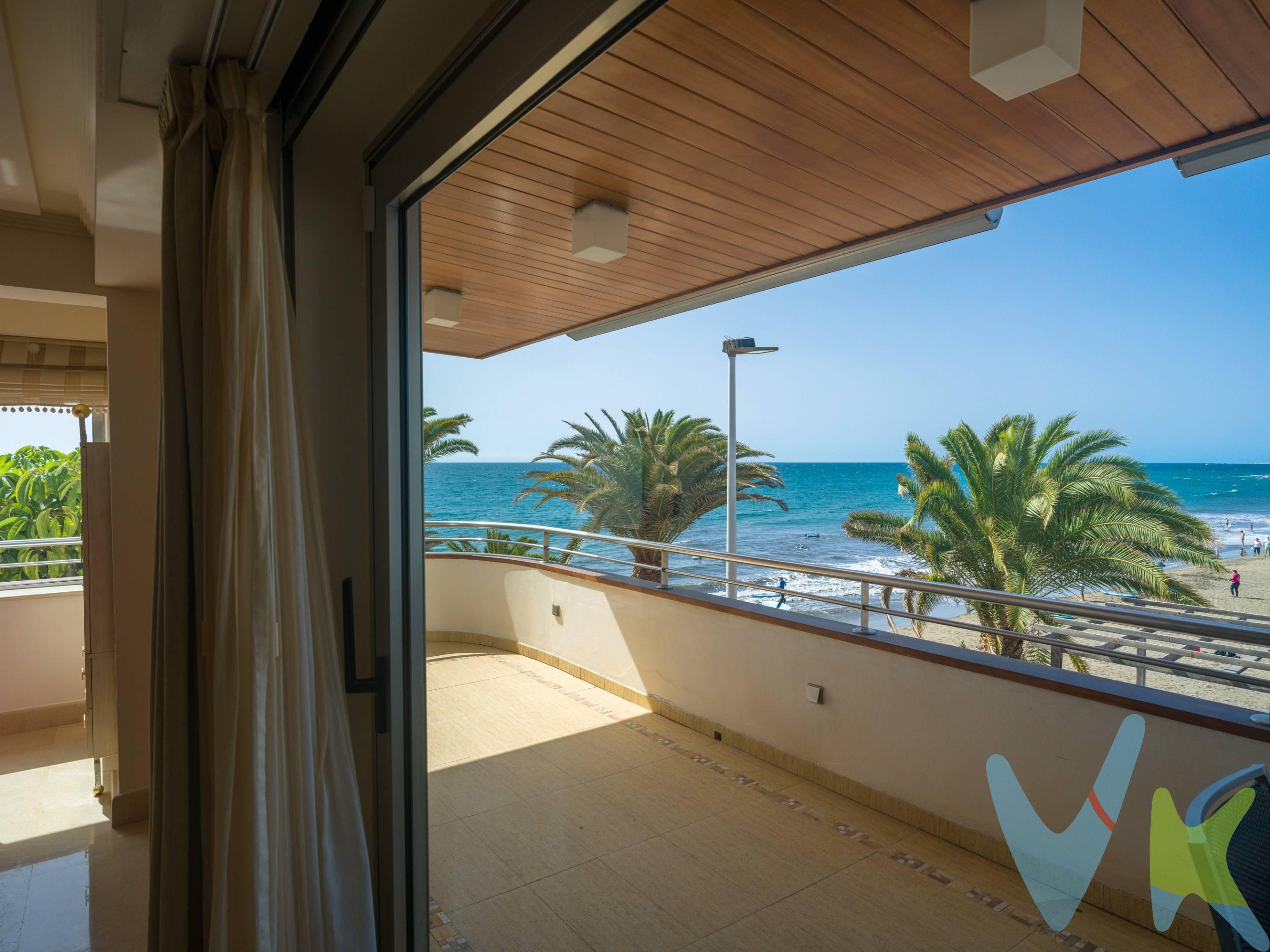 Ubicada en una de las zonas más privilegiadas del sur de la isla, esta maravillosa propiedad ofrece vistas panorámicas al océano, con la sensación única de vivir sobre el propio paseo marítimo… y a escasos pasos de la arena. Construida en parcela aprox. de 445 m², tiene unos 236 m² construidos, diseñados en concepto abierto y elegante que maximiza la luz natural y las  vistas al mar desde prácticamente todas sus estancias. El amplio salón-comedor de espacios abiertos, junto con la cocina totalmente equipada, permiten disfrutar del privilegio de cocinar y vivir mirando al océano, creando una experiencia residencial única. La propiedad tiene de cuatro dormitorios, destaca la espectacular master suite con baño en suite, jacuzzi, terraza privada con hamacas y vistas directas al mar. Además, cuenta con dos dormitorios dobles y un dormitorio sencillo, así como dos baños completos adicionales y un aseo de cortesía. En el exterior encontramos dos amplias terrazas, siendo la principal una impresionante terraza frontal que recorre toda la zona de salón y cocina, perfecta para disfrutar de amaneceres y atardeceres inolvidables. En la parte trasera, una acogedora zona ajardinada con fuente y área de descanso aporta privacidad y encanto. La vivienda ofrece altísimas calidades, con suelos de mármol, aire acondicionado, sistema de cámaras de seguridad perimetrales y puerta blindada, además de dos accesos independientes (principal y de servicio). Se vende completamente amueblada con mobiliario de alta calidad.. existe la opción de compra de un garaje para 3 coches. Con un estilo de vida junto al mar, dispone también de ducha exterior en madera, ideal para refrescarse al regresar directamente de la playa. En la planta inferior, con acceso directo desde el paseo marítimo, encontramos un apartamento independiente tipo estudio, con cocina, zona de estar-dormitorio y baño completo, además de un espacio adicional destinado a trastero. Perfecto para invitados o  zona de ocio.