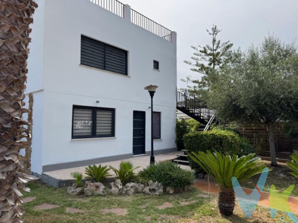 Casa en venta en la encantadora zona de La Cañada. Esta excepcional propiedad combina comodidad y elegancia, ofreciendo un espacio acogedor para el disfrute familiar. Con 199 metros construidos, brinda el espacio ideal para establecer su hogar en un ambiente sereno y natural.Ubicada en un enclave apacible,a 5 minutos del Colegio Británico  -   British College, esta vivienda presenta tres amplias habitaciones una mas pequeña total 4 dormitorios , tres baños un baño dentro de la suite con un vestidor también que prometen descanso y privacidad para cada miembro de la familia. La impecable distribución ayuda a crear un flujo natural entre los espacios, maximizando cada rincón del hogar. Con un salón amplio abierto al comedor con Chimenea, la cocina americana todo ello con unas vistas al jardín y la piscina, también cuenta con un aseo bien equipado en la planta baja y en la terraza al lado de la piscina.La casa, construida en el año 1974, ha mantenido su carácter original mientras que ha sido actualizada para satisfacer las necesidades modernas. Su robusta estructura garantiza una excelente durabilidad a lo largo del tiempo, permitiendo que usted y su familia disfruten de muchos años de felicidad en este lugar. Uno de los elementos destacados es el amueblamiento de la propiedad que se adapta a las tendencias actuales, ofreciendo un ambiente cálido y listo para habitar.La propiedad dispone de un garaje, asegurando que el estacionamiento nunca sea una preocupación. Aquellos que valoran la comodidad de tener un espacio seguro para sus vehículos encontrarán este elemento particularmente valioso. Para los meses más cálidos, la casa cuenta con una piscina privada, perfecta para refrescarse y relajarse mientras disfruta del clima agradable. Este espacio se convierte en el centro de reuniones familiares y actividades de ocio al aire libre, con espacio de Barbacoa y también con un Horno para realizar todas las recetas para que los tuyos lo disfruten.Rodeando la propiedad, se encuentra una hermosa zona ajardinada que permite el contacto directo con la naturaleza. El jardín ofrece, naranjos y otros árboles frutales para que un remanso de paz, ideal para los que aprecian el paisajismo y las actividades al aire libre en un entorno privado. No solo ofrece un lugar verde para el esparcimiento, sino que también añade valor estético a la residencia.Asimismo, la propiedad cuenta con todas las conexiones necesarias, incluido el alcantarillado, proporcionando los servicios esenciales requeridos para la vida diaria. Este factor facilita un asentamiento rápido y sin complicaciones, permitiendo a los nuevos propietarios centrarse en disfrutar de su nuevo hogar.Esta casa invita a ser explorada en persona. Su perfecta integración con el entorno, junto con sus comodidades funcionales, garantizan satisfacer hasta al comprador más exigente. La cercana ubicación a los servicios de La Cañada asegura que la vida diaria sea conveniente y agradable.No pierda la oportunidad de visitar esta magnífica propiedad. Una visita personal revelará las verdaderas dimensiones y potencialidades de este hogar excepcional. Comuníquese para coordinar una visita y enamórese de la casa de sus sueños. Cada espacio y cada detalle han sido pensados para proporcionar una experiencia de vida incomparable en un entorno de serena belleza y confort moderno.              INFORMACIÓN IMPORTANTE            Gastos de la compraventa a cargo de la compradora no incluidos en el precio del inmueble a tener en cuenta: -        ITP  con carácter general en Valencia es del 10%, pudiendo corresponderle otro tipo impositivo atendiendo a sus circunstancias personales (por edad, renta, situación familiar, primera vivienda habitual ) previstas legalmente.*Base imponible del impuesto el mayor valor entre el precio de compraventa, la tasación o el valor de referencia catastral-        Gastos de notaría y registro, en su caso, suelen oscilar aproximadamente entre 15% y 25% (aranceles variables según valor de compraventa, número de copias).-        Si tramita la inscripción con una gestoría, deberá abonar sus honorarios más IVA (en este caso suele oscilar entre los 250.-EUR y los 450.-EUR + IVA).-        Honorarios de mediación inmobiliaria a cargo del comprador del 4% del precio final de venta más IVA (21%).Se informa al consumidor que la agencia actúa como intermediaria inmobiliaria en la operación, estando la compraventa y sus condiciones sujeta a la aceptación expresa del propietario y a la posterior formalización mediante el correspondiente contrato.la información de esta publicación no es vinculante y puede contener errores; se muestra únicamente con carácter informativo y no contractual.Este inmueble puede experimentar cambios de precio, descripción o ser retirado del mercado sin previo aviso. AGENCIA INMOBILIARIA cumple con la normativa vigente y acredita su capacitación profesional e identificación RAICV 00116, de acuerdo con el Registro de Agentes de Intermediación Inmobiliaria de la C.V  (Decreto 98/2022 de 29 de julio).    