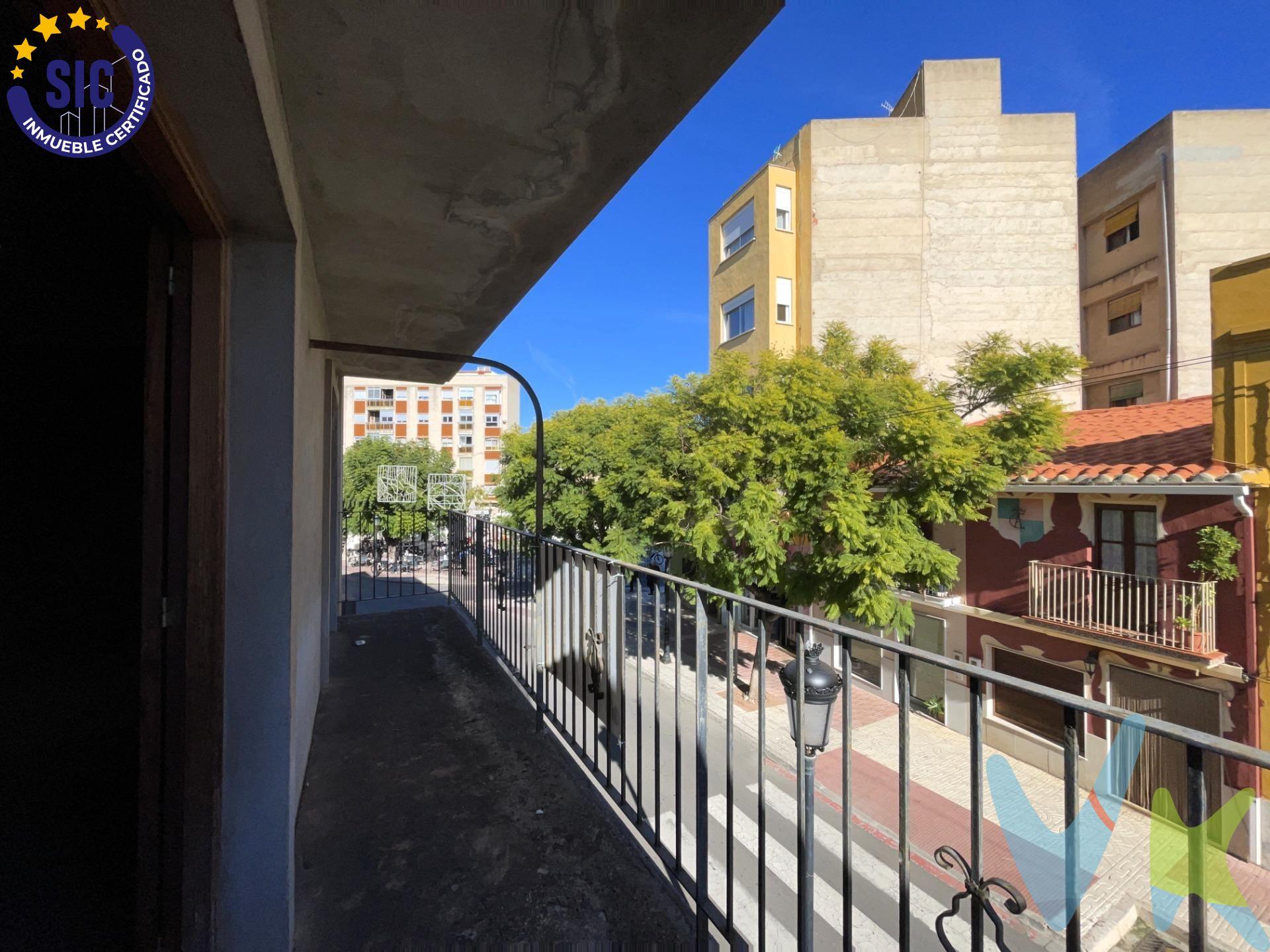 En pleno centro, esta casa adosada te ofrece un lienzo en blanco para crear exactamente lo que necesitas. Actualmente en bruto, puedes transformarla en una vivienda unifamiliar a tu gusto o dividirla en dos pisos independientes, uno por planta, con todas las ventajas de vivir o alquilar en la ciudad. La planta baja permite incluso habilitar un garaje, añadiendo comodidad y valor. Es la opción perfecta para quienes buscan un hogar único, adaptado a su estilo de vida, o para inversores que quieran reformar y aprovechar la alta demanda de alquiler de la zona. Con todos los servicios a mano y excelente comunicación, esta propiedad combina ubicación estratégica, flexibilidad y potencial de rentabilidad. La ubicación es excelente, a poca distancia de la playa y rodeado de todos los servicios básicos que ofrece Oropesa del Mar: supermercados, colegio, centro médico, comercios locales y zonas infantiles. Una inversión que no solo se compra, sino que se transforma en lo que tú decidas: hogar, negocio o ambos. . (*) Cláusula de Transparencia y Desglose de Gastos. En cumplimiento de las obligaciones de información previstas en la Ley 10/2025, de 28 de diciembre, de servicios de atención a la clientela y transparencia, así como en la normativa sectorial vigente, se hace constar que el precio indicado no incluye los gastos e impuestos inherentes a la adquisición, los cuales se desglosan a continuación:. - Impuesto sobre Transmisiones Patrimoniales (ITP): Se aplicará el tipo impositivo vigente en la Comunidad Valenciana, generalmente el 10%, sin perjuicio de tipos reducidos aplicables según las circunstancias personales del comprador o las características del inmueble. El impuesto se devenga sobre el Valor de Referencia Catastral o el precio de venta, aquel que resulte superior. Para una información exhaustiva sobre el funcionamiento, tipos impositivos y bonificaciones del ITP, puede consultar el portal oficial de la Agencia Tributaria autonómica en el siguiente enlace: www.atv.gva.es/es/itpajd. - Gastos de Notaría: Los honorarios notariales se calcularán conforme al arancel oficial regulado en el Anexo I, del Real Decreto 1426/1989, de 17 de noviembre, por el que se aprueba el arancel Notarial. - Gastos de Registro: La inscripción en el Registro de la Propiedad se facturará según el arancel oficial establecido en el Anexo I, del Real Decreto 1427/1989, de 17 de noviembre, por el que se aprueba el arancel de los Registradores de la Propiedad. - Gastos de Gestión: Los honorarios por la tramitación administrativa, liquidación de impuestos e inscripción registral, en el supuesto de ser a cargo de la agencia inmobiliaria, ascienden a 302,50 € (IVA incluido). - Honorarios Agencia del Vendedor: incluidos en el precio publicado. - Honorarios Agencia del Comprador: Se informa que eventualmente podrían existir honorarios profesionales a cargo del adquirente, en aquellos casos en que se hubieran contratado previamente los servicios específicos del encargo de compra y en ningún caso estarán vinculados al precio.