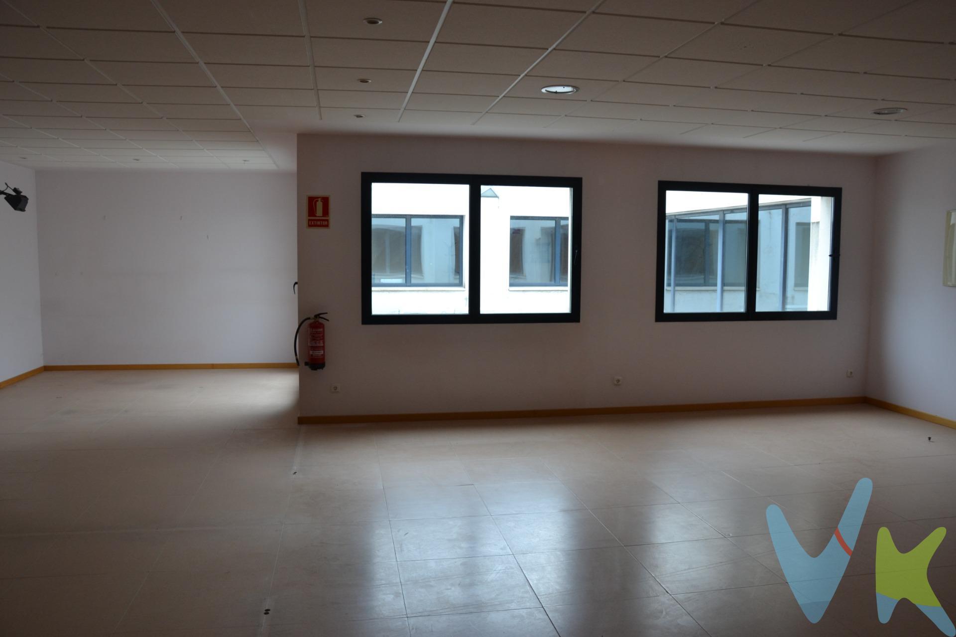 ¡Disponible en Venta, alquiler y alquiler con opción a compra! Oficina de 113 m² útiles en el Polígono de Galaria, junto al Centro Comercial La Morea!. ¿Estás buscando un lugar para comenzar tu nuevo negocio? Te presentamos una amplia y luminosa oficina de 113 m² útiles (casi 125 m² construidos), que cuenta con las siguientes características:. Zona de atención al público: 75,16 m². 2 despachos: 11,80 m² y 18,85 m². Hall de entrada y aseos comunes. La oficina está ubicada en el mismo edificio que el Hiper Number One, en la zona comercial de La Morea, un área de alto tránsito que te permitirá captar una clientela fiel y aumentar tu visibilidad. EXTRAS: 2 Plazas de garaje y 1 trastero a negociar. Condiciones de alquiler:. Renta mensual: 1.300 € + IVA. Fianza: 1.300 € (una mensualidad). Honorarios de la inmobiliaria: 1.300 € + IVA. Precio de venta: 187.500,00 €. ¡No pierdas esta oportunidad! Contáctanos y con gusto te agendaremos una visita.