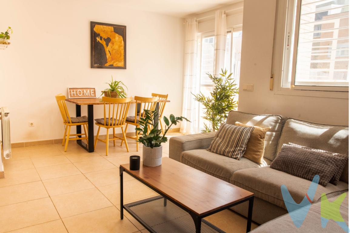 Te proponemos vivir en Massamagrell en una zona de viviendas unifamiliares en El Barrio de la Magdalena, zona en constante crecimiento y proyección. Vivirás en un adosado de más de 120m2 construidos, distribuidos en 3 plantas. Dispone de espacio dentro de la parcela para estacionar el coche visible desde la calle siguiendo el práctico concepto \"casa americana\". Uno de sus grandes atractivos es su patio con salida desde el salón comedor, de más de 40m2. Un espacio para instalar una barbacoa, disfrutar de las mascotas o celebrar reuniones familiares, después de una paella, sin problemas de espacio y al este. En primera planta encontramos la zona de descanso compuesta por tres habitaciones y dos baños, con excelente entrada de luz y ventilación cruzada. La vivienda se completa con una buhardilla de unos 12m2 y salida a una terraza que incluye un lavadero, muy práctico  para tender la ropa, zona de plancha, así como disponer de un trastero. La vivienda que forma parte de un grupo de adosados, está situada frente a una zona ajardinada, entorno despejado y muy tranquila, además, cuenta con excelente conexión a las principales vías como la CV-32, la A-7, y la V-21, facilitando los desplazamientos dentro y fuera del l´Horta Nord. Los municipios más próximos son Museros, Rafelbunyol y La Pobla de Farnals. Hay metro, L3, pero dista a 5 minutos en coche y 25 minutos andando, así como de los supermercados más importantes del municipio.. No obstante, la zona cuenta con pequeñas tiendas de barrio que cubren las necesidades del día a día familiar. La vivienda estará disponible a partir de junio y desde ya estaremos encantados de ofrecerte más información y concertar una visita. ¿Hablamos?¿Quieres enterarte en primicia de nuestros inmuebles en alquiler y venta? En VIVEKU.ES los publicamos con unos días de antelación.Contamos con 30 años de experiencia acreditada y nuestro objetivo es garantizarle un servicio de compra humano, ético, de calidad, fácil y seguro. Nuestro equipo lo integran agentes con la titulación AIR (Agente Inmobiliario Registrado) y Agentes Certificadores de la categoría Premium en certificación de inmuebles y debidamente registrados en el Registro de Agentes de Intermediación de la CV (RAICV 0743). Consulte en nuestras reseñas de Google lo que opinan los clientes que ya han trabajado con nosotros.El precio del inmueble no incluye los honorarios de la agencia que ascienden al 3% del precio final del inmueble más el 21% de IVA, ni los gastos de notaría y registro de la propiedad (que están sujetos a aranceles y varían dependiendo del precio de escrituración), ni los impuestos (que en la Comunidad Valenciana varían dependiendo del precio del inmueble y de las características personales del comprador).