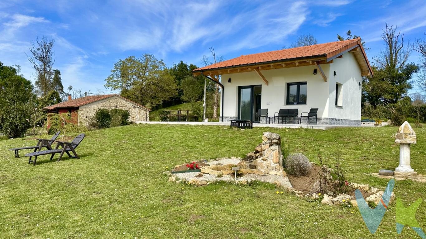 Preciosa vivienda a estrenar, situada en una parcela completamente llana y cerrada de 1.600 m², ideal para disfrutar de la naturaleza y la tranquilidad. La casa cuenta con todos los servicios: agua, luz y conexión a la red de saneamiento. Destaca su bonito porche cubierto, perfecto para relajarse al aire libre con vistas despejadas. Además, dispone de licencia para construir una segunda edificación de 50 m², ideal como almacén o espacio adicional. Un entorno privilegiado, rodeado de naturaleza y con excelentes accesos, perfecto tanto como residencia habitual como para escapadas de fin de semana. Una oportunidad única para quienes sueñan con vivir en el campo sin renunciar a las comodidades modernas. Precio de venta: No incluye Impuesto de Transmisiones Patrimoniales, ni gastos de notaría y registro.