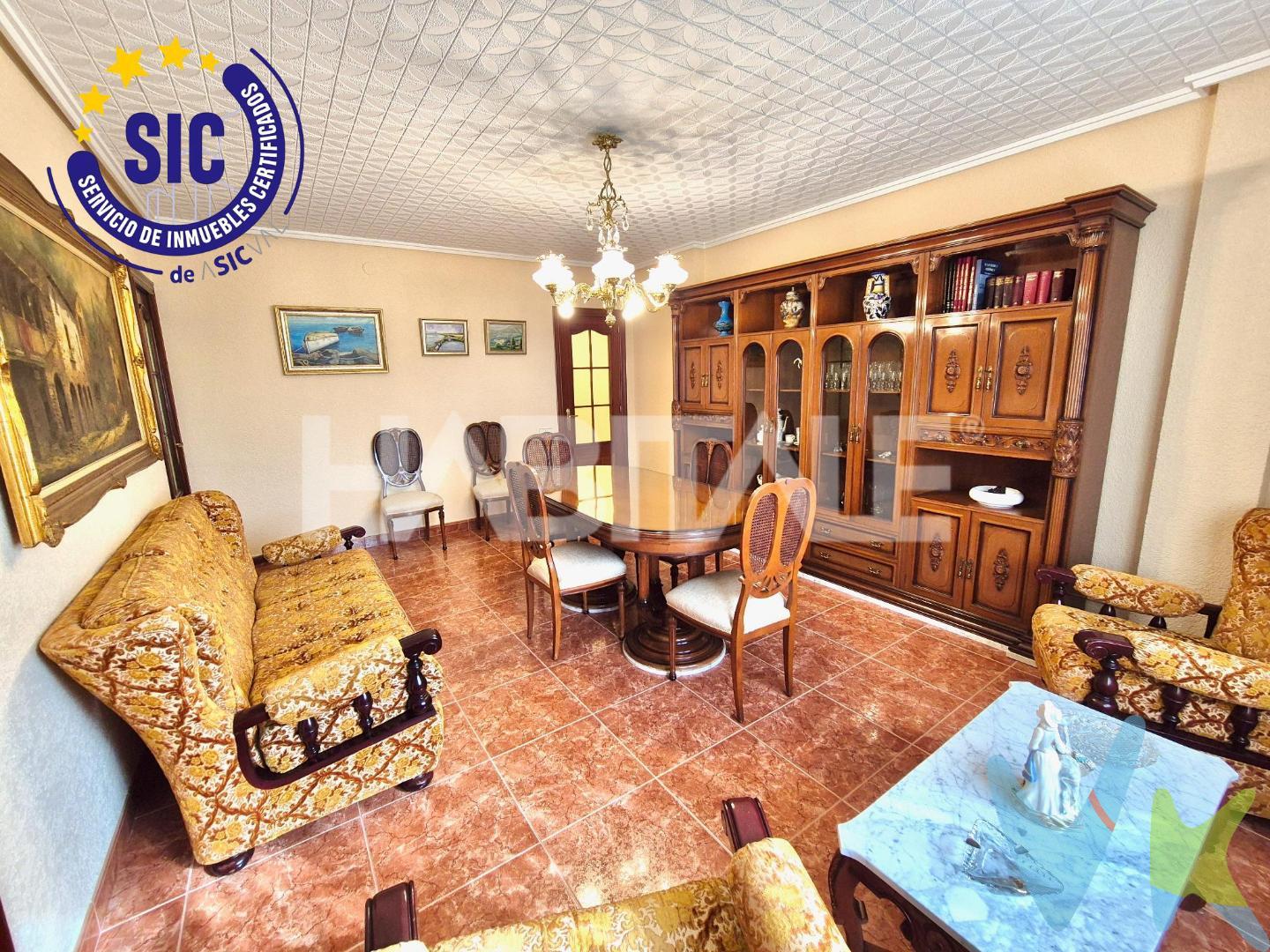 Habitale presenta en exclusiva este amplio y luminoso piso en venta frente al puerto de Valencia, una oportunidad única para quienes buscan comodidad, espacio y una ubicación inmejorable. 

La vivienda dispone de cuatro habitaciones: tres dobles y una individual, ideales tanto para familias como para quienes necesiten espacio adicional para teletrabajar o recibir visitas. Una de las habitaciones dobles cuenta con aire acondicionado y un balcón exterior. 

El baño ha sido reformado por completo, ofreciendo un espacio moderno y funcional con plato de ducha grande. La cocina, independiente y totalmente equipada, se complementa con una estancia anexa que puede destinarse a zona de lavandería o despensa. 

El gran protagonista de la vivienda es, sin duda, su amplio salón-comedor, un espacio lleno de luz natural que invita a relajarse o compartir momentos especiales. Su orientación y altura permiten disfrutar de un entorno abierto y luminoso, con toda la vida del puerto y sus alrededores a un paso: zonas verdes, comercios, transporte público, y una excelente conexión con el centro de la ciudad y la playa. 

Si te interesa, no dudes en escribirnos. ¡Estaremos encantados de ayudarte!

--------------

Por mandato expreso del propietario, comercializamos este inmueble en EXCLUSIVA, lo que le garantiza el acceso a toda la información, a un servicio de calidad, un trato fácil, sencillo y sin interferencias de terceros. Por este motivo, se ruega no molestar al propietario, a los ocupantes de la propiedad o a los vecinos. Muchas gracias por su comprensión.

La oferta está sujeta a cambios de precio o retirada del mercado sin previo aviso. Este anuncio en su conjunto, incluyendo textos, fotos, imágenes o cualquier otro contenido del mismo, no es vinculante dado que la información es ofrecida por terceros y puede contener errores. Se muestra a título informativo y no contractual. El precio anunciado no incluye los impuestos, ni los gastos como Notario, Registro de la Propiedad y honorarios de la agencia inmobiliaria que equivalen al 3% del precio de venta + IVA (21%).

Agentes de la Propiedad Inmobiliaria inscritos con número de registro RAICV 2880 y 4357, las operaciones están garantizadas con Seguro de Responsabilidad Civil y Seguro de Caución.